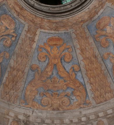 Zdjęcie nr 158: Kaplica zbudowana została na planie kwadratu i nakryta wzniesioną na pendentywach kopułą z latarnią. Przylega do kościoła od północy, do pierwszego przęsła nawy, z którą komunikuje się zamkniętym półkoliście przejściem. Wnętrze artykułowane jest w oparciu o schemat starożytnego łuku triumfalnego za pomocą osadzonych na wysokim cokole pilastrów z kompozytowymi głowicami. Pilastry podtrzymują wydatne belkowanie, ozodbione dekoracją stiukową w postaci puttów, festonów owocowych, rozet oraz kartuszy. Równocześnie pilastry ujmują półkoliste arkady, dwie niższe i większą, środkową. Niższe arkady wypełniają obrazy ze scenami z życia św. Karola Boromeusza. Ponad nimi w prostokątnych, stiukowych, obramieniach znajdują się malowane przedstawienia różnych świętych. W środkowej arkadzie ściany północnej umieszczono okazały późnobarokowy ołtarz z cudownym wizerunkiem św. Karola Boromeusza. Z kolei w arkadach wschodniej i zachodniej rozmieszczono prostokątne okna. Poniżej okna w arkadzie zachodniej znajduje się wyjście na zewnątrz kaplicy zaopatrzone w metalowe, prostokątne drzwi. Natomiast pod oknem w ścianie wschodniej zawieszono tablicę pamiątkową ku czci papieża Jana Pawła II. Arkadę wejściową do kaplicy zamyka prostokątna, brązowa krata. W jej podłuczu od wnętrza na wzór tympanonu umieszczono stiukowy kartusz z herbem Szreniawa, podtrzymywany przez dwa anioły. Ściany tarczowe podniebia przepruto czworobocznymi oknami ujętymi w stiukowe obramienia wolutowe. Na pendentywach przedstawiono w czterech stiukowych kartuszach herby: Szreniawa, Gryf i Kotwicz. Czwarty kartusz jest pusty. Czaszę kopuły wypełnia iluzjonistycznie malowana architektura podzielona na dwie strefy. Dolną artykułują pary pilastrów ujmujące okulusy oraz tralkowa balustrada, a górną gurty wyznaczające pola dla dekoracji ornamentalnej. Ściany zewnętrzne kaplicy zostały podzielone za pomocą kamiennych gzymsów i lizen na dwie trójosiowe kondygnacje, z których górna odpowiada wysokością smukłemu cokołowi mieszczącemu wejście. Zewnętrzne pola każdej elewacji dekorowane są płaskimi pasami tynku w układzie wzoru geometrycznego, zbliżonego do okuciowego. Okna i portal zostały ujęte w profilowane kamienne obramienia. Na ścianie północnej w środkowej kondygnacji pod kartuszem z herbem Szreniawa umieszczono tablicę fundacyjną z napisem: STANISLAUS COMES IN WIŚNICZ LUBOMIRSKI / PALATINUS ET GENERALIS CRACOVIEN[SIS] / SCEPUSIEN[SIS], BIALLOCERKIEVIEN[SIS] / ZATHORIEN[SIS], NIEPOLOMICIEN[SIS] E[T]C[ETER]A, E[T]C[ETER]A, CAPITANEUS / CAPELLAM HANC, / S[ANCTO] CAROLO BARRHOMAEO SUO TUTELARI PATRONO / POST RECEPTA SA[N]CTI HUIUS MERITIS TOT BENEFICIA / DICATAM / EX FUNDAMENTIS EREXIT, DONAVIT / EXORNAVIT, / ANNO D[O]MI[NI], 1640 (Stanisław hrabia na Wiśniczu Lubomirski wojewoda i starosta generalny krakowski, starosta spiski, białocerkiewski, zatorski, niepołomicki, i tak dalej, i tak dalej, tę kaplicę, poświęconą św. Karolowi Boromeuszowi, swojemu patronowi opiekuńczemu, po otrzymaniu tak wielkich łask za wstawiennictwem tego świetego, od fundamentów wzniósł, uposażył i ozdobił, roku Pańskiego 1640). Dach kaplicy oraz latarnia pokryte są blachą miedzianą.
