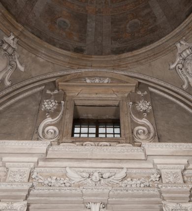 Zdjęcie nr 161: Kaplica zbudowana została na planie kwadratu i nakryta wzniesioną na pendentywach kopułą z latarnią. Przylega do kościoła od północy, do pierwszego przęsła nawy, z którą komunikuje się zamkniętym półkoliście przejściem. Wnętrze artykułowane jest w oparciu o schemat starożytnego łuku triumfalnego za pomocą osadzonych na wysokim cokole pilastrów z kompozytowymi głowicami. Pilastry podtrzymują wydatne belkowanie, ozodbione dekoracją stiukową w postaci puttów, festonów owocowych, rozet oraz kartuszy. Równocześnie pilastry ujmują półkoliste arkady, dwie niższe i większą, środkową. Niższe arkady wypełniają obrazy ze scenami z życia św. Karola Boromeusza. Ponad nimi w prostokątnych, stiukowych, obramieniach znajdują się malowane przedstawienia różnych świętych. W środkowej arkadzie ściany północnej umieszczono okazały późnobarokowy ołtarz z cudownym wizerunkiem św. Karola Boromeusza. Z kolei w arkadach wschodniej i zachodniej rozmieszczono prostokątne okna. Poniżej okna w arkadzie zachodniej znajduje się wyjście na zewnątrz kaplicy zaopatrzone w metalowe, prostokątne drzwi. Natomiast pod oknem w ścianie wschodniej zawieszono tablicę pamiątkową ku czci papieża Jana Pawła II. Arkadę wejściową do kaplicy zamyka prostokątna, brązowa krata. W jej podłuczu od wnętrza na wzór tympanonu umieszczono stiukowy kartusz z herbem Szreniawa, podtrzymywany przez dwa anioły. Ściany tarczowe podniebia przepruto czworobocznymi oknami ujętymi w stiukowe obramienia wolutowe. Na pendentywach przedstawiono w czterech stiukowych kartuszach herby: Szreniawa, Gryf i Kotwicz. Czwarty kartusz jest pusty. Czaszę kopuły wypełnia iluzjonistycznie malowana architektura podzielona na dwie strefy. Dolną artykułują pary pilastrów ujmujące okulusy oraz tralkowa balustrada, a górną gurty wyznaczające pola dla dekoracji ornamentalnej. Ściany zewnętrzne kaplicy zostały podzielone za pomocą kamiennych gzymsów i lizen na dwie trójosiowe kondygnacje, z których górna odpowiada wysokością smukłemu cokołowi mieszczącemu wejście. Zewnętrzne pola każdej elewacji dekorowane są płaskimi pasami tynku w układzie wzoru geometrycznego, zbliżonego do okuciowego. Okna i portal zostały ujęte w profilowane kamienne obramienia. Na ścianie północnej w środkowej kondygnacji pod kartuszem z herbem Szreniawa umieszczono tablicę fundacyjną z napisem: STANISLAUS COMES IN WIŚNICZ LUBOMIRSKI / PALATINUS ET GENERALIS CRACOVIEN[SIS] / SCEPUSIEN[SIS], BIALLOCERKIEVIEN[SIS] / ZATHORIEN[SIS], NIEPOLOMICIEN[SIS] E[T]C[ETER]A, E[T]C[ETER]A, CAPITANEUS / CAPELLAM HANC, / S[ANCTO] CAROLO BARRHOMAEO SUO TUTELARI PATRONO / POST RECEPTA SA[N]CTI HUIUS MERITIS TOT BENEFICIA / DICATAM / EX FUNDAMENTIS EREXIT, DONAVIT / EXORNAVIT, / ANNO D[O]MI[NI], 1640 (Stanisław hrabia na Wiśniczu Lubomirski wojewoda i starosta generalny krakowski, starosta spiski, białocerkiewski, zatorski, niepołomicki, i tak dalej, i tak dalej, tę kaplicę, poświęconą św. Karolowi Boromeuszowi, swojemu patronowi opiekuńczemu, po otrzymaniu tak wielkich łask za wstawiennictwem tego świetego, od fundamentów wzniósł, uposażył i ozdobił, roku Pańskiego 1640). Dach kaplicy oraz latarnia pokryte są blachą miedzianą.
