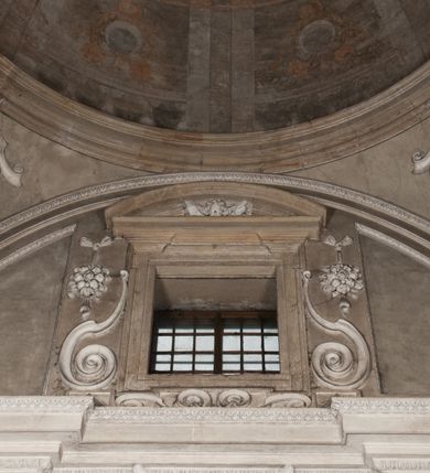 Zdjęcie nr 162: Kaplica zbudowana została na planie kwadratu i nakryta wzniesioną na pendentywach kopułą z latarnią. Przylega do kościoła od północy, do pierwszego przęsła nawy, z którą komunikuje się zamkniętym półkoliście przejściem. Wnętrze artykułowane jest w oparciu o schemat starożytnego łuku triumfalnego za pomocą osadzonych na wysokim cokole pilastrów z kompozytowymi głowicami. Pilastry podtrzymują wydatne belkowanie, ozodbione dekoracją stiukową w postaci puttów, festonów owocowych, rozet oraz kartuszy. Równocześnie pilastry ujmują półkoliste arkady, dwie niższe i większą, środkową. Niższe arkady wypełniają obrazy ze scenami z życia św. Karola Boromeusza. Ponad nimi w prostokątnych, stiukowych, obramieniach znajdują się malowane przedstawienia różnych świętych. W środkowej arkadzie ściany północnej umieszczono okazały późnobarokowy ołtarz z cudownym wizerunkiem św. Karola Boromeusza. Z kolei w arkadach wschodniej i zachodniej rozmieszczono prostokątne okna. Poniżej okna w arkadzie zachodniej znajduje się wyjście na zewnątrz kaplicy zaopatrzone w metalowe, prostokątne drzwi. Natomiast pod oknem w ścianie wschodniej zawieszono tablicę pamiątkową ku czci papieża Jana Pawła II. Arkadę wejściową do kaplicy zamyka prostokątna, brązowa krata. W jej podłuczu od wnętrza na wzór tympanonu umieszczono stiukowy kartusz z herbem Szreniawa, podtrzymywany przez dwa anioły. Ściany tarczowe podniebia przepruto czworobocznymi oknami ujętymi w stiukowe obramienia wolutowe. Na pendentywach przedstawiono w czterech stiukowych kartuszach herby: Szreniawa, Gryf i Kotwicz. Czwarty kartusz jest pusty. Czaszę kopuły wypełnia iluzjonistycznie malowana architektura podzielona na dwie strefy. Dolną artykułują pary pilastrów ujmujące okulusy oraz tralkowa balustrada, a górną gurty wyznaczające pola dla dekoracji ornamentalnej. Ściany zewnętrzne kaplicy zostały podzielone za pomocą kamiennych gzymsów i lizen na dwie trójosiowe kondygnacje, z których górna odpowiada wysokością smukłemu cokołowi mieszczącemu wejście. Zewnętrzne pola każdej elewacji dekorowane są płaskimi pasami tynku w układzie wzoru geometrycznego, zbliżonego do okuciowego. Okna i portal zostały ujęte w profilowane kamienne obramienia. Na ścianie północnej w środkowej kondygnacji pod kartuszem z herbem Szreniawa umieszczono tablicę fundacyjną z napisem: STANISLAUS COMES IN WIŚNICZ LUBOMIRSKI / PALATINUS ET GENERALIS CRACOVIEN[SIS] / SCEPUSIEN[SIS], BIALLOCERKIEVIEN[SIS] / ZATHORIEN[SIS], NIEPOLOMICIEN[SIS] E[T]C[ETER]A, E[T]C[ETER]A, CAPITANEUS / CAPELLAM HANC, / S[ANCTO] CAROLO BARRHOMAEO SUO TUTELARI PATRONO / POST RECEPTA SA[N]CTI HUIUS MERITIS TOT BENEFICIA / DICATAM / EX FUNDAMENTIS EREXIT, DONAVIT / EXORNAVIT, / ANNO D[O]MI[NI], 1640 (Stanisław hrabia na Wiśniczu Lubomirski wojewoda i starosta generalny krakowski, starosta spiski, białocerkiewski, zatorski, niepołomicki, i tak dalej, i tak dalej, tę kaplicę, poświęconą św. Karolowi Boromeuszowi, swojemu patronowi opiekuńczemu, po otrzymaniu tak wielkich łask za wstawiennictwem tego świetego, od fundamentów wzniósł, uposażył i ozdobił, roku Pańskiego 1640). Dach kaplicy oraz latarnia pokryte są blachą miedzianą.
