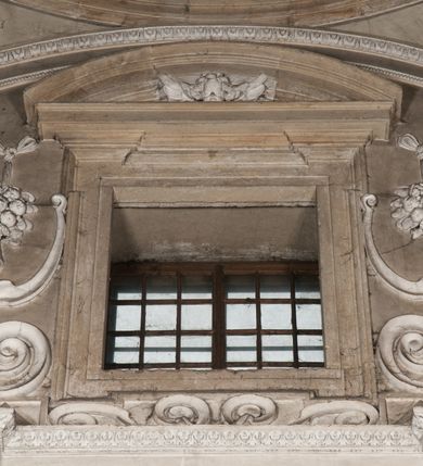 Zdjęcie nr 164: Kaplica zbudowana została na planie kwadratu i nakryta wzniesioną na pendentywach kopułą z latarnią. Przylega do kościoła od północy, do pierwszego przęsła nawy, z którą komunikuje się zamkniętym półkoliście przejściem. Wnętrze artykułowane jest w oparciu o schemat starożytnego łuku triumfalnego za pomocą osadzonych na wysokim cokole pilastrów z kompozytowymi głowicami. Pilastry podtrzymują wydatne belkowanie, ozodbione dekoracją stiukową w postaci puttów, festonów owocowych, rozet oraz kartuszy. Równocześnie pilastry ujmują półkoliste arkady, dwie niższe i większą, środkową. Niższe arkady wypełniają obrazy ze scenami z życia św. Karola Boromeusza. Ponad nimi w prostokątnych, stiukowych, obramieniach znajdują się malowane przedstawienia różnych świętych. W środkowej arkadzie ściany północnej umieszczono okazały późnobarokowy ołtarz z cudownym wizerunkiem św. Karola Boromeusza. Z kolei w arkadach wschodniej i zachodniej rozmieszczono prostokątne okna. Poniżej okna w arkadzie zachodniej znajduje się wyjście na zewnątrz kaplicy zaopatrzone w metalowe, prostokątne drzwi. Natomiast pod oknem w ścianie wschodniej zawieszono tablicę pamiątkową ku czci papieża Jana Pawła II. Arkadę wejściową do kaplicy zamyka prostokątna, brązowa krata. W jej podłuczu od wnętrza na wzór tympanonu umieszczono stiukowy kartusz z herbem Szreniawa, podtrzymywany przez dwa anioły. Ściany tarczowe podniebia przepruto czworobocznymi oknami ujętymi w stiukowe obramienia wolutowe. Na pendentywach przedstawiono w czterech stiukowych kartuszach herby: Szreniawa, Gryf i Kotwicz. Czwarty kartusz jest pusty. Czaszę kopuły wypełnia iluzjonistycznie malowana architektura podzielona na dwie strefy. Dolną artykułują pary pilastrów ujmujące okulusy oraz tralkowa balustrada, a górną gurty wyznaczające pola dla dekoracji ornamentalnej. Ściany zewnętrzne kaplicy zostały podzielone za pomocą kamiennych gzymsów i lizen na dwie trójosiowe kondygnacje, z których górna odpowiada wysokością smukłemu cokołowi mieszczącemu wejście. Zewnętrzne pola każdej elewacji dekorowane są płaskimi pasami tynku w układzie wzoru geometrycznego, zbliżonego do okuciowego. Okna i portal zostały ujęte w profilowane kamienne obramienia. Na ścianie północnej w środkowej kondygnacji pod kartuszem z herbem Szreniawa umieszczono tablicę fundacyjną z napisem: STANISLAUS COMES IN WIŚNICZ LUBOMIRSKI / PALATINUS ET GENERALIS CRACOVIEN[SIS] / SCEPUSIEN[SIS], BIALLOCERKIEVIEN[SIS] / ZATHORIEN[SIS], NIEPOLOMICIEN[SIS] E[T]C[ETER]A, E[T]C[ETER]A, CAPITANEUS / CAPELLAM HANC, / S[ANCTO] CAROLO BARRHOMAEO SUO TUTELARI PATRONO / POST RECEPTA SA[N]CTI HUIUS MERITIS TOT BENEFICIA / DICATAM / EX FUNDAMENTIS EREXIT, DONAVIT / EXORNAVIT, / ANNO D[O]MI[NI], 1640 (Stanisław hrabia na Wiśniczu Lubomirski wojewoda i starosta generalny krakowski, starosta spiski, białocerkiewski, zatorski, niepołomicki, i tak dalej, i tak dalej, tę kaplicę, poświęconą św. Karolowi Boromeuszowi, swojemu patronowi opiekuńczemu, po otrzymaniu tak wielkich łask za wstawiennictwem tego świetego, od fundamentów wzniósł, uposażył i ozdobił, roku Pańskiego 1640). Dach kaplicy oraz latarnia pokryte są blachą miedzianą.
