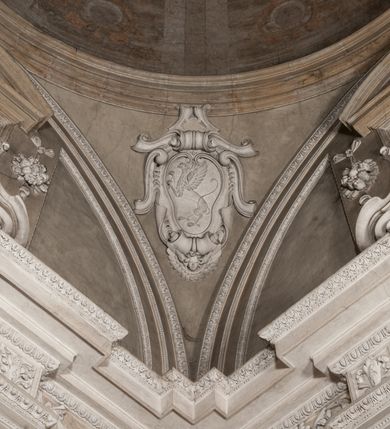 Zdjęcie nr 165: Kaplica zbudowana została na planie kwadratu i nakryta wzniesioną na pendentywach kopułą z latarnią. Przylega do kościoła od północy, do pierwszego przęsła nawy, z którą komunikuje się zamkniętym półkoliście przejściem. Wnętrze artykułowane jest w oparciu o schemat starożytnego łuku triumfalnego za pomocą osadzonych na wysokim cokole pilastrów z kompozytowymi głowicami. Pilastry podtrzymują wydatne belkowanie, ozodbione dekoracją stiukową w postaci puttów, festonów owocowych, rozet oraz kartuszy. Równocześnie pilastry ujmują półkoliste arkady, dwie niższe i większą, środkową. Niższe arkady wypełniają obrazy ze scenami z życia św. Karola Boromeusza. Ponad nimi w prostokątnych, stiukowych, obramieniach znajdują się malowane przedstawienia różnych świętych. W środkowej arkadzie ściany północnej umieszczono okazały późnobarokowy ołtarz z cudownym wizerunkiem św. Karola Boromeusza. Z kolei w arkadach wschodniej i zachodniej rozmieszczono prostokątne okna. Poniżej okna w arkadzie zachodniej znajduje się wyjście na zewnątrz kaplicy zaopatrzone w metalowe, prostokątne drzwi. Natomiast pod oknem w ścianie wschodniej zawieszono tablicę pamiątkową ku czci papieża Jana Pawła II. Arkadę wejściową do kaplicy zamyka prostokątna, brązowa krata. W jej podłuczu od wnętrza na wzór tympanonu umieszczono stiukowy kartusz z herbem Szreniawa, podtrzymywany przez dwa anioły. Ściany tarczowe podniebia przepruto czworobocznymi oknami ujętymi w stiukowe obramienia wolutowe. Na pendentywach przedstawiono w czterech stiukowych kartuszach herby: Szreniawa, Gryf i Kotwicz. Czwarty kartusz jest pusty. Czaszę kopuły wypełnia iluzjonistycznie malowana architektura podzielona na dwie strefy. Dolną artykułują pary pilastrów ujmujące okulusy oraz tralkowa balustrada, a górną gurty wyznaczające pola dla dekoracji ornamentalnej. Ściany zewnętrzne kaplicy zostały podzielone za pomocą kamiennych gzymsów i lizen na dwie trójosiowe kondygnacje, z których górna odpowiada wysokością smukłemu cokołowi mieszczącemu wejście. Zewnętrzne pola każdej elewacji dekorowane są płaskimi pasami tynku w układzie wzoru geometrycznego, zbliżonego do okuciowego. Okna i portal zostały ujęte w profilowane kamienne obramienia. Na ścianie północnej w środkowej kondygnacji pod kartuszem z herbem Szreniawa umieszczono tablicę fundacyjną z napisem: STANISLAUS COMES IN WIŚNICZ LUBOMIRSKI / PALATINUS ET GENERALIS CRACOVIEN[SIS] / SCEPUSIEN[SIS], BIALLOCERKIEVIEN[SIS] / ZATHORIEN[SIS], NIEPOLOMICIEN[SIS] E[T]C[ETER]A, E[T]C[ETER]A, CAPITANEUS / CAPELLAM HANC, / S[ANCTO] CAROLO BARRHOMAEO SUO TUTELARI PATRONO / POST RECEPTA SA[N]CTI HUIUS MERITIS TOT BENEFICIA / DICATAM / EX FUNDAMENTIS EREXIT, DONAVIT / EXORNAVIT, / ANNO D[O]MI[NI], 1640 (Stanisław hrabia na Wiśniczu Lubomirski wojewoda i starosta generalny krakowski, starosta spiski, białocerkiewski, zatorski, niepołomicki, i tak dalej, i tak dalej, tę kaplicę, poświęconą św. Karolowi Boromeuszowi, swojemu patronowi opiekuńczemu, po otrzymaniu tak wielkich łask za wstawiennictwem tego świetego, od fundamentów wzniósł, uposażył i ozdobił, roku Pańskiego 1640). Dach kaplicy oraz latarnia pokryte są blachą miedzianą.
