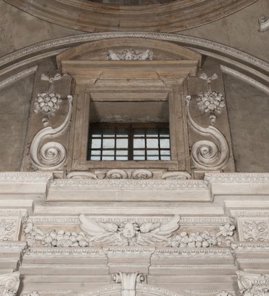 Zdjęcie nr 163: Kaplica zbudowana została na planie kwadratu i nakryta wzniesioną na pendentywach kopułą z latarnią. Przylega do kościoła od północy, do pierwszego przęsła nawy, z którą komunikuje się zamkniętym półkoliście przejściem. Wnętrze artykułowane jest w oparciu o schemat starożytnego łuku triumfalnego za pomocą osadzonych na wysokim cokole pilastrów z kompozytowymi głowicami. Pilastry podtrzymują wydatne belkowanie, ozodbione dekoracją stiukową w postaci puttów, festonów owocowych, rozet oraz kartuszy. Równocześnie pilastry ujmują półkoliste arkady, dwie niższe i większą, środkową. Niższe arkady wypełniają obrazy ze scenami z życia św. Karola Boromeusza. Ponad nimi w prostokątnych, stiukowych, obramieniach znajdują się malowane przedstawienia różnych świętych. W środkowej arkadzie ściany północnej umieszczono okazały późnobarokowy ołtarz z cudownym wizerunkiem św. Karola Boromeusza. Z kolei w arkadach wschodniej i zachodniej rozmieszczono prostokątne okna. Poniżej okna w arkadzie zachodniej znajduje się wyjście na zewnątrz kaplicy zaopatrzone w metalowe, prostokątne drzwi. Natomiast pod oknem w ścianie wschodniej zawieszono tablicę pamiątkową ku czci papieża Jana Pawła II. Arkadę wejściową do kaplicy zamyka prostokątna, brązowa krata. W jej podłuczu od wnętrza na wzór tympanonu umieszczono stiukowy kartusz z herbem Szreniawa, podtrzymywany przez dwa anioły. Ściany tarczowe podniebia przepruto czworobocznymi oknami ujętymi w stiukowe obramienia wolutowe. Na pendentywach przedstawiono w czterech stiukowych kartuszach herby: Szreniawa, Gryf i Kotwicz. Czwarty kartusz jest pusty. Czaszę kopuły wypełnia iluzjonistycznie malowana architektura podzielona na dwie strefy. Dolną artykułują pary pilastrów ujmujące okulusy oraz tralkowa balustrada, a górną gurty wyznaczające pola dla dekoracji ornamentalnej. Ściany zewnętrzne kaplicy zostały podzielone za pomocą kamiennych gzymsów i lizen na dwie trójosiowe kondygnacje, z których górna odpowiada wysokością smukłemu cokołowi mieszczącemu wejście. Zewnętrzne pola każdej elewacji dekorowane są płaskimi pasami tynku w układzie wzoru geometrycznego, zbliżonego do okuciowego. Okna i portal zostały ujęte w profilowane kamienne obramienia. Na ścianie północnej w środkowej kondygnacji pod kartuszem z herbem Szreniawa umieszczono tablicę fundacyjną z napisem: STANISLAUS COMES IN WIŚNICZ LUBOMIRSKI / PALATINUS ET GENERALIS CRACOVIEN[SIS] / SCEPUSIEN[SIS], BIALLOCERKIEVIEN[SIS] / ZATHORIEN[SIS], NIEPOLOMICIEN[SIS] E[T]C[ETER]A, E[T]C[ETER]A, CAPITANEUS / CAPELLAM HANC, / S[ANCTO] CAROLO BARRHOMAEO SUO TUTELARI PATRONO / POST RECEPTA SA[N]CTI HUIUS MERITIS TOT BENEFICIA / DICATAM / EX FUNDAMENTIS EREXIT, DONAVIT / EXORNAVIT, / ANNO D[O]MI[NI], 1640 (Stanisław hrabia na Wiśniczu Lubomirski wojewoda i starosta generalny krakowski, starosta spiski, białocerkiewski, zatorski, niepołomicki, i tak dalej, i tak dalej, tę kaplicę, poświęconą św. Karolowi Boromeuszowi, swojemu patronowi opiekuńczemu, po otrzymaniu tak wielkich łask za wstawiennictwem tego świetego, od fundamentów wzniósł, uposażył i ozdobił, roku Pańskiego 1640). Dach kaplicy oraz latarnia pokryte są blachą miedzianą.
