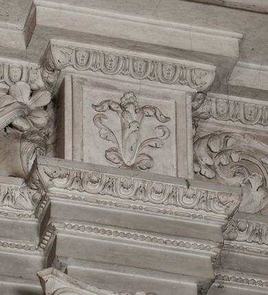 Zdjęcie nr 168: Kaplica zbudowana została na planie kwadratu i nakryta wzniesioną na pendentywach kopułą z latarnią. Przylega do kościoła od północy, do pierwszego przęsła nawy, z którą komunikuje się zamkniętym półkoliście przejściem. Wnętrze artykułowane jest w oparciu o schemat starożytnego łuku triumfalnego za pomocą osadzonych na wysokim cokole pilastrów z kompozytowymi głowicami. Pilastry podtrzymują wydatne belkowanie, ozodbione dekoracją stiukową w postaci puttów, festonów owocowych, rozet oraz kartuszy. Równocześnie pilastry ujmują półkoliste arkady, dwie niższe i większą, środkową. Niższe arkady wypełniają obrazy ze scenami z życia św. Karola Boromeusza. Ponad nimi w prostokątnych, stiukowych, obramieniach znajdują się malowane przedstawienia różnych świętych. W środkowej arkadzie ściany północnej umieszczono okazały późnobarokowy ołtarz z cudownym wizerunkiem św. Karola Boromeusza. Z kolei w arkadach wschodniej i zachodniej rozmieszczono prostokątne okna. Poniżej okna w arkadzie zachodniej znajduje się wyjście na zewnątrz kaplicy zaopatrzone w metalowe, prostokątne drzwi. Natomiast pod oknem w ścianie wschodniej zawieszono tablicę pamiątkową ku czci papieża Jana Pawła II. Arkadę wejściową do kaplicy zamyka prostokątna, brązowa krata. W jej podłuczu od wnętrza na wzór tympanonu umieszczono stiukowy kartusz z herbem Szreniawa, podtrzymywany przez dwa anioły. Ściany tarczowe podniebia przepruto czworobocznymi oknami ujętymi w stiukowe obramienia wolutowe. Na pendentywach przedstawiono w czterech stiukowych kartuszach herby: Szreniawa, Gryf i Kotwicz. Czwarty kartusz jest pusty. Czaszę kopuły wypełnia iluzjonistycznie malowana architektura podzielona na dwie strefy. Dolną artykułują pary pilastrów ujmujące okulusy oraz tralkowa balustrada, a górną gurty wyznaczające pola dla dekoracji ornamentalnej. Ściany zewnętrzne kaplicy zostały podzielone za pomocą kamiennych gzymsów i lizen na dwie trójosiowe kondygnacje, z których górna odpowiada wysokością smukłemu cokołowi mieszczącemu wejście. Zewnętrzne pola każdej elewacji dekorowane są płaskimi pasami tynku w układzie wzoru geometrycznego, zbliżonego do okuciowego. Okna i portal zostały ujęte w profilowane kamienne obramienia. Na ścianie północnej w środkowej kondygnacji pod kartuszem z herbem Szreniawa umieszczono tablicę fundacyjną z napisem: STANISLAUS COMES IN WIŚNICZ LUBOMIRSKI / PALATINUS ET GENERALIS CRACOVIEN[SIS] / SCEPUSIEN[SIS], BIALLOCERKIEVIEN[SIS] / ZATHORIEN[SIS], NIEPOLOMICIEN[SIS] E[T]C[ETER]A, E[T]C[ETER]A, CAPITANEUS / CAPELLAM HANC, / S[ANCTO] CAROLO BARRHOMAEO SUO TUTELARI PATRONO / POST RECEPTA SA[N]CTI HUIUS MERITIS TOT BENEFICIA / DICATAM / EX FUNDAMENTIS EREXIT, DONAVIT / EXORNAVIT, / ANNO D[O]MI[NI], 1640 (Stanisław hrabia na Wiśniczu Lubomirski wojewoda i starosta generalny krakowski, starosta spiski, białocerkiewski, zatorski, niepołomicki, i tak dalej, i tak dalej, tę kaplicę, poświęconą św. Karolowi Boromeuszowi, swojemu patronowi opiekuńczemu, po otrzymaniu tak wielkich łask za wstawiennictwem tego świetego, od fundamentów wzniósł, uposażył i ozdobił, roku Pańskiego 1640). Dach kaplicy oraz latarnia pokryte są blachą miedzianą.
