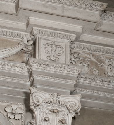 Zdjęcie nr 169: Kaplica zbudowana została na planie kwadratu i nakryta wzniesioną na pendentywach kopułą z latarnią. Przylega do kościoła od północy, do pierwszego przęsła nawy, z którą komunikuje się zamkniętym półkoliście przejściem. Wnętrze artykułowane jest w oparciu o schemat starożytnego łuku triumfalnego za pomocą osadzonych na wysokim cokole pilastrów z kompozytowymi głowicami. Pilastry podtrzymują wydatne belkowanie, ozodbione dekoracją stiukową w postaci puttów, festonów owocowych, rozet oraz kartuszy. Równocześnie pilastry ujmują półkoliste arkady, dwie niższe i większą, środkową. Niższe arkady wypełniają obrazy ze scenami z życia św. Karola Boromeusza. Ponad nimi w prostokątnych, stiukowych, obramieniach znajdują się malowane przedstawienia różnych świętych. W środkowej arkadzie ściany północnej umieszczono okazały późnobarokowy ołtarz z cudownym wizerunkiem św. Karola Boromeusza. Z kolei w arkadach wschodniej i zachodniej rozmieszczono prostokątne okna. Poniżej okna w arkadzie zachodniej znajduje się wyjście na zewnątrz kaplicy zaopatrzone w metalowe, prostokątne drzwi. Natomiast pod oknem w ścianie wschodniej zawieszono tablicę pamiątkową ku czci papieża Jana Pawła II. Arkadę wejściową do kaplicy zamyka prostokątna, brązowa krata. W jej podłuczu od wnętrza na wzór tympanonu umieszczono stiukowy kartusz z herbem Szreniawa, podtrzymywany przez dwa anioły. Ściany tarczowe podniebia przepruto czworobocznymi oknami ujętymi w stiukowe obramienia wolutowe. Na pendentywach przedstawiono w czterech stiukowych kartuszach herby: Szreniawa, Gryf i Kotwicz. Czwarty kartusz jest pusty. Czaszę kopuły wypełnia iluzjonistycznie malowana architektura podzielona na dwie strefy. Dolną artykułują pary pilastrów ujmujące okulusy oraz tralkowa balustrada, a górną gurty wyznaczające pola dla dekoracji ornamentalnej. Ściany zewnętrzne kaplicy zostały podzielone za pomocą kamiennych gzymsów i lizen na dwie trójosiowe kondygnacje, z których górna odpowiada wysokością smukłemu cokołowi mieszczącemu wejście. Zewnętrzne pola każdej elewacji dekorowane są płaskimi pasami tynku w układzie wzoru geometrycznego, zbliżonego do okuciowego. Okna i portal zostały ujęte w profilowane kamienne obramienia. Na ścianie północnej w środkowej kondygnacji pod kartuszem z herbem Szreniawa umieszczono tablicę fundacyjną z napisem: STANISLAUS COMES IN WIŚNICZ LUBOMIRSKI / PALATINUS ET GENERALIS CRACOVIEN[SIS] / SCEPUSIEN[SIS], BIALLOCERKIEVIEN[SIS] / ZATHORIEN[SIS], NIEPOLOMICIEN[SIS] E[T]C[ETER]A, E[T]C[ETER]A, CAPITANEUS / CAPELLAM HANC, / S[ANCTO] CAROLO BARRHOMAEO SUO TUTELARI PATRONO / POST RECEPTA SA[N]CTI HUIUS MERITIS TOT BENEFICIA / DICATAM / EX FUNDAMENTIS EREXIT, DONAVIT / EXORNAVIT, / ANNO D[O]MI[NI], 1640 (Stanisław hrabia na Wiśniczu Lubomirski wojewoda i starosta generalny krakowski, starosta spiski, białocerkiewski, zatorski, niepołomicki, i tak dalej, i tak dalej, tę kaplicę, poświęconą św. Karolowi Boromeuszowi, swojemu patronowi opiekuńczemu, po otrzymaniu tak wielkich łask za wstawiennictwem tego świetego, od fundamentów wzniósł, uposażył i ozdobił, roku Pańskiego 1640). Dach kaplicy oraz latarnia pokryte są blachą miedzianą.
