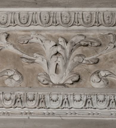 Zdjęcie nr 167: Kaplica zbudowana została na planie kwadratu i nakryta wzniesioną na pendentywach kopułą z latarnią. Przylega do kościoła od północy, do pierwszego przęsła nawy, z którą komunikuje się zamkniętym półkoliście przejściem. Wnętrze artykułowane jest w oparciu o schemat starożytnego łuku triumfalnego za pomocą osadzonych na wysokim cokole pilastrów z kompozytowymi głowicami. Pilastry podtrzymują wydatne belkowanie, ozodbione dekoracją stiukową w postaci puttów, festonów owocowych, rozet oraz kartuszy. Równocześnie pilastry ujmują półkoliste arkady, dwie niższe i większą, środkową. Niższe arkady wypełniają obrazy ze scenami z życia św. Karola Boromeusza. Ponad nimi w prostokątnych, stiukowych, obramieniach znajdują się malowane przedstawienia różnych świętych. W środkowej arkadzie ściany północnej umieszczono okazały późnobarokowy ołtarz z cudownym wizerunkiem św. Karola Boromeusza. Z kolei w arkadach wschodniej i zachodniej rozmieszczono prostokątne okna. Poniżej okna w arkadzie zachodniej znajduje się wyjście na zewnątrz kaplicy zaopatrzone w metalowe, prostokątne drzwi. Natomiast pod oknem w ścianie wschodniej zawieszono tablicę pamiątkową ku czci papieża Jana Pawła II. Arkadę wejściową do kaplicy zamyka prostokątna, brązowa krata. W jej podłuczu od wnętrza na wzór tympanonu umieszczono stiukowy kartusz z herbem Szreniawa, podtrzymywany przez dwa anioły. Ściany tarczowe podniebia przepruto czworobocznymi oknami ujętymi w stiukowe obramienia wolutowe. Na pendentywach przedstawiono w czterech stiukowych kartuszach herby: Szreniawa, Gryf i Kotwicz. Czwarty kartusz jest pusty. Czaszę kopuły wypełnia iluzjonistycznie malowana architektura podzielona na dwie strefy. Dolną artykułują pary pilastrów ujmujące okulusy oraz tralkowa balustrada, a górną gurty wyznaczające pola dla dekoracji ornamentalnej. Ściany zewnętrzne kaplicy zostały podzielone za pomocą kamiennych gzymsów i lizen na dwie trójosiowe kondygnacje, z których górna odpowiada wysokością smukłemu cokołowi mieszczącemu wejście. Zewnętrzne pola każdej elewacji dekorowane są płaskimi pasami tynku w układzie wzoru geometrycznego, zbliżonego do okuciowego. Okna i portal zostały ujęte w profilowane kamienne obramienia. Na ścianie północnej w środkowej kondygnacji pod kartuszem z herbem Szreniawa umieszczono tablicę fundacyjną z napisem: STANISLAUS COMES IN WIŚNICZ LUBOMIRSKI / PALATINUS ET GENERALIS CRACOVIEN[SIS] / SCEPUSIEN[SIS], BIALLOCERKIEVIEN[SIS] / ZATHORIEN[SIS], NIEPOLOMICIEN[SIS] E[T]C[ETER]A, E[T]C[ETER]A, CAPITANEUS / CAPELLAM HANC, / S[ANCTO] CAROLO BARRHOMAEO SUO TUTELARI PATRONO / POST RECEPTA SA[N]CTI HUIUS MERITIS TOT BENEFICIA / DICATAM / EX FUNDAMENTIS EREXIT, DONAVIT / EXORNAVIT, / ANNO D[O]MI[NI], 1640 (Stanisław hrabia na Wiśniczu Lubomirski wojewoda i starosta generalny krakowski, starosta spiski, białocerkiewski, zatorski, niepołomicki, i tak dalej, i tak dalej, tę kaplicę, poświęconą św. Karolowi Boromeuszowi, swojemu patronowi opiekuńczemu, po otrzymaniu tak wielkich łask za wstawiennictwem tego świetego, od fundamentów wzniósł, uposażył i ozdobił, roku Pańskiego 1640). Dach kaplicy oraz latarnia pokryte są blachą miedzianą.
