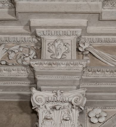 Zdjęcie nr 172: Kaplica zbudowana została na planie kwadratu i nakryta wzniesioną na pendentywach kopułą z latarnią. Przylega do kościoła od północy, do pierwszego przęsła nawy, z którą komunikuje się zamkniętym półkoliście przejściem. Wnętrze artykułowane jest w oparciu o schemat starożytnego łuku triumfalnego za pomocą osadzonych na wysokim cokole pilastrów z kompozytowymi głowicami. Pilastry podtrzymują wydatne belkowanie, ozodbione dekoracją stiukową w postaci puttów, festonów owocowych, rozet oraz kartuszy. Równocześnie pilastry ujmują półkoliste arkady, dwie niższe i większą, środkową. Niższe arkady wypełniają obrazy ze scenami z życia św. Karola Boromeusza. Ponad nimi w prostokątnych, stiukowych, obramieniach znajdują się malowane przedstawienia różnych świętych. W środkowej arkadzie ściany północnej umieszczono okazały późnobarokowy ołtarz z cudownym wizerunkiem św. Karola Boromeusza. Z kolei w arkadach wschodniej i zachodniej rozmieszczono prostokątne okna. Poniżej okna w arkadzie zachodniej znajduje się wyjście na zewnątrz kaplicy zaopatrzone w metalowe, prostokątne drzwi. Natomiast pod oknem w ścianie wschodniej zawieszono tablicę pamiątkową ku czci papieża Jana Pawła II. Arkadę wejściową do kaplicy zamyka prostokątna, brązowa krata. W jej podłuczu od wnętrza na wzór tympanonu umieszczono stiukowy kartusz z herbem Szreniawa, podtrzymywany przez dwa anioły. Ściany tarczowe podniebia przepruto czworobocznymi oknami ujętymi w stiukowe obramienia wolutowe. Na pendentywach przedstawiono w czterech stiukowych kartuszach herby: Szreniawa, Gryf i Kotwicz. Czwarty kartusz jest pusty. Czaszę kopuły wypełnia iluzjonistycznie malowana architektura podzielona na dwie strefy. Dolną artykułują pary pilastrów ujmujące okulusy oraz tralkowa balustrada, a górną gurty wyznaczające pola dla dekoracji ornamentalnej. Ściany zewnętrzne kaplicy zostały podzielone za pomocą kamiennych gzymsów i lizen na dwie trójosiowe kondygnacje, z których górna odpowiada wysokością smukłemu cokołowi mieszczącemu wejście. Zewnętrzne pola każdej elewacji dekorowane są płaskimi pasami tynku w układzie wzoru geometrycznego, zbliżonego do okuciowego. Okna i portal zostały ujęte w profilowane kamienne obramienia. Na ścianie północnej w środkowej kondygnacji pod kartuszem z herbem Szreniawa umieszczono tablicę fundacyjną z napisem: STANISLAUS COMES IN WIŚNICZ LUBOMIRSKI / PALATINUS ET GENERALIS CRACOVIEN[SIS] / SCEPUSIEN[SIS], BIALLOCERKIEVIEN[SIS] / ZATHORIEN[SIS], NIEPOLOMICIEN[SIS] E[T]C[ETER]A, E[T]C[ETER]A, CAPITANEUS / CAPELLAM HANC, / S[ANCTO] CAROLO BARRHOMAEO SUO TUTELARI PATRONO / POST RECEPTA SA[N]CTI HUIUS MERITIS TOT BENEFICIA / DICATAM / EX FUNDAMENTIS EREXIT, DONAVIT / EXORNAVIT, / ANNO D[O]MI[NI], 1640 (Stanisław hrabia na Wiśniczu Lubomirski wojewoda i starosta generalny krakowski, starosta spiski, białocerkiewski, zatorski, niepołomicki, i tak dalej, i tak dalej, tę kaplicę, poświęconą św. Karolowi Boromeuszowi, swojemu patronowi opiekuńczemu, po otrzymaniu tak wielkich łask za wstawiennictwem tego świetego, od fundamentów wzniósł, uposażył i ozdobił, roku Pańskiego 1640). Dach kaplicy oraz latarnia pokryte są blachą miedzianą.
