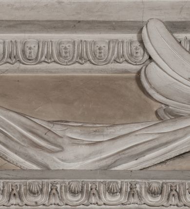 Zdjęcie nr 174: Kaplica zbudowana została na planie kwadratu i nakryta wzniesioną na pendentywach kopułą z latarnią. Przylega do kościoła od północy, do pierwszego przęsła nawy, z którą komunikuje się zamkniętym półkoliście przejściem. Wnętrze artykułowane jest w oparciu o schemat starożytnego łuku triumfalnego za pomocą osadzonych na wysokim cokole pilastrów z kompozytowymi głowicami. Pilastry podtrzymują wydatne belkowanie, ozodbione dekoracją stiukową w postaci puttów, festonów owocowych, rozet oraz kartuszy. Równocześnie pilastry ujmują półkoliste arkady, dwie niższe i większą, środkową. Niższe arkady wypełniają obrazy ze scenami z życia św. Karola Boromeusza. Ponad nimi w prostokątnych, stiukowych, obramieniach znajdują się malowane przedstawienia różnych świętych. W środkowej arkadzie ściany północnej umieszczono okazały późnobarokowy ołtarz z cudownym wizerunkiem św. Karola Boromeusza. Z kolei w arkadach wschodniej i zachodniej rozmieszczono prostokątne okna. Poniżej okna w arkadzie zachodniej znajduje się wyjście na zewnątrz kaplicy zaopatrzone w metalowe, prostokątne drzwi. Natomiast pod oknem w ścianie wschodniej zawieszono tablicę pamiątkową ku czci papieża Jana Pawła II. Arkadę wejściową do kaplicy zamyka prostokątna, brązowa krata. W jej podłuczu od wnętrza na wzór tympanonu umieszczono stiukowy kartusz z herbem Szreniawa, podtrzymywany przez dwa anioły. Ściany tarczowe podniebia przepruto czworobocznymi oknami ujętymi w stiukowe obramienia wolutowe. Na pendentywach przedstawiono w czterech stiukowych kartuszach herby: Szreniawa, Gryf i Kotwicz. Czwarty kartusz jest pusty. Czaszę kopuły wypełnia iluzjonistycznie malowana architektura podzielona na dwie strefy. Dolną artykułują pary pilastrów ujmujące okulusy oraz tralkowa balustrada, a górną gurty wyznaczające pola dla dekoracji ornamentalnej. Ściany zewnętrzne kaplicy zostały podzielone za pomocą kamiennych gzymsów i lizen na dwie trójosiowe kondygnacje, z których górna odpowiada wysokością smukłemu cokołowi mieszczącemu wejście. Zewnętrzne pola każdej elewacji dekorowane są płaskimi pasami tynku w układzie wzoru geometrycznego, zbliżonego do okuciowego. Okna i portal zostały ujęte w profilowane kamienne obramienia. Na ścianie północnej w środkowej kondygnacji pod kartuszem z herbem Szreniawa umieszczono tablicę fundacyjną z napisem: STANISLAUS COMES IN WIŚNICZ LUBOMIRSKI / PALATINUS ET GENERALIS CRACOVIEN[SIS] / SCEPUSIEN[SIS], BIALLOCERKIEVIEN[SIS] / ZATHORIEN[SIS], NIEPOLOMICIEN[SIS] E[T]C[ETER]A, E[T]C[ETER]A, CAPITANEUS / CAPELLAM HANC, / S[ANCTO] CAROLO BARRHOMAEO SUO TUTELARI PATRONO / POST RECEPTA SA[N]CTI HUIUS MERITIS TOT BENEFICIA / DICATAM / EX FUNDAMENTIS EREXIT, DONAVIT / EXORNAVIT, / ANNO D[O]MI[NI], 1640 (Stanisław hrabia na Wiśniczu Lubomirski wojewoda i starosta generalny krakowski, starosta spiski, białocerkiewski, zatorski, niepołomicki, i tak dalej, i tak dalej, tę kaplicę, poświęconą św. Karolowi Boromeuszowi, swojemu patronowi opiekuńczemu, po otrzymaniu tak wielkich łask za wstawiennictwem tego świetego, od fundamentów wzniósł, uposażył i ozdobił, roku Pańskiego 1640). Dach kaplicy oraz latarnia pokryte są blachą miedzianą.
