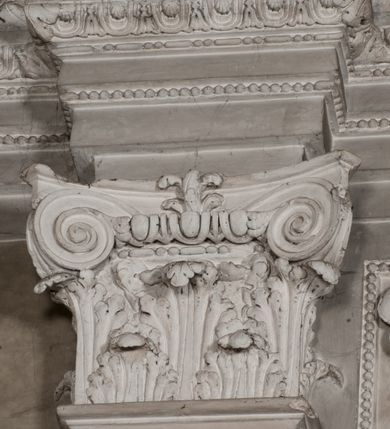 Zdjęcie nr 170: Kaplica zbudowana została na planie kwadratu i nakryta wzniesioną na pendentywach kopułą z latarnią. Przylega do kościoła od północy, do pierwszego przęsła nawy, z którą komunikuje się zamkniętym półkoliście przejściem. Wnętrze artykułowane jest w oparciu o schemat starożytnego łuku triumfalnego za pomocą osadzonych na wysokim cokole pilastrów z kompozytowymi głowicami. Pilastry podtrzymują wydatne belkowanie, ozodbione dekoracją stiukową w postaci puttów, festonów owocowych, rozet oraz kartuszy. Równocześnie pilastry ujmują półkoliste arkady, dwie niższe i większą, środkową. Niższe arkady wypełniają obrazy ze scenami z życia św. Karola Boromeusza. Ponad nimi w prostokątnych, stiukowych, obramieniach znajdują się malowane przedstawienia różnych świętych. W środkowej arkadzie ściany północnej umieszczono okazały późnobarokowy ołtarz z cudownym wizerunkiem św. Karola Boromeusza. Z kolei w arkadach wschodniej i zachodniej rozmieszczono prostokątne okna. Poniżej okna w arkadzie zachodniej znajduje się wyjście na zewnątrz kaplicy zaopatrzone w metalowe, prostokątne drzwi. Natomiast pod oknem w ścianie wschodniej zawieszono tablicę pamiątkową ku czci papieża Jana Pawła II. Arkadę wejściową do kaplicy zamyka prostokątna, brązowa krata. W jej podłuczu od wnętrza na wzór tympanonu umieszczono stiukowy kartusz z herbem Szreniawa, podtrzymywany przez dwa anioły. Ściany tarczowe podniebia przepruto czworobocznymi oknami ujętymi w stiukowe obramienia wolutowe. Na pendentywach przedstawiono w czterech stiukowych kartuszach herby: Szreniawa, Gryf i Kotwicz. Czwarty kartusz jest pusty. Czaszę kopuły wypełnia iluzjonistycznie malowana architektura podzielona na dwie strefy. Dolną artykułują pary pilastrów ujmujące okulusy oraz tralkowa balustrada, a górną gurty wyznaczające pola dla dekoracji ornamentalnej. Ściany zewnętrzne kaplicy zostały podzielone za pomocą kamiennych gzymsów i lizen na dwie trójosiowe kondygnacje, z których górna odpowiada wysokością smukłemu cokołowi mieszczącemu wejście. Zewnętrzne pola każdej elewacji dekorowane są płaskimi pasami tynku w układzie wzoru geometrycznego, zbliżonego do okuciowego. Okna i portal zostały ujęte w profilowane kamienne obramienia. Na ścianie północnej w środkowej kondygnacji pod kartuszem z herbem Szreniawa umieszczono tablicę fundacyjną z napisem: STANISLAUS COMES IN WIŚNICZ LUBOMIRSKI / PALATINUS ET GENERALIS CRACOVIEN[SIS] / SCEPUSIEN[SIS], BIALLOCERKIEVIEN[SIS] / ZATHORIEN[SIS], NIEPOLOMICIEN[SIS] E[T]C[ETER]A, E[T]C[ETER]A, CAPITANEUS / CAPELLAM HANC, / S[ANCTO] CAROLO BARRHOMAEO SUO TUTELARI PATRONO / POST RECEPTA SA[N]CTI HUIUS MERITIS TOT BENEFICIA / DICATAM / EX FUNDAMENTIS EREXIT, DONAVIT / EXORNAVIT, / ANNO D[O]MI[NI], 1640 (Stanisław hrabia na Wiśniczu Lubomirski wojewoda i starosta generalny krakowski, starosta spiski, białocerkiewski, zatorski, niepołomicki, i tak dalej, i tak dalej, tę kaplicę, poświęconą św. Karolowi Boromeuszowi, swojemu patronowi opiekuńczemu, po otrzymaniu tak wielkich łask za wstawiennictwem tego świetego, od fundamentów wzniósł, uposażył i ozdobił, roku Pańskiego 1640). Dach kaplicy oraz latarnia pokryte są blachą miedzianą.
