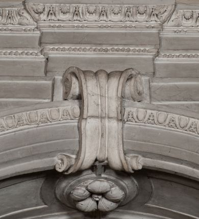 Zdjęcie nr 173: Kaplica zbudowana została na planie kwadratu i nakryta wzniesioną na pendentywach kopułą z latarnią. Przylega do kościoła od północy, do pierwszego przęsła nawy, z którą komunikuje się zamkniętym półkoliście przejściem. Wnętrze artykułowane jest w oparciu o schemat starożytnego łuku triumfalnego za pomocą osadzonych na wysokim cokole pilastrów z kompozytowymi głowicami. Pilastry podtrzymują wydatne belkowanie, ozodbione dekoracją stiukową w postaci puttów, festonów owocowych, rozet oraz kartuszy. Równocześnie pilastry ujmują półkoliste arkady, dwie niższe i większą, środkową. Niższe arkady wypełniają obrazy ze scenami z życia św. Karola Boromeusza. Ponad nimi w prostokątnych, stiukowych, obramieniach znajdują się malowane przedstawienia różnych świętych. W środkowej arkadzie ściany północnej umieszczono okazały późnobarokowy ołtarz z cudownym wizerunkiem św. Karola Boromeusza. Z kolei w arkadach wschodniej i zachodniej rozmieszczono prostokątne okna. Poniżej okna w arkadzie zachodniej znajduje się wyjście na zewnątrz kaplicy zaopatrzone w metalowe, prostokątne drzwi. Natomiast pod oknem w ścianie wschodniej zawieszono tablicę pamiątkową ku czci papieża Jana Pawła II. Arkadę wejściową do kaplicy zamyka prostokątna, brązowa krata. W jej podłuczu od wnętrza na wzór tympanonu umieszczono stiukowy kartusz z herbem Szreniawa, podtrzymywany przez dwa anioły. Ściany tarczowe podniebia przepruto czworobocznymi oknami ujętymi w stiukowe obramienia wolutowe. Na pendentywach przedstawiono w czterech stiukowych kartuszach herby: Szreniawa, Gryf i Kotwicz. Czwarty kartusz jest pusty. Czaszę kopuły wypełnia iluzjonistycznie malowana architektura podzielona na dwie strefy. Dolną artykułują pary pilastrów ujmujące okulusy oraz tralkowa balustrada, a górną gurty wyznaczające pola dla dekoracji ornamentalnej. Ściany zewnętrzne kaplicy zostały podzielone za pomocą kamiennych gzymsów i lizen na dwie trójosiowe kondygnacje, z których górna odpowiada wysokością smukłemu cokołowi mieszczącemu wejście. Zewnętrzne pola każdej elewacji dekorowane są płaskimi pasami tynku w układzie wzoru geometrycznego, zbliżonego do okuciowego. Okna i portal zostały ujęte w profilowane kamienne obramienia. Na ścianie północnej w środkowej kondygnacji pod kartuszem z herbem Szreniawa umieszczono tablicę fundacyjną z napisem: STANISLAUS COMES IN WIŚNICZ LUBOMIRSKI / PALATINUS ET GENERALIS CRACOVIEN[SIS] / SCEPUSIEN[SIS], BIALLOCERKIEVIEN[SIS] / ZATHORIEN[SIS], NIEPOLOMICIEN[SIS] E[T]C[ETER]A, E[T]C[ETER]A, CAPITANEUS / CAPELLAM HANC, / S[ANCTO] CAROLO BARRHOMAEO SUO TUTELARI PATRONO / POST RECEPTA SA[N]CTI HUIUS MERITIS TOT BENEFICIA / DICATAM / EX FUNDAMENTIS EREXIT, DONAVIT / EXORNAVIT, / ANNO D[O]MI[NI], 1640 (Stanisław hrabia na Wiśniczu Lubomirski wojewoda i starosta generalny krakowski, starosta spiski, białocerkiewski, zatorski, niepołomicki, i tak dalej, i tak dalej, tę kaplicę, poświęconą św. Karolowi Boromeuszowi, swojemu patronowi opiekuńczemu, po otrzymaniu tak wielkich łask za wstawiennictwem tego świetego, od fundamentów wzniósł, uposażył i ozdobił, roku Pańskiego 1640). Dach kaplicy oraz latarnia pokryte są blachą miedzianą.
