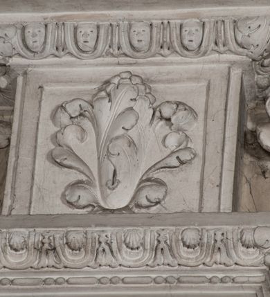 Zdjęcie nr 171: Kaplica zbudowana została na planie kwadratu i nakryta wzniesioną na pendentywach kopułą z latarnią. Przylega do kościoła od północy, do pierwszego przęsła nawy, z którą komunikuje się zamkniętym półkoliście przejściem. Wnętrze artykułowane jest w oparciu o schemat starożytnego łuku triumfalnego za pomocą osadzonych na wysokim cokole pilastrów z kompozytowymi głowicami. Pilastry podtrzymują wydatne belkowanie, ozodbione dekoracją stiukową w postaci puttów, festonów owocowych, rozet oraz kartuszy. Równocześnie pilastry ujmują półkoliste arkady, dwie niższe i większą, środkową. Niższe arkady wypełniają obrazy ze scenami z życia św. Karola Boromeusza. Ponad nimi w prostokątnych, stiukowych, obramieniach znajdują się malowane przedstawienia różnych świętych. W środkowej arkadzie ściany północnej umieszczono okazały późnobarokowy ołtarz z cudownym wizerunkiem św. Karola Boromeusza. Z kolei w arkadach wschodniej i zachodniej rozmieszczono prostokątne okna. Poniżej okna w arkadzie zachodniej znajduje się wyjście na zewnątrz kaplicy zaopatrzone w metalowe, prostokątne drzwi. Natomiast pod oknem w ścianie wschodniej zawieszono tablicę pamiątkową ku czci papieża Jana Pawła II. Arkadę wejściową do kaplicy zamyka prostokątna, brązowa krata. W jej podłuczu od wnętrza na wzór tympanonu umieszczono stiukowy kartusz z herbem Szreniawa, podtrzymywany przez dwa anioły. Ściany tarczowe podniebia przepruto czworobocznymi oknami ujętymi w stiukowe obramienia wolutowe. Na pendentywach przedstawiono w czterech stiukowych kartuszach herby: Szreniawa, Gryf i Kotwicz. Czwarty kartusz jest pusty. Czaszę kopuły wypełnia iluzjonistycznie malowana architektura podzielona na dwie strefy. Dolną artykułują pary pilastrów ujmujące okulusy oraz tralkowa balustrada, a górną gurty wyznaczające pola dla dekoracji ornamentalnej. Ściany zewnętrzne kaplicy zostały podzielone za pomocą kamiennych gzymsów i lizen na dwie trójosiowe kondygnacje, z których górna odpowiada wysokością smukłemu cokołowi mieszczącemu wejście. Zewnętrzne pola każdej elewacji dekorowane są płaskimi pasami tynku w układzie wzoru geometrycznego, zbliżonego do okuciowego. Okna i portal zostały ujęte w profilowane kamienne obramienia. Na ścianie północnej w środkowej kondygnacji pod kartuszem z herbem Szreniawa umieszczono tablicę fundacyjną z napisem: STANISLAUS COMES IN WIŚNICZ LUBOMIRSKI / PALATINUS ET GENERALIS CRACOVIEN[SIS] / SCEPUSIEN[SIS], BIALLOCERKIEVIEN[SIS] / ZATHORIEN[SIS], NIEPOLOMICIEN[SIS] E[T]C[ETER]A, E[T]C[ETER]A, CAPITANEUS / CAPELLAM HANC, / S[ANCTO] CAROLO BARRHOMAEO SUO TUTELARI PATRONO / POST RECEPTA SA[N]CTI HUIUS MERITIS TOT BENEFICIA / DICATAM / EX FUNDAMENTIS EREXIT, DONAVIT / EXORNAVIT, / ANNO D[O]MI[NI], 1640 (Stanisław hrabia na Wiśniczu Lubomirski wojewoda i starosta generalny krakowski, starosta spiski, białocerkiewski, zatorski, niepołomicki, i tak dalej, i tak dalej, tę kaplicę, poświęconą św. Karolowi Boromeuszowi, swojemu patronowi opiekuńczemu, po otrzymaniu tak wielkich łask za wstawiennictwem tego świetego, od fundamentów wzniósł, uposażył i ozdobił, roku Pańskiego 1640). Dach kaplicy oraz latarnia pokryte są blachą miedzianą.
