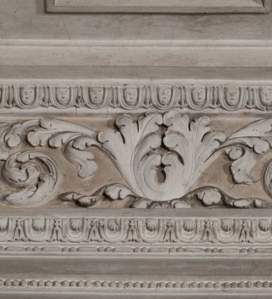 Zdjęcie nr 176: Kaplica zbudowana została na planie kwadratu i nakryta wzniesioną na pendentywach kopułą z latarnią. Przylega do kościoła od północy, do pierwszego przęsła nawy, z którą komunikuje się zamkniętym półkoliście przejściem. Wnętrze artykułowane jest w oparciu o schemat starożytnego łuku triumfalnego za pomocą osadzonych na wysokim cokole pilastrów z kompozytowymi głowicami. Pilastry podtrzymują wydatne belkowanie, ozodbione dekoracją stiukową w postaci puttów, festonów owocowych, rozet oraz kartuszy. Równocześnie pilastry ujmują półkoliste arkady, dwie niższe i większą, środkową. Niższe arkady wypełniają obrazy ze scenami z życia św. Karola Boromeusza. Ponad nimi w prostokątnych, stiukowych, obramieniach znajdują się malowane przedstawienia różnych świętych. W środkowej arkadzie ściany północnej umieszczono okazały późnobarokowy ołtarz z cudownym wizerunkiem św. Karola Boromeusza. Z kolei w arkadach wschodniej i zachodniej rozmieszczono prostokątne okna. Poniżej okna w arkadzie zachodniej znajduje się wyjście na zewnątrz kaplicy zaopatrzone w metalowe, prostokątne drzwi. Natomiast pod oknem w ścianie wschodniej zawieszono tablicę pamiątkową ku czci papieża Jana Pawła II. Arkadę wejściową do kaplicy zamyka prostokątna, brązowa krata. W jej podłuczu od wnętrza na wzór tympanonu umieszczono stiukowy kartusz z herbem Szreniawa, podtrzymywany przez dwa anioły. Ściany tarczowe podniebia przepruto czworobocznymi oknami ujętymi w stiukowe obramienia wolutowe. Na pendentywach przedstawiono w czterech stiukowych kartuszach herby: Szreniawa, Gryf i Kotwicz. Czwarty kartusz jest pusty. Czaszę kopuły wypełnia iluzjonistycznie malowana architektura podzielona na dwie strefy. Dolną artykułują pary pilastrów ujmujące okulusy oraz tralkowa balustrada, a górną gurty wyznaczające pola dla dekoracji ornamentalnej. Ściany zewnętrzne kaplicy zostały podzielone za pomocą kamiennych gzymsów i lizen na dwie trójosiowe kondygnacje, z których górna odpowiada wysokością smukłemu cokołowi mieszczącemu wejście. Zewnętrzne pola każdej elewacji dekorowane są płaskimi pasami tynku w układzie wzoru geometrycznego, zbliżonego do okuciowego. Okna i portal zostały ujęte w profilowane kamienne obramienia. Na ścianie północnej w środkowej kondygnacji pod kartuszem z herbem Szreniawa umieszczono tablicę fundacyjną z napisem: STANISLAUS COMES IN WIŚNICZ LUBOMIRSKI / PALATINUS ET GENERALIS CRACOVIEN[SIS] / SCEPUSIEN[SIS], BIALLOCERKIEVIEN[SIS] / ZATHORIEN[SIS], NIEPOLOMICIEN[SIS] E[T]C[ETER]A, E[T]C[ETER]A, CAPITANEUS / CAPELLAM HANC, / S[ANCTO] CAROLO BARRHOMAEO SUO TUTELARI PATRONO / POST RECEPTA SA[N]CTI HUIUS MERITIS TOT BENEFICIA / DICATAM / EX FUNDAMENTIS EREXIT, DONAVIT / EXORNAVIT, / ANNO D[O]MI[NI], 1640 (Stanisław hrabia na Wiśniczu Lubomirski wojewoda i starosta generalny krakowski, starosta spiski, białocerkiewski, zatorski, niepołomicki, i tak dalej, i tak dalej, tę kaplicę, poświęconą św. Karolowi Boromeuszowi, swojemu patronowi opiekuńczemu, po otrzymaniu tak wielkich łask za wstawiennictwem tego świetego, od fundamentów wzniósł, uposażył i ozdobił, roku Pańskiego 1640). Dach kaplicy oraz latarnia pokryte są blachą miedzianą.
