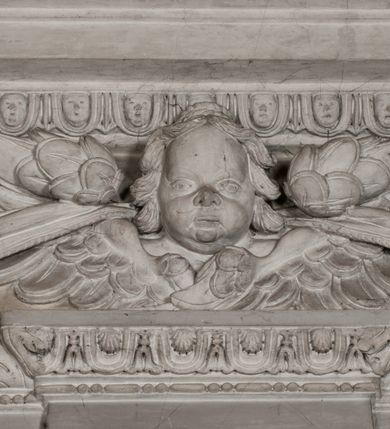 Zdjęcie nr 175: Kaplica zbudowana została na planie kwadratu i nakryta wzniesioną na pendentywach kopułą z latarnią. Przylega do kościoła od północy, do pierwszego przęsła nawy, z którą komunikuje się zamkniętym półkoliście przejściem. Wnętrze artykułowane jest w oparciu o schemat starożytnego łuku triumfalnego za pomocą osadzonych na wysokim cokole pilastrów z kompozytowymi głowicami. Pilastry podtrzymują wydatne belkowanie, ozodbione dekoracją stiukową w postaci puttów, festonów owocowych, rozet oraz kartuszy. Równocześnie pilastry ujmują półkoliste arkady, dwie niższe i większą, środkową. Niższe arkady wypełniają obrazy ze scenami z życia św. Karola Boromeusza. Ponad nimi w prostokątnych, stiukowych, obramieniach znajdują się malowane przedstawienia różnych świętych. W środkowej arkadzie ściany północnej umieszczono okazały późnobarokowy ołtarz z cudownym wizerunkiem św. Karola Boromeusza. Z kolei w arkadach wschodniej i zachodniej rozmieszczono prostokątne okna. Poniżej okna w arkadzie zachodniej znajduje się wyjście na zewnątrz kaplicy zaopatrzone w metalowe, prostokątne drzwi. Natomiast pod oknem w ścianie wschodniej zawieszono tablicę pamiątkową ku czci papieża Jana Pawła II. Arkadę wejściową do kaplicy zamyka prostokątna, brązowa krata. W jej podłuczu od wnętrza na wzór tympanonu umieszczono stiukowy kartusz z herbem Szreniawa, podtrzymywany przez dwa anioły. Ściany tarczowe podniebia przepruto czworobocznymi oknami ujętymi w stiukowe obramienia wolutowe. Na pendentywach przedstawiono w czterech stiukowych kartuszach herby: Szreniawa, Gryf i Kotwicz. Czwarty kartusz jest pusty. Czaszę kopuły wypełnia iluzjonistycznie malowana architektura podzielona na dwie strefy. Dolną artykułują pary pilastrów ujmujące okulusy oraz tralkowa balustrada, a górną gurty wyznaczające pola dla dekoracji ornamentalnej. Ściany zewnętrzne kaplicy zostały podzielone za pomocą kamiennych gzymsów i lizen na dwie trójosiowe kondygnacje, z których górna odpowiada wysokością smukłemu cokołowi mieszczącemu wejście. Zewnętrzne pola każdej elewacji dekorowane są płaskimi pasami tynku w układzie wzoru geometrycznego, zbliżonego do okuciowego. Okna i portal zostały ujęte w profilowane kamienne obramienia. Na ścianie północnej w środkowej kondygnacji pod kartuszem z herbem Szreniawa umieszczono tablicę fundacyjną z napisem: STANISLAUS COMES IN WIŚNICZ LUBOMIRSKI / PALATINUS ET GENERALIS CRACOVIEN[SIS] / SCEPUSIEN[SIS], BIALLOCERKIEVIEN[SIS] / ZATHORIEN[SIS], NIEPOLOMICIEN[SIS] E[T]C[ETER]A, E[T]C[ETER]A, CAPITANEUS / CAPELLAM HANC, / S[ANCTO] CAROLO BARRHOMAEO SUO TUTELARI PATRONO / POST RECEPTA SA[N]CTI HUIUS MERITIS TOT BENEFICIA / DICATAM / EX FUNDAMENTIS EREXIT, DONAVIT / EXORNAVIT, / ANNO D[O]MI[NI], 1640 (Stanisław hrabia na Wiśniczu Lubomirski wojewoda i starosta generalny krakowski, starosta spiski, białocerkiewski, zatorski, niepołomicki, i tak dalej, i tak dalej, tę kaplicę, poświęconą św. Karolowi Boromeuszowi, swojemu patronowi opiekuńczemu, po otrzymaniu tak wielkich łask za wstawiennictwem tego świetego, od fundamentów wzniósł, uposażył i ozdobił, roku Pańskiego 1640). Dach kaplicy oraz latarnia pokryte są blachą miedzianą.
