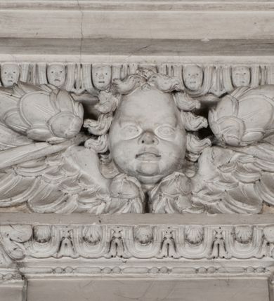 Zdjęcie nr 7: Kaplica zbudowana została na planie kwadratu i nakryta wzniesioną na pendentywach kopułą z latarnią. Przylega do kościoła od północy, do pierwszego przęsła nawy, z którą komunikuje się zamkniętym półkoliście przejściem. Wnętrze artykułowane jest w oparciu o schemat starożytnego łuku triumfalnego za pomocą osadzonych na wysokim cokole pilastrów z kompozytowymi głowicami. Pilastry podtrzymują wydatne belkowanie, ozodbione dekoracją stiukową w postaci puttów, festonów owocowych, rozet oraz kartuszy. Równocześnie pilastry ujmują półkoliste arkady, dwie niższe i większą, środkową. Niższe arkady wypełniają obrazy ze scenami z życia św. Karola Boromeusza. Ponad nimi w prostokątnych, stiukowych, obramieniach znajdują się malowane przedstawienia różnych świętych. W środkowej arkadzie ściany północnej umieszczono okazały późnobarokowy ołtarz z cudownym wizerunkiem św. Karola Boromeusza. Z kolei w arkadach wschodniej i zachodniej rozmieszczono prostokątne okna. Poniżej okna w arkadzie zachodniej znajduje się wyjście na zewnątrz kaplicy zaopatrzone w metalowe, prostokątne drzwi. Natomiast pod oknem w ścianie wschodniej zawieszono tablicę pamiątkową ku czci papieża Jana Pawła II. Arkadę wejściową do kaplicy zamyka prostokątna, brązowa krata. W jej podłuczu od wnętrza na wzór tympanonu umieszczono stiukowy kartusz z herbem Szreniawa, podtrzymywany przez dwa anioły. Ściany tarczowe podniebia przepruto czworobocznymi oknami ujętymi w stiukowe obramienia wolutowe. Na pendentywach przedstawiono w czterech stiukowych kartuszach herby: Szreniawa, Gryf i Kotwicz. Czwarty kartusz jest pusty. Czaszę kopuły wypełnia iluzjonistycznie malowana architektura podzielona na dwie strefy. Dolną artykułują pary pilastrów ujmujące okulusy oraz tralkowa balustrada, a górną gurty wyznaczające pola dla dekoracji ornamentalnej. Ściany zewnętrzne kaplicy zostały podzielone za pomocą kamiennych gzymsów i lizen na dwie trójosiowe kondygnacje, z których górna odpowiada wysokością smukłemu cokołowi mieszczącemu wejście. Zewnętrzne pola każdej elewacji dekorowane są płaskimi pasami tynku w układzie wzoru geometrycznego, zbliżonego do okuciowego. Okna i portal zostały ujęte w profilowane kamienne obramienia. Na ścianie północnej w środkowej kondygnacji pod kartuszem z herbem Szreniawa umieszczono tablicę fundacyjną z napisem: STANISLAUS COMES IN WIŚNICZ LUBOMIRSKI / PALATINUS ET GENERALIS CRACOVIEN[SIS] / SCEPUSIEN[SIS], BIALLOCERKIEVIEN[SIS] / ZATHORIEN[SIS], NIEPOLOMICIEN[SIS] E[T]C[ETER]A, E[T]C[ETER]A, CAPITANEUS / CAPELLAM HANC, / S[ANCTO] CAROLO BARRHOMAEO SUO TUTELARI PATRONO / POST RECEPTA SA[N]CTI HUIUS MERITIS TOT BENEFICIA / DICATAM / EX FUNDAMENTIS EREXIT, DONAVIT / EXORNAVIT, / ANNO D[O]MI[NI], 1640 (Stanisław hrabia na Wiśniczu Lubomirski wojewoda i starosta generalny krakowski, starosta spiski, białocerkiewski, zatorski, niepołomicki, i tak dalej, i tak dalej, tę kaplicę, poświęconą św. Karolowi Boromeuszowi, swojemu patronowi opiekuńczemu, po otrzymaniu tak wielkich łask za wstawiennictwem tego świetego, od fundamentów wzniósł, uposażył i ozdobił, roku Pańskiego 1640). Dach kaplicy oraz latarnia pokryte są blachą miedzianą.
