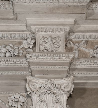 Zdjęcie nr 6: Kaplica zbudowana została na planie kwadratu i nakryta wzniesioną na pendentywach kopułą z latarnią. Przylega do kościoła od północy, do pierwszego przęsła nawy, z którą komunikuje się zamkniętym półkoliście przejściem. Wnętrze artykułowane jest w oparciu o schemat starożytnego łuku triumfalnego za pomocą osadzonych na wysokim cokole pilastrów z kompozytowymi głowicami. Pilastry podtrzymują wydatne belkowanie, ozodbione dekoracją stiukową w postaci puttów, festonów owocowych, rozet oraz kartuszy. Równocześnie pilastry ujmują półkoliste arkady, dwie niższe i większą, środkową. Niższe arkady wypełniają obrazy ze scenami z życia św. Karola Boromeusza. Ponad nimi w prostokątnych, stiukowych, obramieniach znajdują się malowane przedstawienia różnych świętych. W środkowej arkadzie ściany północnej umieszczono okazały późnobarokowy ołtarz z cudownym wizerunkiem św. Karola Boromeusza. Z kolei w arkadach wschodniej i zachodniej rozmieszczono prostokątne okna. Poniżej okna w arkadzie zachodniej znajduje się wyjście na zewnątrz kaplicy zaopatrzone w metalowe, prostokątne drzwi. Natomiast pod oknem w ścianie wschodniej zawieszono tablicę pamiątkową ku czci papieża Jana Pawła II. Arkadę wejściową do kaplicy zamyka prostokątna, brązowa krata. W jej podłuczu od wnętrza na wzór tympanonu umieszczono stiukowy kartusz z herbem Szreniawa, podtrzymywany przez dwa anioły. Ściany tarczowe podniebia przepruto czworobocznymi oknami ujętymi w stiukowe obramienia wolutowe. Na pendentywach przedstawiono w czterech stiukowych kartuszach herby: Szreniawa, Gryf i Kotwicz. Czwarty kartusz jest pusty. Czaszę kopuły wypełnia iluzjonistycznie malowana architektura podzielona na dwie strefy. Dolną artykułują pary pilastrów ujmujące okulusy oraz tralkowa balustrada, a górną gurty wyznaczające pola dla dekoracji ornamentalnej. Ściany zewnętrzne kaplicy zostały podzielone za pomocą kamiennych gzymsów i lizen na dwie trójosiowe kondygnacje, z których górna odpowiada wysokością smukłemu cokołowi mieszczącemu wejście. Zewnętrzne pola każdej elewacji dekorowane są płaskimi pasami tynku w układzie wzoru geometrycznego, zbliżonego do okuciowego. Okna i portal zostały ujęte w profilowane kamienne obramienia. Na ścianie północnej w środkowej kondygnacji pod kartuszem z herbem Szreniawa umieszczono tablicę fundacyjną z napisem: STANISLAUS COMES IN WIŚNICZ LUBOMIRSKI / PALATINUS ET GENERALIS CRACOVIEN[SIS] / SCEPUSIEN[SIS], BIALLOCERKIEVIEN[SIS] / ZATHORIEN[SIS], NIEPOLOMICIEN[SIS] E[T]C[ETER]A, E[T]C[ETER]A, CAPITANEUS / CAPELLAM HANC, / S[ANCTO] CAROLO BARRHOMAEO SUO TUTELARI PATRONO / POST RECEPTA SA[N]CTI HUIUS MERITIS TOT BENEFICIA / DICATAM / EX FUNDAMENTIS EREXIT, DONAVIT / EXORNAVIT, / ANNO D[O]MI[NI], 1640 (Stanisław hrabia na Wiśniczu Lubomirski wojewoda i starosta generalny krakowski, starosta spiski, białocerkiewski, zatorski, niepołomicki, i tak dalej, i tak dalej, tę kaplicę, poświęconą św. Karolowi Boromeuszowi, swojemu patronowi opiekuńczemu, po otrzymaniu tak wielkich łask za wstawiennictwem tego świetego, od fundamentów wzniósł, uposażył i ozdobił, roku Pańskiego 1640). Dach kaplicy oraz latarnia pokryte są blachą miedzianą.
