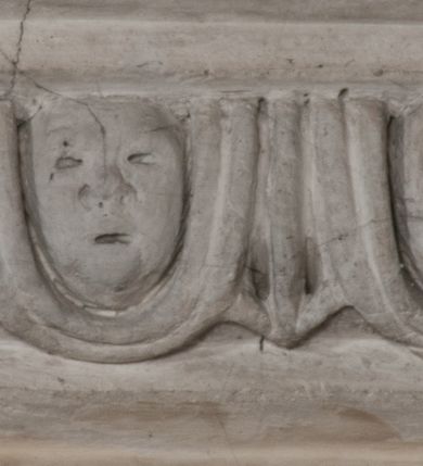 Zdjęcie nr 3: Kaplica zbudowana została na planie kwadratu i nakryta wzniesioną na pendentywach kopułą z latarnią. Przylega do kościoła od północy, do pierwszego przęsła nawy, z którą komunikuje się zamkniętym półkoliście przejściem. Wnętrze artykułowane jest w oparciu o schemat starożytnego łuku triumfalnego za pomocą osadzonych na wysokim cokole pilastrów z kompozytowymi głowicami. Pilastry podtrzymują wydatne belkowanie, ozodbione dekoracją stiukową w postaci puttów, festonów owocowych, rozet oraz kartuszy. Równocześnie pilastry ujmują półkoliste arkady, dwie niższe i większą, środkową. Niższe arkady wypełniają obrazy ze scenami z życia św. Karola Boromeusza. Ponad nimi w prostokątnych, stiukowych, obramieniach znajdują się malowane przedstawienia różnych świętych. W środkowej arkadzie ściany północnej umieszczono okazały późnobarokowy ołtarz z cudownym wizerunkiem św. Karola Boromeusza. Z kolei w arkadach wschodniej i zachodniej rozmieszczono prostokątne okna. Poniżej okna w arkadzie zachodniej znajduje się wyjście na zewnątrz kaplicy zaopatrzone w metalowe, prostokątne drzwi. Natomiast pod oknem w ścianie wschodniej zawieszono tablicę pamiątkową ku czci papieża Jana Pawła II. Arkadę wejściową do kaplicy zamyka prostokątna, brązowa krata. W jej podłuczu od wnętrza na wzór tympanonu umieszczono stiukowy kartusz z herbem Szreniawa, podtrzymywany przez dwa anioły. Ściany tarczowe podniebia przepruto czworobocznymi oknami ujętymi w stiukowe obramienia wolutowe. Na pendentywach przedstawiono w czterech stiukowych kartuszach herby: Szreniawa, Gryf i Kotwicz. Czwarty kartusz jest pusty. Czaszę kopuły wypełnia iluzjonistycznie malowana architektura podzielona na dwie strefy. Dolną artykułują pary pilastrów ujmujące okulusy oraz tralkowa balustrada, a górną gurty wyznaczające pola dla dekoracji ornamentalnej. Ściany zewnętrzne kaplicy zostały podzielone za pomocą kamiennych gzymsów i lizen na dwie trójosiowe kondygnacje, z których górna odpowiada wysokością smukłemu cokołowi mieszczącemu wejście. Zewnętrzne pola każdej elewacji dekorowane są płaskimi pasami tynku w układzie wzoru geometrycznego, zbliżonego do okuciowego. Okna i portal zostały ujęte w profilowane kamienne obramienia. Na ścianie północnej w środkowej kondygnacji pod kartuszem z herbem Szreniawa umieszczono tablicę fundacyjną z napisem: STANISLAUS COMES IN WIŚNICZ LUBOMIRSKI / PALATINUS ET GENERALIS CRACOVIEN[SIS] / SCEPUSIEN[SIS], BIALLOCERKIEVIEN[SIS] / ZATHORIEN[SIS], NIEPOLOMICIEN[SIS] E[T]C[ETER]A, E[T]C[ETER]A, CAPITANEUS / CAPELLAM HANC, / S[ANCTO] CAROLO BARRHOMAEO SUO TUTELARI PATRONO / POST RECEPTA SA[N]CTI HUIUS MERITIS TOT BENEFICIA / DICATAM / EX FUNDAMENTIS EREXIT, DONAVIT / EXORNAVIT, / ANNO D[O]MI[NI], 1640 (Stanisław hrabia na Wiśniczu Lubomirski wojewoda i starosta generalny krakowski, starosta spiski, białocerkiewski, zatorski, niepołomicki, i tak dalej, i tak dalej, tę kaplicę, poświęconą św. Karolowi Boromeuszowi, swojemu patronowi opiekuńczemu, po otrzymaniu tak wielkich łask za wstawiennictwem tego świetego, od fundamentów wzniósł, uposażył i ozdobił, roku Pańskiego 1640). Dach kaplicy oraz latarnia pokryte są blachą miedzianą.
