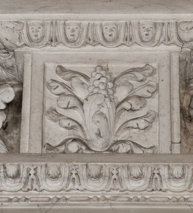 Zdjęcie nr 5: Kaplica zbudowana została na planie kwadratu i nakryta wzniesioną na pendentywach kopułą z latarnią. Przylega do kościoła od północy, do pierwszego przęsła nawy, z którą komunikuje się zamkniętym półkoliście przejściem. Wnętrze artykułowane jest w oparciu o schemat starożytnego łuku triumfalnego za pomocą osadzonych na wysokim cokole pilastrów z kompozytowymi głowicami. Pilastry podtrzymują wydatne belkowanie, ozodbione dekoracją stiukową w postaci puttów, festonów owocowych, rozet oraz kartuszy. Równocześnie pilastry ujmują półkoliste arkady, dwie niższe i większą, środkową. Niższe arkady wypełniają obrazy ze scenami z życia św. Karola Boromeusza. Ponad nimi w prostokątnych, stiukowych, obramieniach znajdują się malowane przedstawienia różnych świętych. W środkowej arkadzie ściany północnej umieszczono okazały późnobarokowy ołtarz z cudownym wizerunkiem św. Karola Boromeusza. Z kolei w arkadach wschodniej i zachodniej rozmieszczono prostokątne okna. Poniżej okna w arkadzie zachodniej znajduje się wyjście na zewnątrz kaplicy zaopatrzone w metalowe, prostokątne drzwi. Natomiast pod oknem w ścianie wschodniej zawieszono tablicę pamiątkową ku czci papieża Jana Pawła II. Arkadę wejściową do kaplicy zamyka prostokątna, brązowa krata. W jej podłuczu od wnętrza na wzór tympanonu umieszczono stiukowy kartusz z herbem Szreniawa, podtrzymywany przez dwa anioły. Ściany tarczowe podniebia przepruto czworobocznymi oknami ujętymi w stiukowe obramienia wolutowe. Na pendentywach przedstawiono w czterech stiukowych kartuszach herby: Szreniawa, Gryf i Kotwicz. Czwarty kartusz jest pusty. Czaszę kopuły wypełnia iluzjonistycznie malowana architektura podzielona na dwie strefy. Dolną artykułują pary pilastrów ujmujące okulusy oraz tralkowa balustrada, a górną gurty wyznaczające pola dla dekoracji ornamentalnej. Ściany zewnętrzne kaplicy zostały podzielone za pomocą kamiennych gzymsów i lizen na dwie trójosiowe kondygnacje, z których górna odpowiada wysokością smukłemu cokołowi mieszczącemu wejście. Zewnętrzne pola każdej elewacji dekorowane są płaskimi pasami tynku w układzie wzoru geometrycznego, zbliżonego do okuciowego. Okna i portal zostały ujęte w profilowane kamienne obramienia. Na ścianie północnej w środkowej kondygnacji pod kartuszem z herbem Szreniawa umieszczono tablicę fundacyjną z napisem: STANISLAUS COMES IN WIŚNICZ LUBOMIRSKI / PALATINUS ET GENERALIS CRACOVIEN[SIS] / SCEPUSIEN[SIS], BIALLOCERKIEVIEN[SIS] / ZATHORIEN[SIS], NIEPOLOMICIEN[SIS] E[T]C[ETER]A, E[T]C[ETER]A, CAPITANEUS / CAPELLAM HANC, / S[ANCTO] CAROLO BARRHOMAEO SUO TUTELARI PATRONO / POST RECEPTA SA[N]CTI HUIUS MERITIS TOT BENEFICIA / DICATAM / EX FUNDAMENTIS EREXIT, DONAVIT / EXORNAVIT, / ANNO D[O]MI[NI], 1640 (Stanisław hrabia na Wiśniczu Lubomirski wojewoda i starosta generalny krakowski, starosta spiski, białocerkiewski, zatorski, niepołomicki, i tak dalej, i tak dalej, tę kaplicę, poświęconą św. Karolowi Boromeuszowi, swojemu patronowi opiekuńczemu, po otrzymaniu tak wielkich łask za wstawiennictwem tego świetego, od fundamentów wzniósł, uposażył i ozdobił, roku Pańskiego 1640). Dach kaplicy oraz latarnia pokryte są blachą miedzianą.
