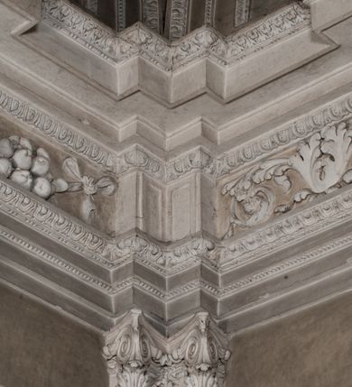 Zdjęcie nr 4: Kaplica zbudowana została na planie kwadratu i nakryta wzniesioną na pendentywach kopułą z latarnią. Przylega do kościoła od północy, do pierwszego przęsła nawy, z którą komunikuje się zamkniętym półkoliście przejściem. Wnętrze artykułowane jest w oparciu o schemat starożytnego łuku triumfalnego za pomocą osadzonych na wysokim cokole pilastrów z kompozytowymi głowicami. Pilastry podtrzymują wydatne belkowanie, ozodbione dekoracją stiukową w postaci puttów, festonów owocowych, rozet oraz kartuszy. Równocześnie pilastry ujmują półkoliste arkady, dwie niższe i większą, środkową. Niższe arkady wypełniają obrazy ze scenami z życia św. Karola Boromeusza. Ponad nimi w prostokątnych, stiukowych, obramieniach znajdują się malowane przedstawienia różnych świętych. W środkowej arkadzie ściany północnej umieszczono okazały późnobarokowy ołtarz z cudownym wizerunkiem św. Karola Boromeusza. Z kolei w arkadach wschodniej i zachodniej rozmieszczono prostokątne okna. Poniżej okna w arkadzie zachodniej znajduje się wyjście na zewnątrz kaplicy zaopatrzone w metalowe, prostokątne drzwi. Natomiast pod oknem w ścianie wschodniej zawieszono tablicę pamiątkową ku czci papieża Jana Pawła II. Arkadę wejściową do kaplicy zamyka prostokątna, brązowa krata. W jej podłuczu od wnętrza na wzór tympanonu umieszczono stiukowy kartusz z herbem Szreniawa, podtrzymywany przez dwa anioły. Ściany tarczowe podniebia przepruto czworobocznymi oknami ujętymi w stiukowe obramienia wolutowe. Na pendentywach przedstawiono w czterech stiukowych kartuszach herby: Szreniawa, Gryf i Kotwicz. Czwarty kartusz jest pusty. Czaszę kopuły wypełnia iluzjonistycznie malowana architektura podzielona na dwie strefy. Dolną artykułują pary pilastrów ujmujące okulusy oraz tralkowa balustrada, a górną gurty wyznaczające pola dla dekoracji ornamentalnej. Ściany zewnętrzne kaplicy zostały podzielone za pomocą kamiennych gzymsów i lizen na dwie trójosiowe kondygnacje, z których górna odpowiada wysokością smukłemu cokołowi mieszczącemu wejście. Zewnętrzne pola każdej elewacji dekorowane są płaskimi pasami tynku w układzie wzoru geometrycznego, zbliżonego do okuciowego. Okna i portal zostały ujęte w profilowane kamienne obramienia. Na ścianie północnej w środkowej kondygnacji pod kartuszem z herbem Szreniawa umieszczono tablicę fundacyjną z napisem: STANISLAUS COMES IN WIŚNICZ LUBOMIRSKI / PALATINUS ET GENERALIS CRACOVIEN[SIS] / SCEPUSIEN[SIS], BIALLOCERKIEVIEN[SIS] / ZATHORIEN[SIS], NIEPOLOMICIEN[SIS] E[T]C[ETER]A, E[T]C[ETER]A, CAPITANEUS / CAPELLAM HANC, / S[ANCTO] CAROLO BARRHOMAEO SUO TUTELARI PATRONO / POST RECEPTA SA[N]CTI HUIUS MERITIS TOT BENEFICIA / DICATAM / EX FUNDAMENTIS EREXIT, DONAVIT / EXORNAVIT, / ANNO D[O]MI[NI], 1640 (Stanisław hrabia na Wiśniczu Lubomirski wojewoda i starosta generalny krakowski, starosta spiski, białocerkiewski, zatorski, niepołomicki, i tak dalej, i tak dalej, tę kaplicę, poświęconą św. Karolowi Boromeuszowi, swojemu patronowi opiekuńczemu, po otrzymaniu tak wielkich łask za wstawiennictwem tego świetego, od fundamentów wzniósł, uposażył i ozdobił, roku Pańskiego 1640). Dach kaplicy oraz latarnia pokryte są blachą miedzianą.
