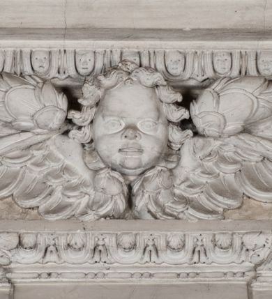 Zdjęcie nr 10: Kaplica zbudowana została na planie kwadratu i nakryta wzniesioną na pendentywach kopułą z latarnią. Przylega do kościoła od północy, do pierwszego przęsła nawy, z którą komunikuje się zamkniętym półkoliście przejściem. Wnętrze artykułowane jest w oparciu o schemat starożytnego łuku triumfalnego za pomocą osadzonych na wysokim cokole pilastrów z kompozytowymi głowicami. Pilastry podtrzymują wydatne belkowanie, ozodbione dekoracją stiukową w postaci puttów, festonów owocowych, rozet oraz kartuszy. Równocześnie pilastry ujmują półkoliste arkady, dwie niższe i większą, środkową. Niższe arkady wypełniają obrazy ze scenami z życia św. Karola Boromeusza. Ponad nimi w prostokątnych, stiukowych, obramieniach znajdują się malowane przedstawienia różnych świętych. W środkowej arkadzie ściany północnej umieszczono okazały późnobarokowy ołtarz z cudownym wizerunkiem św. Karola Boromeusza. Z kolei w arkadach wschodniej i zachodniej rozmieszczono prostokątne okna. Poniżej okna w arkadzie zachodniej znajduje się wyjście na zewnątrz kaplicy zaopatrzone w metalowe, prostokątne drzwi. Natomiast pod oknem w ścianie wschodniej zawieszono tablicę pamiątkową ku czci papieża Jana Pawła II. Arkadę wejściową do kaplicy zamyka prostokątna, brązowa krata. W jej podłuczu od wnętrza na wzór tympanonu umieszczono stiukowy kartusz z herbem Szreniawa, podtrzymywany przez dwa anioły. Ściany tarczowe podniebia przepruto czworobocznymi oknami ujętymi w stiukowe obramienia wolutowe. Na pendentywach przedstawiono w czterech stiukowych kartuszach herby: Szreniawa, Gryf i Kotwicz. Czwarty kartusz jest pusty. Czaszę kopuły wypełnia iluzjonistycznie malowana architektura podzielona na dwie strefy. Dolną artykułują pary pilastrów ujmujące okulusy oraz tralkowa balustrada, a górną gurty wyznaczające pola dla dekoracji ornamentalnej. Ściany zewnętrzne kaplicy zostały podzielone za pomocą kamiennych gzymsów i lizen na dwie trójosiowe kondygnacje, z których górna odpowiada wysokością smukłemu cokołowi mieszczącemu wejście. Zewnętrzne pola każdej elewacji dekorowane są płaskimi pasami tynku w układzie wzoru geometrycznego, zbliżonego do okuciowego. Okna i portal zostały ujęte w profilowane kamienne obramienia. Na ścianie północnej w środkowej kondygnacji pod kartuszem z herbem Szreniawa umieszczono tablicę fundacyjną z napisem: STANISLAUS COMES IN WIŚNICZ LUBOMIRSKI / PALATINUS ET GENERALIS CRACOVIEN[SIS] / SCEPUSIEN[SIS], BIALLOCERKIEVIEN[SIS] / ZATHORIEN[SIS], NIEPOLOMICIEN[SIS] E[T]C[ETER]A, E[T]C[ETER]A, CAPITANEUS / CAPELLAM HANC, / S[ANCTO] CAROLO BARRHOMAEO SUO TUTELARI PATRONO / POST RECEPTA SA[N]CTI HUIUS MERITIS TOT BENEFICIA / DICATAM / EX FUNDAMENTIS EREXIT, DONAVIT / EXORNAVIT, / ANNO D[O]MI[NI], 1640 (Stanisław hrabia na Wiśniczu Lubomirski wojewoda i starosta generalny krakowski, starosta spiski, białocerkiewski, zatorski, niepołomicki, i tak dalej, i tak dalej, tę kaplicę, poświęconą św. Karolowi Boromeuszowi, swojemu patronowi opiekuńczemu, po otrzymaniu tak wielkich łask za wstawiennictwem tego świetego, od fundamentów wzniósł, uposażył i ozdobił, roku Pańskiego 1640). Dach kaplicy oraz latarnia pokryte są blachą miedzianą.
