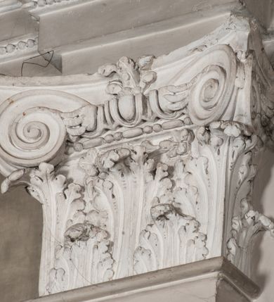 Zdjęcie nr 12: Kaplica zbudowana została na planie kwadratu i nakryta wzniesioną na pendentywach kopułą z latarnią. Przylega do kościoła od północy, do pierwszego przęsła nawy, z którą komunikuje się zamkniętym półkoliście przejściem. Wnętrze artykułowane jest w oparciu o schemat starożytnego łuku triumfalnego za pomocą osadzonych na wysokim cokole pilastrów z kompozytowymi głowicami. Pilastry podtrzymują wydatne belkowanie, ozodbione dekoracją stiukową w postaci puttów, festonów owocowych, rozet oraz kartuszy. Równocześnie pilastry ujmują półkoliste arkady, dwie niższe i większą, środkową. Niższe arkady wypełniają obrazy ze scenami z życia św. Karola Boromeusza. Ponad nimi w prostokątnych, stiukowych, obramieniach znajdują się malowane przedstawienia różnych świętych. W środkowej arkadzie ściany północnej umieszczono okazały późnobarokowy ołtarz z cudownym wizerunkiem św. Karola Boromeusza. Z kolei w arkadach wschodniej i zachodniej rozmieszczono prostokątne okna. Poniżej okna w arkadzie zachodniej znajduje się wyjście na zewnątrz kaplicy zaopatrzone w metalowe, prostokątne drzwi. Natomiast pod oknem w ścianie wschodniej zawieszono tablicę pamiątkową ku czci papieża Jana Pawła II. Arkadę wejściową do kaplicy zamyka prostokątna, brązowa krata. W jej podłuczu od wnętrza na wzór tympanonu umieszczono stiukowy kartusz z herbem Szreniawa, podtrzymywany przez dwa anioły. Ściany tarczowe podniebia przepruto czworobocznymi oknami ujętymi w stiukowe obramienia wolutowe. Na pendentywach przedstawiono w czterech stiukowych kartuszach herby: Szreniawa, Gryf i Kotwicz. Czwarty kartusz jest pusty. Czaszę kopuły wypełnia iluzjonistycznie malowana architektura podzielona na dwie strefy. Dolną artykułują pary pilastrów ujmujące okulusy oraz tralkowa balustrada, a górną gurty wyznaczające pola dla dekoracji ornamentalnej. Ściany zewnętrzne kaplicy zostały podzielone za pomocą kamiennych gzymsów i lizen na dwie trójosiowe kondygnacje, z których górna odpowiada wysokością smukłemu cokołowi mieszczącemu wejście. Zewnętrzne pola każdej elewacji dekorowane są płaskimi pasami tynku w układzie wzoru geometrycznego, zbliżonego do okuciowego. Okna i portal zostały ujęte w profilowane kamienne obramienia. Na ścianie północnej w środkowej kondygnacji pod kartuszem z herbem Szreniawa umieszczono tablicę fundacyjną z napisem: STANISLAUS COMES IN WIŚNICZ LUBOMIRSKI / PALATINUS ET GENERALIS CRACOVIEN[SIS] / SCEPUSIEN[SIS], BIALLOCERKIEVIEN[SIS] / ZATHORIEN[SIS], NIEPOLOMICIEN[SIS] E[T]C[ETER]A, E[T]C[ETER]A, CAPITANEUS / CAPELLAM HANC, / S[ANCTO] CAROLO BARRHOMAEO SUO TUTELARI PATRONO / POST RECEPTA SA[N]CTI HUIUS MERITIS TOT BENEFICIA / DICATAM / EX FUNDAMENTIS EREXIT, DONAVIT / EXORNAVIT, / ANNO D[O]MI[NI], 1640 (Stanisław hrabia na Wiśniczu Lubomirski wojewoda i starosta generalny krakowski, starosta spiski, białocerkiewski, zatorski, niepołomicki, i tak dalej, i tak dalej, tę kaplicę, poświęconą św. Karolowi Boromeuszowi, swojemu patronowi opiekuńczemu, po otrzymaniu tak wielkich łask za wstawiennictwem tego świetego, od fundamentów wzniósł, uposażył i ozdobił, roku Pańskiego 1640). Dach kaplicy oraz latarnia pokryte są blachą miedzianą.
