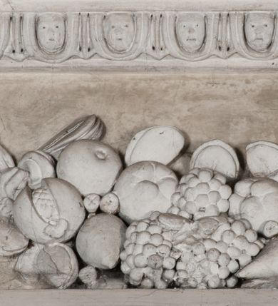 Zdjęcie nr 8: Kaplica zbudowana została na planie kwadratu i nakryta wzniesioną na pendentywach kopułą z latarnią. Przylega do kościoła od północy, do pierwszego przęsła nawy, z którą komunikuje się zamkniętym półkoliście przejściem. Wnętrze artykułowane jest w oparciu o schemat starożytnego łuku triumfalnego za pomocą osadzonych na wysokim cokole pilastrów z kompozytowymi głowicami. Pilastry podtrzymują wydatne belkowanie, ozodbione dekoracją stiukową w postaci puttów, festonów owocowych, rozet oraz kartuszy. Równocześnie pilastry ujmują półkoliste arkady, dwie niższe i większą, środkową. Niższe arkady wypełniają obrazy ze scenami z życia św. Karola Boromeusza. Ponad nimi w prostokątnych, stiukowych, obramieniach znajdują się malowane przedstawienia różnych świętych. W środkowej arkadzie ściany północnej umieszczono okazały późnobarokowy ołtarz z cudownym wizerunkiem św. Karola Boromeusza. Z kolei w arkadach wschodniej i zachodniej rozmieszczono prostokątne okna. Poniżej okna w arkadzie zachodniej znajduje się wyjście na zewnątrz kaplicy zaopatrzone w metalowe, prostokątne drzwi. Natomiast pod oknem w ścianie wschodniej zawieszono tablicę pamiątkową ku czci papieża Jana Pawła II. Arkadę wejściową do kaplicy zamyka prostokątna, brązowa krata. W jej podłuczu od wnętrza na wzór tympanonu umieszczono stiukowy kartusz z herbem Szreniawa, podtrzymywany przez dwa anioły. Ściany tarczowe podniebia przepruto czworobocznymi oknami ujętymi w stiukowe obramienia wolutowe. Na pendentywach przedstawiono w czterech stiukowych kartuszach herby: Szreniawa, Gryf i Kotwicz. Czwarty kartusz jest pusty. Czaszę kopuły wypełnia iluzjonistycznie malowana architektura podzielona na dwie strefy. Dolną artykułują pary pilastrów ujmujące okulusy oraz tralkowa balustrada, a górną gurty wyznaczające pola dla dekoracji ornamentalnej. Ściany zewnętrzne kaplicy zostały podzielone za pomocą kamiennych gzymsów i lizen na dwie trójosiowe kondygnacje, z których górna odpowiada wysokością smukłemu cokołowi mieszczącemu wejście. Zewnętrzne pola każdej elewacji dekorowane są płaskimi pasami tynku w układzie wzoru geometrycznego, zbliżonego do okuciowego. Okna i portal zostały ujęte w profilowane kamienne obramienia. Na ścianie północnej w środkowej kondygnacji pod kartuszem z herbem Szreniawa umieszczono tablicę fundacyjną z napisem: STANISLAUS COMES IN WIŚNICZ LUBOMIRSKI / PALATINUS ET GENERALIS CRACOVIEN[SIS] / SCEPUSIEN[SIS], BIALLOCERKIEVIEN[SIS] / ZATHORIEN[SIS], NIEPOLOMICIEN[SIS] E[T]C[ETER]A, E[T]C[ETER]A, CAPITANEUS / CAPELLAM HANC, / S[ANCTO] CAROLO BARRHOMAEO SUO TUTELARI PATRONO / POST RECEPTA SA[N]CTI HUIUS MERITIS TOT BENEFICIA / DICATAM / EX FUNDAMENTIS EREXIT, DONAVIT / EXORNAVIT, / ANNO D[O]MI[NI], 1640 (Stanisław hrabia na Wiśniczu Lubomirski wojewoda i starosta generalny krakowski, starosta spiski, białocerkiewski, zatorski, niepołomicki, i tak dalej, i tak dalej, tę kaplicę, poświęconą św. Karolowi Boromeuszowi, swojemu patronowi opiekuńczemu, po otrzymaniu tak wielkich łask za wstawiennictwem tego świetego, od fundamentów wzniósł, uposażył i ozdobił, roku Pańskiego 1640). Dach kaplicy oraz latarnia pokryte są blachą miedzianą.
