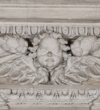 Zdjęcie nr 11: Kaplica zbudowana została na planie kwadratu i nakryta wzniesioną na pendentywach kopułą z latarnią. Przylega do kościoła od północy, do pierwszego przęsła nawy, z którą komunikuje się zamkniętym półkoliście przejściem. Wnętrze artykułowane jest w oparciu o schemat starożytnego łuku triumfalnego za pomocą osadzonych na wysokim cokole pilastrów z kompozytowymi głowicami. Pilastry podtrzymują wydatne belkowanie, ozodbione dekoracją stiukową w postaci puttów, festonów owocowych, rozet oraz kartuszy. Równocześnie pilastry ujmują półkoliste arkady, dwie niższe i większą, środkową. Niższe arkady wypełniają obrazy ze scenami z życia św. Karola Boromeusza. Ponad nimi w prostokątnych, stiukowych, obramieniach znajdują się malowane przedstawienia różnych świętych. W środkowej arkadzie ściany północnej umieszczono okazały późnobarokowy ołtarz z cudownym wizerunkiem św. Karola Boromeusza. Z kolei w arkadach wschodniej i zachodniej rozmieszczono prostokątne okna. Poniżej okna w arkadzie zachodniej znajduje się wyjście na zewnątrz kaplicy zaopatrzone w metalowe, prostokątne drzwi. Natomiast pod oknem w ścianie wschodniej zawieszono tablicę pamiątkową ku czci papieża Jana Pawła II. Arkadę wejściową do kaplicy zamyka prostokątna, brązowa krata. W jej podłuczu od wnętrza na wzór tympanonu umieszczono stiukowy kartusz z herbem Szreniawa, podtrzymywany przez dwa anioły. Ściany tarczowe podniebia przepruto czworobocznymi oknami ujętymi w stiukowe obramienia wolutowe. Na pendentywach przedstawiono w czterech stiukowych kartuszach herby: Szreniawa, Gryf i Kotwicz. Czwarty kartusz jest pusty. Czaszę kopuły wypełnia iluzjonistycznie malowana architektura podzielona na dwie strefy. Dolną artykułują pary pilastrów ujmujące okulusy oraz tralkowa balustrada, a górną gurty wyznaczające pola dla dekoracji ornamentalnej. Ściany zewnętrzne kaplicy zostały podzielone za pomocą kamiennych gzymsów i lizen na dwie trójosiowe kondygnacje, z których górna odpowiada wysokością smukłemu cokołowi mieszczącemu wejście. Zewnętrzne pola każdej elewacji dekorowane są płaskimi pasami tynku w układzie wzoru geometrycznego, zbliżonego do okuciowego. Okna i portal zostały ujęte w profilowane kamienne obramienia. Na ścianie północnej w środkowej kondygnacji pod kartuszem z herbem Szreniawa umieszczono tablicę fundacyjną z napisem: STANISLAUS COMES IN WIŚNICZ LUBOMIRSKI / PALATINUS ET GENERALIS CRACOVIEN[SIS] / SCEPUSIEN[SIS], BIALLOCERKIEVIEN[SIS] / ZATHORIEN[SIS], NIEPOLOMICIEN[SIS] E[T]C[ETER]A, E[T]C[ETER]A, CAPITANEUS / CAPELLAM HANC, / S[ANCTO] CAROLO BARRHOMAEO SUO TUTELARI PATRONO / POST RECEPTA SA[N]CTI HUIUS MERITIS TOT BENEFICIA / DICATAM / EX FUNDAMENTIS EREXIT, DONAVIT / EXORNAVIT, / ANNO D[O]MI[NI], 1640 (Stanisław hrabia na Wiśniczu Lubomirski wojewoda i starosta generalny krakowski, starosta spiski, białocerkiewski, zatorski, niepołomicki, i tak dalej, i tak dalej, tę kaplicę, poświęconą św. Karolowi Boromeuszowi, swojemu patronowi opiekuńczemu, po otrzymaniu tak wielkich łask za wstawiennictwem tego świetego, od fundamentów wzniósł, uposażył i ozdobił, roku Pańskiego 1640). Dach kaplicy oraz latarnia pokryte są blachą miedzianą.
