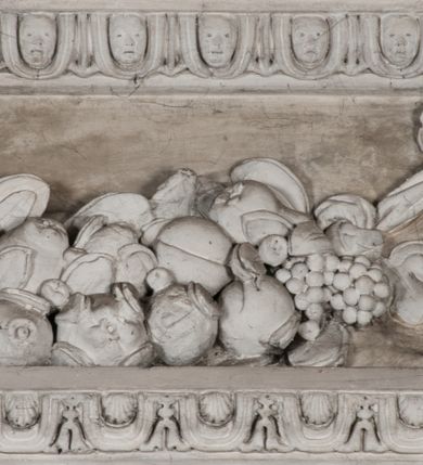 Zdjęcie nr 9: Kaplica zbudowana została na planie kwadratu i nakryta wzniesioną na pendentywach kopułą z latarnią. Przylega do kościoła od północy, do pierwszego przęsła nawy, z którą komunikuje się zamkniętym półkoliście przejściem. Wnętrze artykułowane jest w oparciu o schemat starożytnego łuku triumfalnego za pomocą osadzonych na wysokim cokole pilastrów z kompozytowymi głowicami. Pilastry podtrzymują wydatne belkowanie, ozodbione dekoracją stiukową w postaci puttów, festonów owocowych, rozet oraz kartuszy. Równocześnie pilastry ujmują półkoliste arkady, dwie niższe i większą, środkową. Niższe arkady wypełniają obrazy ze scenami z życia św. Karola Boromeusza. Ponad nimi w prostokątnych, stiukowych, obramieniach znajdują się malowane przedstawienia różnych świętych. W środkowej arkadzie ściany północnej umieszczono okazały późnobarokowy ołtarz z cudownym wizerunkiem św. Karola Boromeusza. Z kolei w arkadach wschodniej i zachodniej rozmieszczono prostokątne okna. Poniżej okna w arkadzie zachodniej znajduje się wyjście na zewnątrz kaplicy zaopatrzone w metalowe, prostokątne drzwi. Natomiast pod oknem w ścianie wschodniej zawieszono tablicę pamiątkową ku czci papieża Jana Pawła II. Arkadę wejściową do kaplicy zamyka prostokątna, brązowa krata. W jej podłuczu od wnętrza na wzór tympanonu umieszczono stiukowy kartusz z herbem Szreniawa, podtrzymywany przez dwa anioły. Ściany tarczowe podniebia przepruto czworobocznymi oknami ujętymi w stiukowe obramienia wolutowe. Na pendentywach przedstawiono w czterech stiukowych kartuszach herby: Szreniawa, Gryf i Kotwicz. Czwarty kartusz jest pusty. Czaszę kopuły wypełnia iluzjonistycznie malowana architektura podzielona na dwie strefy. Dolną artykułują pary pilastrów ujmujące okulusy oraz tralkowa balustrada, a górną gurty wyznaczające pola dla dekoracji ornamentalnej. Ściany zewnętrzne kaplicy zostały podzielone za pomocą kamiennych gzymsów i lizen na dwie trójosiowe kondygnacje, z których górna odpowiada wysokością smukłemu cokołowi mieszczącemu wejście. Zewnętrzne pola każdej elewacji dekorowane są płaskimi pasami tynku w układzie wzoru geometrycznego, zbliżonego do okuciowego. Okna i portal zostały ujęte w profilowane kamienne obramienia. Na ścianie północnej w środkowej kondygnacji pod kartuszem z herbem Szreniawa umieszczono tablicę fundacyjną z napisem: STANISLAUS COMES IN WIŚNICZ LUBOMIRSKI / PALATINUS ET GENERALIS CRACOVIEN[SIS] / SCEPUSIEN[SIS], BIALLOCERKIEVIEN[SIS] / ZATHORIEN[SIS], NIEPOLOMICIEN[SIS] E[T]C[ETER]A, E[T]C[ETER]A, CAPITANEUS / CAPELLAM HANC, / S[ANCTO] CAROLO BARRHOMAEO SUO TUTELARI PATRONO / POST RECEPTA SA[N]CTI HUIUS MERITIS TOT BENEFICIA / DICATAM / EX FUNDAMENTIS EREXIT, DONAVIT / EXORNAVIT, / ANNO D[O]MI[NI], 1640 (Stanisław hrabia na Wiśniczu Lubomirski wojewoda i starosta generalny krakowski, starosta spiski, białocerkiewski, zatorski, niepołomicki, i tak dalej, i tak dalej, tę kaplicę, poświęconą św. Karolowi Boromeuszowi, swojemu patronowi opiekuńczemu, po otrzymaniu tak wielkich łask za wstawiennictwem tego świetego, od fundamentów wzniósł, uposażył i ozdobił, roku Pańskiego 1640). Dach kaplicy oraz latarnia pokryte są blachą miedzianą.
