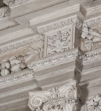 Zdjęcie nr 13: Kaplica zbudowana została na planie kwadratu i nakryta wzniesioną na pendentywach kopułą z latarnią. Przylega do kościoła od północy, do pierwszego przęsła nawy, z którą komunikuje się zamkniętym półkoliście przejściem. Wnętrze artykułowane jest w oparciu o schemat starożytnego łuku triumfalnego za pomocą osadzonych na wysokim cokole pilastrów z kompozytowymi głowicami. Pilastry podtrzymują wydatne belkowanie, ozodbione dekoracją stiukową w postaci puttów, festonów owocowych, rozet oraz kartuszy. Równocześnie pilastry ujmują półkoliste arkady, dwie niższe i większą, środkową. Niższe arkady wypełniają obrazy ze scenami z życia św. Karola Boromeusza. Ponad nimi w prostokątnych, stiukowych, obramieniach znajdują się malowane przedstawienia różnych świętych. W środkowej arkadzie ściany północnej umieszczono okazały późnobarokowy ołtarz z cudownym wizerunkiem św. Karola Boromeusza. Z kolei w arkadach wschodniej i zachodniej rozmieszczono prostokątne okna. Poniżej okna w arkadzie zachodniej znajduje się wyjście na zewnątrz kaplicy zaopatrzone w metalowe, prostokątne drzwi. Natomiast pod oknem w ścianie wschodniej zawieszono tablicę pamiątkową ku czci papieża Jana Pawła II. Arkadę wejściową do kaplicy zamyka prostokątna, brązowa krata. W jej podłuczu od wnętrza na wzór tympanonu umieszczono stiukowy kartusz z herbem Szreniawa, podtrzymywany przez dwa anioły. Ściany tarczowe podniebia przepruto czworobocznymi oknami ujętymi w stiukowe obramienia wolutowe. Na pendentywach przedstawiono w czterech stiukowych kartuszach herby: Szreniawa, Gryf i Kotwicz. Czwarty kartusz jest pusty. Czaszę kopuły wypełnia iluzjonistycznie malowana architektura podzielona na dwie strefy. Dolną artykułują pary pilastrów ujmujące okulusy oraz tralkowa balustrada, a górną gurty wyznaczające pola dla dekoracji ornamentalnej. Ściany zewnętrzne kaplicy zostały podzielone za pomocą kamiennych gzymsów i lizen na dwie trójosiowe kondygnacje, z których górna odpowiada wysokością smukłemu cokołowi mieszczącemu wejście. Zewnętrzne pola każdej elewacji dekorowane są płaskimi pasami tynku w układzie wzoru geometrycznego, zbliżonego do okuciowego. Okna i portal zostały ujęte w profilowane kamienne obramienia. Na ścianie północnej w środkowej kondygnacji pod kartuszem z herbem Szreniawa umieszczono tablicę fundacyjną z napisem: STANISLAUS COMES IN WIŚNICZ LUBOMIRSKI / PALATINUS ET GENERALIS CRACOVIEN[SIS] / SCEPUSIEN[SIS], BIALLOCERKIEVIEN[SIS] / ZATHORIEN[SIS], NIEPOLOMICIEN[SIS] E[T]C[ETER]A, E[T]C[ETER]A, CAPITANEUS / CAPELLAM HANC, / S[ANCTO] CAROLO BARRHOMAEO SUO TUTELARI PATRONO / POST RECEPTA SA[N]CTI HUIUS MERITIS TOT BENEFICIA / DICATAM / EX FUNDAMENTIS EREXIT, DONAVIT / EXORNAVIT, / ANNO D[O]MI[NI], 1640 (Stanisław hrabia na Wiśniczu Lubomirski wojewoda i starosta generalny krakowski, starosta spiski, białocerkiewski, zatorski, niepołomicki, i tak dalej, i tak dalej, tę kaplicę, poświęconą św. Karolowi Boromeuszowi, swojemu patronowi opiekuńczemu, po otrzymaniu tak wielkich łask za wstawiennictwem tego świetego, od fundamentów wzniósł, uposażył i ozdobił, roku Pańskiego 1640). Dach kaplicy oraz latarnia pokryte są blachą miedzianą.
