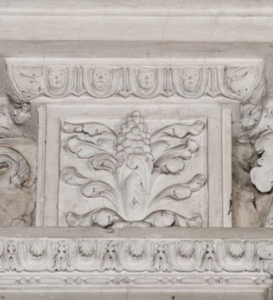 Zdjęcie nr 16: Kaplica zbudowana została na planie kwadratu i nakryta wzniesioną na pendentywach kopułą z latarnią. Przylega do kościoła od północy, do pierwszego przęsła nawy, z którą komunikuje się zamkniętym półkoliście przejściem. Wnętrze artykułowane jest w oparciu o schemat starożytnego łuku triumfalnego za pomocą osadzonych na wysokim cokole pilastrów z kompozytowymi głowicami. Pilastry podtrzymują wydatne belkowanie, ozodbione dekoracją stiukową w postaci puttów, festonów owocowych, rozet oraz kartuszy. Równocześnie pilastry ujmują półkoliste arkady, dwie niższe i większą, środkową. Niższe arkady wypełniają obrazy ze scenami z życia św. Karola Boromeusza. Ponad nimi w prostokątnych, stiukowych, obramieniach znajdują się malowane przedstawienia różnych świętych. W środkowej arkadzie ściany północnej umieszczono okazały późnobarokowy ołtarz z cudownym wizerunkiem św. Karola Boromeusza. Z kolei w arkadach wschodniej i zachodniej rozmieszczono prostokątne okna. Poniżej okna w arkadzie zachodniej znajduje się wyjście na zewnątrz kaplicy zaopatrzone w metalowe, prostokątne drzwi. Natomiast pod oknem w ścianie wschodniej zawieszono tablicę pamiątkową ku czci papieża Jana Pawła II. Arkadę wejściową do kaplicy zamyka prostokątna, brązowa krata. W jej podłuczu od wnętrza na wzór tympanonu umieszczono stiukowy kartusz z herbem Szreniawa, podtrzymywany przez dwa anioły. Ściany tarczowe podniebia przepruto czworobocznymi oknami ujętymi w stiukowe obramienia wolutowe. Na pendentywach przedstawiono w czterech stiukowych kartuszach herby: Szreniawa, Gryf i Kotwicz. Czwarty kartusz jest pusty. Czaszę kopuły wypełnia iluzjonistycznie malowana architektura podzielona na dwie strefy. Dolną artykułują pary pilastrów ujmujące okulusy oraz tralkowa balustrada, a górną gurty wyznaczające pola dla dekoracji ornamentalnej. Ściany zewnętrzne kaplicy zostały podzielone za pomocą kamiennych gzymsów i lizen na dwie trójosiowe kondygnacje, z których górna odpowiada wysokością smukłemu cokołowi mieszczącemu wejście. Zewnętrzne pola każdej elewacji dekorowane są płaskimi pasami tynku w układzie wzoru geometrycznego, zbliżonego do okuciowego. Okna i portal zostały ujęte w profilowane kamienne obramienia. Na ścianie północnej w środkowej kondygnacji pod kartuszem z herbem Szreniawa umieszczono tablicę fundacyjną z napisem: STANISLAUS COMES IN WIŚNICZ LUBOMIRSKI / PALATINUS ET GENERALIS CRACOVIEN[SIS] / SCEPUSIEN[SIS], BIALLOCERKIEVIEN[SIS] / ZATHORIEN[SIS], NIEPOLOMICIEN[SIS] E[T]C[ETER]A, E[T]C[ETER]A, CAPITANEUS / CAPELLAM HANC, / S[ANCTO] CAROLO BARRHOMAEO SUO TUTELARI PATRONO / POST RECEPTA SA[N]CTI HUIUS MERITIS TOT BENEFICIA / DICATAM / EX FUNDAMENTIS EREXIT, DONAVIT / EXORNAVIT, / ANNO D[O]MI[NI], 1640 (Stanisław hrabia na Wiśniczu Lubomirski wojewoda i starosta generalny krakowski, starosta spiski, białocerkiewski, zatorski, niepołomicki, i tak dalej, i tak dalej, tę kaplicę, poświęconą św. Karolowi Boromeuszowi, swojemu patronowi opiekuńczemu, po otrzymaniu tak wielkich łask za wstawiennictwem tego świetego, od fundamentów wzniósł, uposażył i ozdobił, roku Pańskiego 1640). Dach kaplicy oraz latarnia pokryte są blachą miedzianą.
