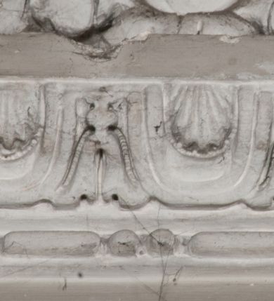 Zdjęcie nr 15: Kaplica zbudowana została na planie kwadratu i nakryta wzniesioną na pendentywach kopułą z latarnią. Przylega do kościoła od północy, do pierwszego przęsła nawy, z którą komunikuje się zamkniętym półkoliście przejściem. Wnętrze artykułowane jest w oparciu o schemat starożytnego łuku triumfalnego za pomocą osadzonych na wysokim cokole pilastrów z kompozytowymi głowicami. Pilastry podtrzymują wydatne belkowanie, ozodbione dekoracją stiukową w postaci puttów, festonów owocowych, rozet oraz kartuszy. Równocześnie pilastry ujmują półkoliste arkady, dwie niższe i większą, środkową. Niższe arkady wypełniają obrazy ze scenami z życia św. Karola Boromeusza. Ponad nimi w prostokątnych, stiukowych, obramieniach znajdują się malowane przedstawienia różnych świętych. W środkowej arkadzie ściany północnej umieszczono okazały późnobarokowy ołtarz z cudownym wizerunkiem św. Karola Boromeusza. Z kolei w arkadach wschodniej i zachodniej rozmieszczono prostokątne okna. Poniżej okna w arkadzie zachodniej znajduje się wyjście na zewnątrz kaplicy zaopatrzone w metalowe, prostokątne drzwi. Natomiast pod oknem w ścianie wschodniej zawieszono tablicę pamiątkową ku czci papieża Jana Pawła II. Arkadę wejściową do kaplicy zamyka prostokątna, brązowa krata. W jej podłuczu od wnętrza na wzór tympanonu umieszczono stiukowy kartusz z herbem Szreniawa, podtrzymywany przez dwa anioły. Ściany tarczowe podniebia przepruto czworobocznymi oknami ujętymi w stiukowe obramienia wolutowe. Na pendentywach przedstawiono w czterech stiukowych kartuszach herby: Szreniawa, Gryf i Kotwicz. Czwarty kartusz jest pusty. Czaszę kopuły wypełnia iluzjonistycznie malowana architektura podzielona na dwie strefy. Dolną artykułują pary pilastrów ujmujące okulusy oraz tralkowa balustrada, a górną gurty wyznaczające pola dla dekoracji ornamentalnej. Ściany zewnętrzne kaplicy zostały podzielone za pomocą kamiennych gzymsów i lizen na dwie trójosiowe kondygnacje, z których górna odpowiada wysokością smukłemu cokołowi mieszczącemu wejście. Zewnętrzne pola każdej elewacji dekorowane są płaskimi pasami tynku w układzie wzoru geometrycznego, zbliżonego do okuciowego. Okna i portal zostały ujęte w profilowane kamienne obramienia. Na ścianie północnej w środkowej kondygnacji pod kartuszem z herbem Szreniawa umieszczono tablicę fundacyjną z napisem: STANISLAUS COMES IN WIŚNICZ LUBOMIRSKI / PALATINUS ET GENERALIS CRACOVIEN[SIS] / SCEPUSIEN[SIS], BIALLOCERKIEVIEN[SIS] / ZATHORIEN[SIS], NIEPOLOMICIEN[SIS] E[T]C[ETER]A, E[T]C[ETER]A, CAPITANEUS / CAPELLAM HANC, / S[ANCTO] CAROLO BARRHOMAEO SUO TUTELARI PATRONO / POST RECEPTA SA[N]CTI HUIUS MERITIS TOT BENEFICIA / DICATAM / EX FUNDAMENTIS EREXIT, DONAVIT / EXORNAVIT, / ANNO D[O]MI[NI], 1640 (Stanisław hrabia na Wiśniczu Lubomirski wojewoda i starosta generalny krakowski, starosta spiski, białocerkiewski, zatorski, niepołomicki, i tak dalej, i tak dalej, tę kaplicę, poświęconą św. Karolowi Boromeuszowi, swojemu patronowi opiekuńczemu, po otrzymaniu tak wielkich łask za wstawiennictwem tego świetego, od fundamentów wzniósł, uposażył i ozdobił, roku Pańskiego 1640). Dach kaplicy oraz latarnia pokryte są blachą miedzianą.
