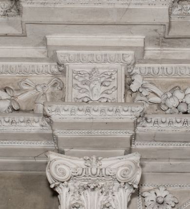 Zdjęcie nr 18: Kaplica zbudowana została na planie kwadratu i nakryta wzniesioną na pendentywach kopułą z latarnią. Przylega do kościoła od północy, do pierwszego przęsła nawy, z którą komunikuje się zamkniętym półkoliście przejściem. Wnętrze artykułowane jest w oparciu o schemat starożytnego łuku triumfalnego za pomocą osadzonych na wysokim cokole pilastrów z kompozytowymi głowicami. Pilastry podtrzymują wydatne belkowanie, ozodbione dekoracją stiukową w postaci puttów, festonów owocowych, rozet oraz kartuszy. Równocześnie pilastry ujmują półkoliste arkady, dwie niższe i większą, środkową. Niższe arkady wypełniają obrazy ze scenami z życia św. Karola Boromeusza. Ponad nimi w prostokątnych, stiukowych, obramieniach znajdują się malowane przedstawienia różnych świętych. W środkowej arkadzie ściany północnej umieszczono okazały późnobarokowy ołtarz z cudownym wizerunkiem św. Karola Boromeusza. Z kolei w arkadach wschodniej i zachodniej rozmieszczono prostokątne okna. Poniżej okna w arkadzie zachodniej znajduje się wyjście na zewnątrz kaplicy zaopatrzone w metalowe, prostokątne drzwi. Natomiast pod oknem w ścianie wschodniej zawieszono tablicę pamiątkową ku czci papieża Jana Pawła II. Arkadę wejściową do kaplicy zamyka prostokątna, brązowa krata. W jej podłuczu od wnętrza na wzór tympanonu umieszczono stiukowy kartusz z herbem Szreniawa, podtrzymywany przez dwa anioły. Ściany tarczowe podniebia przepruto czworobocznymi oknami ujętymi w stiukowe obramienia wolutowe. Na pendentywach przedstawiono w czterech stiukowych kartuszach herby: Szreniawa, Gryf i Kotwicz. Czwarty kartusz jest pusty. Czaszę kopuły wypełnia iluzjonistycznie malowana architektura podzielona na dwie strefy. Dolną artykułują pary pilastrów ujmujące okulusy oraz tralkowa balustrada, a górną gurty wyznaczające pola dla dekoracji ornamentalnej. Ściany zewnętrzne kaplicy zostały podzielone za pomocą kamiennych gzymsów i lizen na dwie trójosiowe kondygnacje, z których górna odpowiada wysokością smukłemu cokołowi mieszczącemu wejście. Zewnętrzne pola każdej elewacji dekorowane są płaskimi pasami tynku w układzie wzoru geometrycznego, zbliżonego do okuciowego. Okna i portal zostały ujęte w profilowane kamienne obramienia. Na ścianie północnej w środkowej kondygnacji pod kartuszem z herbem Szreniawa umieszczono tablicę fundacyjną z napisem: STANISLAUS COMES IN WIŚNICZ LUBOMIRSKI / PALATINUS ET GENERALIS CRACOVIEN[SIS] / SCEPUSIEN[SIS], BIALLOCERKIEVIEN[SIS] / ZATHORIEN[SIS], NIEPOLOMICIEN[SIS] E[T]C[ETER]A, E[T]C[ETER]A, CAPITANEUS / CAPELLAM HANC, / S[ANCTO] CAROLO BARRHOMAEO SUO TUTELARI PATRONO / POST RECEPTA SA[N]CTI HUIUS MERITIS TOT BENEFICIA / DICATAM / EX FUNDAMENTIS EREXIT, DONAVIT / EXORNAVIT, / ANNO D[O]MI[NI], 1640 (Stanisław hrabia na Wiśniczu Lubomirski wojewoda i starosta generalny krakowski, starosta spiski, białocerkiewski, zatorski, niepołomicki, i tak dalej, i tak dalej, tę kaplicę, poświęconą św. Karolowi Boromeuszowi, swojemu patronowi opiekuńczemu, po otrzymaniu tak wielkich łask za wstawiennictwem tego świetego, od fundamentów wzniósł, uposażył i ozdobił, roku Pańskiego 1640). Dach kaplicy oraz latarnia pokryte są blachą miedzianą.
