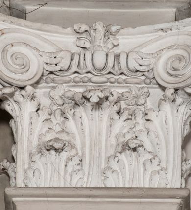 Zdjęcie nr 14: Kaplica zbudowana została na planie kwadratu i nakryta wzniesioną na pendentywach kopułą z latarnią. Przylega do kościoła od północy, do pierwszego przęsła nawy, z którą komunikuje się zamkniętym półkoliście przejściem. Wnętrze artykułowane jest w oparciu o schemat starożytnego łuku triumfalnego za pomocą osadzonych na wysokim cokole pilastrów z kompozytowymi głowicami. Pilastry podtrzymują wydatne belkowanie, ozodbione dekoracją stiukową w postaci puttów, festonów owocowych, rozet oraz kartuszy. Równocześnie pilastry ujmują półkoliste arkady, dwie niższe i większą, środkową. Niższe arkady wypełniają obrazy ze scenami z życia św. Karola Boromeusza. Ponad nimi w prostokątnych, stiukowych, obramieniach znajdują się malowane przedstawienia różnych świętych. W środkowej arkadzie ściany północnej umieszczono okazały późnobarokowy ołtarz z cudownym wizerunkiem św. Karola Boromeusza. Z kolei w arkadach wschodniej i zachodniej rozmieszczono prostokątne okna. Poniżej okna w arkadzie zachodniej znajduje się wyjście na zewnątrz kaplicy zaopatrzone w metalowe, prostokątne drzwi. Natomiast pod oknem w ścianie wschodniej zawieszono tablicę pamiątkową ku czci papieża Jana Pawła II. Arkadę wejściową do kaplicy zamyka prostokątna, brązowa krata. W jej podłuczu od wnętrza na wzór tympanonu umieszczono stiukowy kartusz z herbem Szreniawa, podtrzymywany przez dwa anioły. Ściany tarczowe podniebia przepruto czworobocznymi oknami ujętymi w stiukowe obramienia wolutowe. Na pendentywach przedstawiono w czterech stiukowych kartuszach herby: Szreniawa, Gryf i Kotwicz. Czwarty kartusz jest pusty. Czaszę kopuły wypełnia iluzjonistycznie malowana architektura podzielona na dwie strefy. Dolną artykułują pary pilastrów ujmujące okulusy oraz tralkowa balustrada, a górną gurty wyznaczające pola dla dekoracji ornamentalnej. Ściany zewnętrzne kaplicy zostały podzielone za pomocą kamiennych gzymsów i lizen na dwie trójosiowe kondygnacje, z których górna odpowiada wysokością smukłemu cokołowi mieszczącemu wejście. Zewnętrzne pola każdej elewacji dekorowane są płaskimi pasami tynku w układzie wzoru geometrycznego, zbliżonego do okuciowego. Okna i portal zostały ujęte w profilowane kamienne obramienia. Na ścianie północnej w środkowej kondygnacji pod kartuszem z herbem Szreniawa umieszczono tablicę fundacyjną z napisem: STANISLAUS COMES IN WIŚNICZ LUBOMIRSKI / PALATINUS ET GENERALIS CRACOVIEN[SIS] / SCEPUSIEN[SIS], BIALLOCERKIEVIEN[SIS] / ZATHORIEN[SIS], NIEPOLOMICIEN[SIS] E[T]C[ETER]A, E[T]C[ETER]A, CAPITANEUS / CAPELLAM HANC, / S[ANCTO] CAROLO BARRHOMAEO SUO TUTELARI PATRONO / POST RECEPTA SA[N]CTI HUIUS MERITIS TOT BENEFICIA / DICATAM / EX FUNDAMENTIS EREXIT, DONAVIT / EXORNAVIT, / ANNO D[O]MI[NI], 1640 (Stanisław hrabia na Wiśniczu Lubomirski wojewoda i starosta generalny krakowski, starosta spiski, białocerkiewski, zatorski, niepołomicki, i tak dalej, i tak dalej, tę kaplicę, poświęconą św. Karolowi Boromeuszowi, swojemu patronowi opiekuńczemu, po otrzymaniu tak wielkich łask za wstawiennictwem tego świetego, od fundamentów wzniósł, uposażył i ozdobił, roku Pańskiego 1640). Dach kaplicy oraz latarnia pokryte są blachą miedzianą.
