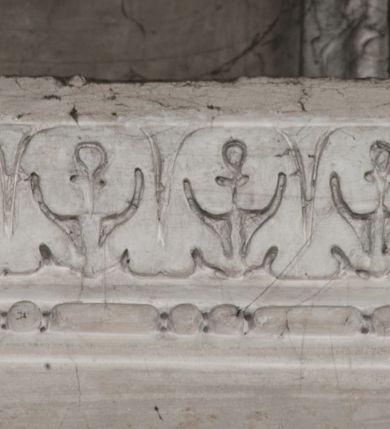 Zdjęcie nr 17: Kaplica zbudowana została na planie kwadratu i nakryta wzniesioną na pendentywach kopułą z latarnią. Przylega do kościoła od północy, do pierwszego przęsła nawy, z którą komunikuje się zamkniętym półkoliście przejściem. Wnętrze artykułowane jest w oparciu o schemat starożytnego łuku triumfalnego za pomocą osadzonych na wysokim cokole pilastrów z kompozytowymi głowicami. Pilastry podtrzymują wydatne belkowanie, ozodbione dekoracją stiukową w postaci puttów, festonów owocowych, rozet oraz kartuszy. Równocześnie pilastry ujmują półkoliste arkady, dwie niższe i większą, środkową. Niższe arkady wypełniają obrazy ze scenami z życia św. Karola Boromeusza. Ponad nimi w prostokątnych, stiukowych, obramieniach znajdują się malowane przedstawienia różnych świętych. W środkowej arkadzie ściany północnej umieszczono okazały późnobarokowy ołtarz z cudownym wizerunkiem św. Karola Boromeusza. Z kolei w arkadach wschodniej i zachodniej rozmieszczono prostokątne okna. Poniżej okna w arkadzie zachodniej znajduje się wyjście na zewnątrz kaplicy zaopatrzone w metalowe, prostokątne drzwi. Natomiast pod oknem w ścianie wschodniej zawieszono tablicę pamiątkową ku czci papieża Jana Pawła II. Arkadę wejściową do kaplicy zamyka prostokątna, brązowa krata. W jej podłuczu od wnętrza na wzór tympanonu umieszczono stiukowy kartusz z herbem Szreniawa, podtrzymywany przez dwa anioły. Ściany tarczowe podniebia przepruto czworobocznymi oknami ujętymi w stiukowe obramienia wolutowe. Na pendentywach przedstawiono w czterech stiukowych kartuszach herby: Szreniawa, Gryf i Kotwicz. Czwarty kartusz jest pusty. Czaszę kopuły wypełnia iluzjonistycznie malowana architektura podzielona na dwie strefy. Dolną artykułują pary pilastrów ujmujące okulusy oraz tralkowa balustrada, a górną gurty wyznaczające pola dla dekoracji ornamentalnej. Ściany zewnętrzne kaplicy zostały podzielone za pomocą kamiennych gzymsów i lizen na dwie trójosiowe kondygnacje, z których górna odpowiada wysokością smukłemu cokołowi mieszczącemu wejście. Zewnętrzne pola każdej elewacji dekorowane są płaskimi pasami tynku w układzie wzoru geometrycznego, zbliżonego do okuciowego. Okna i portal zostały ujęte w profilowane kamienne obramienia. Na ścianie północnej w środkowej kondygnacji pod kartuszem z herbem Szreniawa umieszczono tablicę fundacyjną z napisem: STANISLAUS COMES IN WIŚNICZ LUBOMIRSKI / PALATINUS ET GENERALIS CRACOVIEN[SIS] / SCEPUSIEN[SIS], BIALLOCERKIEVIEN[SIS] / ZATHORIEN[SIS], NIEPOLOMICIEN[SIS] E[T]C[ETER]A, E[T]C[ETER]A, CAPITANEUS / CAPELLAM HANC, / S[ANCTO] CAROLO BARRHOMAEO SUO TUTELARI PATRONO / POST RECEPTA SA[N]CTI HUIUS MERITIS TOT BENEFICIA / DICATAM / EX FUNDAMENTIS EREXIT, DONAVIT / EXORNAVIT, / ANNO D[O]MI[NI], 1640 (Stanisław hrabia na Wiśniczu Lubomirski wojewoda i starosta generalny krakowski, starosta spiski, białocerkiewski, zatorski, niepołomicki, i tak dalej, i tak dalej, tę kaplicę, poświęconą św. Karolowi Boromeuszowi, swojemu patronowi opiekuńczemu, po otrzymaniu tak wielkich łask za wstawiennictwem tego świetego, od fundamentów wzniósł, uposażył i ozdobił, roku Pańskiego 1640). Dach kaplicy oraz latarnia pokryte są blachą miedzianą.
