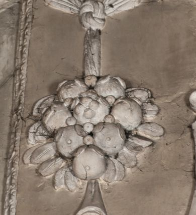 Zdjęcie nr 24: Kaplica zbudowana została na planie kwadratu i nakryta wzniesioną na pendentywach kopułą z latarnią. Przylega do kościoła od północy, do pierwszego przęsła nawy, z którą komunikuje się zamkniętym półkoliście przejściem. Wnętrze artykułowane jest w oparciu o schemat starożytnego łuku triumfalnego za pomocą osadzonych na wysokim cokole pilastrów z kompozytowymi głowicami. Pilastry podtrzymują wydatne belkowanie, ozodbione dekoracją stiukową w postaci puttów, festonów owocowych, rozet oraz kartuszy. Równocześnie pilastry ujmują półkoliste arkady, dwie niższe i większą, środkową. Niższe arkady wypełniają obrazy ze scenami z życia św. Karola Boromeusza. Ponad nimi w prostokątnych, stiukowych, obramieniach znajdują się malowane przedstawienia różnych świętych. W środkowej arkadzie ściany północnej umieszczono okazały późnobarokowy ołtarz z cudownym wizerunkiem św. Karola Boromeusza. Z kolei w arkadach wschodniej i zachodniej rozmieszczono prostokątne okna. Poniżej okna w arkadzie zachodniej znajduje się wyjście na zewnątrz kaplicy zaopatrzone w metalowe, prostokątne drzwi. Natomiast pod oknem w ścianie wschodniej zawieszono tablicę pamiątkową ku czci papieża Jana Pawła II. Arkadę wejściową do kaplicy zamyka prostokątna, brązowa krata. W jej podłuczu od wnętrza na wzór tympanonu umieszczono stiukowy kartusz z herbem Szreniawa, podtrzymywany przez dwa anioły. Ściany tarczowe podniebia przepruto czworobocznymi oknami ujętymi w stiukowe obramienia wolutowe. Na pendentywach przedstawiono w czterech stiukowych kartuszach herby: Szreniawa, Gryf i Kotwicz. Czwarty kartusz jest pusty. Czaszę kopuły wypełnia iluzjonistycznie malowana architektura podzielona na dwie strefy. Dolną artykułują pary pilastrów ujmujące okulusy oraz tralkowa balustrada, a górną gurty wyznaczające pola dla dekoracji ornamentalnej. Ściany zewnętrzne kaplicy zostały podzielone za pomocą kamiennych gzymsów i lizen na dwie trójosiowe kondygnacje, z których górna odpowiada wysokością smukłemu cokołowi mieszczącemu wejście. Zewnętrzne pola każdej elewacji dekorowane są płaskimi pasami tynku w układzie wzoru geometrycznego, zbliżonego do okuciowego. Okna i portal zostały ujęte w profilowane kamienne obramienia. Na ścianie północnej w środkowej kondygnacji pod kartuszem z herbem Szreniawa umieszczono tablicę fundacyjną z napisem: STANISLAUS COMES IN WIŚNICZ LUBOMIRSKI / PALATINUS ET GENERALIS CRACOVIEN[SIS] / SCEPUSIEN[SIS], BIALLOCERKIEVIEN[SIS] / ZATHORIEN[SIS], NIEPOLOMICIEN[SIS] E[T]C[ETER]A, E[T]C[ETER]A, CAPITANEUS / CAPELLAM HANC, / S[ANCTO] CAROLO BARRHOMAEO SUO TUTELARI PATRONO / POST RECEPTA SA[N]CTI HUIUS MERITIS TOT BENEFICIA / DICATAM / EX FUNDAMENTIS EREXIT, DONAVIT / EXORNAVIT, / ANNO D[O]MI[NI], 1640 (Stanisław hrabia na Wiśniczu Lubomirski wojewoda i starosta generalny krakowski, starosta spiski, białocerkiewski, zatorski, niepołomicki, i tak dalej, i tak dalej, tę kaplicę, poświęconą św. Karolowi Boromeuszowi, swojemu patronowi opiekuńczemu, po otrzymaniu tak wielkich łask za wstawiennictwem tego świetego, od fundamentów wzniósł, uposażył i ozdobił, roku Pańskiego 1640). Dach kaplicy oraz latarnia pokryte są blachą miedzianą.
