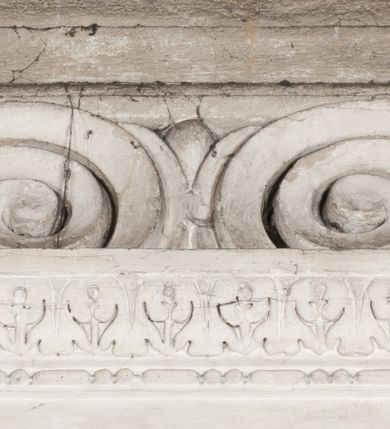 Zdjęcie nr 20: Kaplica zbudowana została na planie kwadratu i nakryta wzniesioną na pendentywach kopułą z latarnią. Przylega do kościoła od północy, do pierwszego przęsła nawy, z którą komunikuje się zamkniętym półkoliście przejściem. Wnętrze artykułowane jest w oparciu o schemat starożytnego łuku triumfalnego za pomocą osadzonych na wysokim cokole pilastrów z kompozytowymi głowicami. Pilastry podtrzymują wydatne belkowanie, ozodbione dekoracją stiukową w postaci puttów, festonów owocowych, rozet oraz kartuszy. Równocześnie pilastry ujmują półkoliste arkady, dwie niższe i większą, środkową. Niższe arkady wypełniają obrazy ze scenami z życia św. Karola Boromeusza. Ponad nimi w prostokątnych, stiukowych, obramieniach znajdują się malowane przedstawienia różnych świętych. W środkowej arkadzie ściany północnej umieszczono okazały późnobarokowy ołtarz z cudownym wizerunkiem św. Karola Boromeusza. Z kolei w arkadach wschodniej i zachodniej rozmieszczono prostokątne okna. Poniżej okna w arkadzie zachodniej znajduje się wyjście na zewnątrz kaplicy zaopatrzone w metalowe, prostokątne drzwi. Natomiast pod oknem w ścianie wschodniej zawieszono tablicę pamiątkową ku czci papieża Jana Pawła II. Arkadę wejściową do kaplicy zamyka prostokątna, brązowa krata. W jej podłuczu od wnętrza na wzór tympanonu umieszczono stiukowy kartusz z herbem Szreniawa, podtrzymywany przez dwa anioły. Ściany tarczowe podniebia przepruto czworobocznymi oknami ujętymi w stiukowe obramienia wolutowe. Na pendentywach przedstawiono w czterech stiukowych kartuszach herby: Szreniawa, Gryf i Kotwicz. Czwarty kartusz jest pusty. Czaszę kopuły wypełnia iluzjonistycznie malowana architektura podzielona na dwie strefy. Dolną artykułują pary pilastrów ujmujące okulusy oraz tralkowa balustrada, a górną gurty wyznaczające pola dla dekoracji ornamentalnej. Ściany zewnętrzne kaplicy zostały podzielone za pomocą kamiennych gzymsów i lizen na dwie trójosiowe kondygnacje, z których górna odpowiada wysokością smukłemu cokołowi mieszczącemu wejście. Zewnętrzne pola każdej elewacji dekorowane są płaskimi pasami tynku w układzie wzoru geometrycznego, zbliżonego do okuciowego. Okna i portal zostały ujęte w profilowane kamienne obramienia. Na ścianie północnej w środkowej kondygnacji pod kartuszem z herbem Szreniawa umieszczono tablicę fundacyjną z napisem: STANISLAUS COMES IN WIŚNICZ LUBOMIRSKI / PALATINUS ET GENERALIS CRACOVIEN[SIS] / SCEPUSIEN[SIS], BIALLOCERKIEVIEN[SIS] / ZATHORIEN[SIS], NIEPOLOMICIEN[SIS] E[T]C[ETER]A, E[T]C[ETER]A, CAPITANEUS / CAPELLAM HANC, / S[ANCTO] CAROLO BARRHOMAEO SUO TUTELARI PATRONO / POST RECEPTA SA[N]CTI HUIUS MERITIS TOT BENEFICIA / DICATAM / EX FUNDAMENTIS EREXIT, DONAVIT / EXORNAVIT, / ANNO D[O]MI[NI], 1640 (Stanisław hrabia na Wiśniczu Lubomirski wojewoda i starosta generalny krakowski, starosta spiski, białocerkiewski, zatorski, niepołomicki, i tak dalej, i tak dalej, tę kaplicę, poświęconą św. Karolowi Boromeuszowi, swojemu patronowi opiekuńczemu, po otrzymaniu tak wielkich łask za wstawiennictwem tego świetego, od fundamentów wzniósł, uposażył i ozdobił, roku Pańskiego 1640). Dach kaplicy oraz latarnia pokryte są blachą miedzianą.
