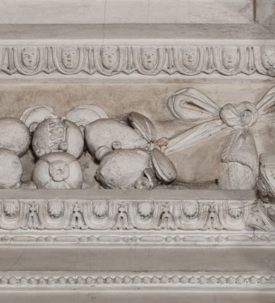 Zdjęcie nr 19: Kaplica zbudowana została na planie kwadratu i nakryta wzniesioną na pendentywach kopułą z latarnią. Przylega do kościoła od północy, do pierwszego przęsła nawy, z którą komunikuje się zamkniętym półkoliście przejściem. Wnętrze artykułowane jest w oparciu o schemat starożytnego łuku triumfalnego za pomocą osadzonych na wysokim cokole pilastrów z kompozytowymi głowicami. Pilastry podtrzymują wydatne belkowanie, ozodbione dekoracją stiukową w postaci puttów, festonów owocowych, rozet oraz kartuszy. Równocześnie pilastry ujmują półkoliste arkady, dwie niższe i większą, środkową. Niższe arkady wypełniają obrazy ze scenami z życia św. Karola Boromeusza. Ponad nimi w prostokątnych, stiukowych, obramieniach znajdują się malowane przedstawienia różnych świętych. W środkowej arkadzie ściany północnej umieszczono okazały późnobarokowy ołtarz z cudownym wizerunkiem św. Karola Boromeusza. Z kolei w arkadach wschodniej i zachodniej rozmieszczono prostokątne okna. Poniżej okna w arkadzie zachodniej znajduje się wyjście na zewnątrz kaplicy zaopatrzone w metalowe, prostokątne drzwi. Natomiast pod oknem w ścianie wschodniej zawieszono tablicę pamiątkową ku czci papieża Jana Pawła II. Arkadę wejściową do kaplicy zamyka prostokątna, brązowa krata. W jej podłuczu od wnętrza na wzór tympanonu umieszczono stiukowy kartusz z herbem Szreniawa, podtrzymywany przez dwa anioły. Ściany tarczowe podniebia przepruto czworobocznymi oknami ujętymi w stiukowe obramienia wolutowe. Na pendentywach przedstawiono w czterech stiukowych kartuszach herby: Szreniawa, Gryf i Kotwicz. Czwarty kartusz jest pusty. Czaszę kopuły wypełnia iluzjonistycznie malowana architektura podzielona na dwie strefy. Dolną artykułują pary pilastrów ujmujące okulusy oraz tralkowa balustrada, a górną gurty wyznaczające pola dla dekoracji ornamentalnej. Ściany zewnętrzne kaplicy zostały podzielone za pomocą kamiennych gzymsów i lizen na dwie trójosiowe kondygnacje, z których górna odpowiada wysokością smukłemu cokołowi mieszczącemu wejście. Zewnętrzne pola każdej elewacji dekorowane są płaskimi pasami tynku w układzie wzoru geometrycznego, zbliżonego do okuciowego. Okna i portal zostały ujęte w profilowane kamienne obramienia. Na ścianie północnej w środkowej kondygnacji pod kartuszem z herbem Szreniawa umieszczono tablicę fundacyjną z napisem: STANISLAUS COMES IN WIŚNICZ LUBOMIRSKI / PALATINUS ET GENERALIS CRACOVIEN[SIS] / SCEPUSIEN[SIS], BIALLOCERKIEVIEN[SIS] / ZATHORIEN[SIS], NIEPOLOMICIEN[SIS] E[T]C[ETER]A, E[T]C[ETER]A, CAPITANEUS / CAPELLAM HANC, / S[ANCTO] CAROLO BARRHOMAEO SUO TUTELARI PATRONO / POST RECEPTA SA[N]CTI HUIUS MERITIS TOT BENEFICIA / DICATAM / EX FUNDAMENTIS EREXIT, DONAVIT / EXORNAVIT, / ANNO D[O]MI[NI], 1640 (Stanisław hrabia na Wiśniczu Lubomirski wojewoda i starosta generalny krakowski, starosta spiski, białocerkiewski, zatorski, niepołomicki, i tak dalej, i tak dalej, tę kaplicę, poświęconą św. Karolowi Boromeuszowi, swojemu patronowi opiekuńczemu, po otrzymaniu tak wielkich łask za wstawiennictwem tego świetego, od fundamentów wzniósł, uposażył i ozdobił, roku Pańskiego 1640). Dach kaplicy oraz latarnia pokryte są blachą miedzianą.
