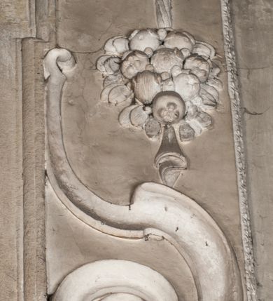 Zdjęcie nr 22: Kaplica zbudowana została na planie kwadratu i nakryta wzniesioną na pendentywach kopułą z latarnią. Przylega do kościoła od północy, do pierwszego przęsła nawy, z którą komunikuje się zamkniętym półkoliście przejściem. Wnętrze artykułowane jest w oparciu o schemat starożytnego łuku triumfalnego za pomocą osadzonych na wysokim cokole pilastrów z kompozytowymi głowicami. Pilastry podtrzymują wydatne belkowanie, ozodbione dekoracją stiukową w postaci puttów, festonów owocowych, rozet oraz kartuszy. Równocześnie pilastry ujmują półkoliste arkady, dwie niższe i większą, środkową. Niższe arkady wypełniają obrazy ze scenami z życia św. Karola Boromeusza. Ponad nimi w prostokątnych, stiukowych, obramieniach znajdują się malowane przedstawienia różnych świętych. W środkowej arkadzie ściany północnej umieszczono okazały późnobarokowy ołtarz z cudownym wizerunkiem św. Karola Boromeusza. Z kolei w arkadach wschodniej i zachodniej rozmieszczono prostokątne okna. Poniżej okna w arkadzie zachodniej znajduje się wyjście na zewnątrz kaplicy zaopatrzone w metalowe, prostokątne drzwi. Natomiast pod oknem w ścianie wschodniej zawieszono tablicę pamiątkową ku czci papieża Jana Pawła II. Arkadę wejściową do kaplicy zamyka prostokątna, brązowa krata. W jej podłuczu od wnętrza na wzór tympanonu umieszczono stiukowy kartusz z herbem Szreniawa, podtrzymywany przez dwa anioły. Ściany tarczowe podniebia przepruto czworobocznymi oknami ujętymi w stiukowe obramienia wolutowe. Na pendentywach przedstawiono w czterech stiukowych kartuszach herby: Szreniawa, Gryf i Kotwicz. Czwarty kartusz jest pusty. Czaszę kopuły wypełnia iluzjonistycznie malowana architektura podzielona na dwie strefy. Dolną artykułują pary pilastrów ujmujące okulusy oraz tralkowa balustrada, a górną gurty wyznaczające pola dla dekoracji ornamentalnej. Ściany zewnętrzne kaplicy zostały podzielone za pomocą kamiennych gzymsów i lizen na dwie trójosiowe kondygnacje, z których górna odpowiada wysokością smukłemu cokołowi mieszczącemu wejście. Zewnętrzne pola każdej elewacji dekorowane są płaskimi pasami tynku w układzie wzoru geometrycznego, zbliżonego do okuciowego. Okna i portal zostały ujęte w profilowane kamienne obramienia. Na ścianie północnej w środkowej kondygnacji pod kartuszem z herbem Szreniawa umieszczono tablicę fundacyjną z napisem: STANISLAUS COMES IN WIŚNICZ LUBOMIRSKI / PALATINUS ET GENERALIS CRACOVIEN[SIS] / SCEPUSIEN[SIS], BIALLOCERKIEVIEN[SIS] / ZATHORIEN[SIS], NIEPOLOMICIEN[SIS] E[T]C[ETER]A, E[T]C[ETER]A, CAPITANEUS / CAPELLAM HANC, / S[ANCTO] CAROLO BARRHOMAEO SUO TUTELARI PATRONO / POST RECEPTA SA[N]CTI HUIUS MERITIS TOT BENEFICIA / DICATAM / EX FUNDAMENTIS EREXIT, DONAVIT / EXORNAVIT, / ANNO D[O]MI[NI], 1640 (Stanisław hrabia na Wiśniczu Lubomirski wojewoda i starosta generalny krakowski, starosta spiski, białocerkiewski, zatorski, niepołomicki, i tak dalej, i tak dalej, tę kaplicę, poświęconą św. Karolowi Boromeuszowi, swojemu patronowi opiekuńczemu, po otrzymaniu tak wielkich łask za wstawiennictwem tego świetego, od fundamentów wzniósł, uposażył i ozdobił, roku Pańskiego 1640). Dach kaplicy oraz latarnia pokryte są blachą miedzianą.
