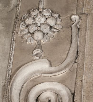 Zdjęcie nr 21: Kaplica zbudowana została na planie kwadratu i nakryta wzniesioną na pendentywach kopułą z latarnią. Przylega do kościoła od północy, do pierwszego przęsła nawy, z którą komunikuje się zamkniętym półkoliście przejściem. Wnętrze artykułowane jest w oparciu o schemat starożytnego łuku triumfalnego za pomocą osadzonych na wysokim cokole pilastrów z kompozytowymi głowicami. Pilastry podtrzymują wydatne belkowanie, ozodbione dekoracją stiukową w postaci puttów, festonów owocowych, rozet oraz kartuszy. Równocześnie pilastry ujmują półkoliste arkady, dwie niższe i większą, środkową. Niższe arkady wypełniają obrazy ze scenami z życia św. Karola Boromeusza. Ponad nimi w prostokątnych, stiukowych, obramieniach znajdują się malowane przedstawienia różnych świętych. W środkowej arkadzie ściany północnej umieszczono okazały późnobarokowy ołtarz z cudownym wizerunkiem św. Karola Boromeusza. Z kolei w arkadach wschodniej i zachodniej rozmieszczono prostokątne okna. Poniżej okna w arkadzie zachodniej znajduje się wyjście na zewnątrz kaplicy zaopatrzone w metalowe, prostokątne drzwi. Natomiast pod oknem w ścianie wschodniej zawieszono tablicę pamiątkową ku czci papieża Jana Pawła II. Arkadę wejściową do kaplicy zamyka prostokątna, brązowa krata. W jej podłuczu od wnętrza na wzór tympanonu umieszczono stiukowy kartusz z herbem Szreniawa, podtrzymywany przez dwa anioły. Ściany tarczowe podniebia przepruto czworobocznymi oknami ujętymi w stiukowe obramienia wolutowe. Na pendentywach przedstawiono w czterech stiukowych kartuszach herby: Szreniawa, Gryf i Kotwicz. Czwarty kartusz jest pusty. Czaszę kopuły wypełnia iluzjonistycznie malowana architektura podzielona na dwie strefy. Dolną artykułują pary pilastrów ujmujące okulusy oraz tralkowa balustrada, a górną gurty wyznaczające pola dla dekoracji ornamentalnej. Ściany zewnętrzne kaplicy zostały podzielone za pomocą kamiennych gzymsów i lizen na dwie trójosiowe kondygnacje, z których górna odpowiada wysokością smukłemu cokołowi mieszczącemu wejście. Zewnętrzne pola każdej elewacji dekorowane są płaskimi pasami tynku w układzie wzoru geometrycznego, zbliżonego do okuciowego. Okna i portal zostały ujęte w profilowane kamienne obramienia. Na ścianie północnej w środkowej kondygnacji pod kartuszem z herbem Szreniawa umieszczono tablicę fundacyjną z napisem: STANISLAUS COMES IN WIŚNICZ LUBOMIRSKI / PALATINUS ET GENERALIS CRACOVIEN[SIS] / SCEPUSIEN[SIS], BIALLOCERKIEVIEN[SIS] / ZATHORIEN[SIS], NIEPOLOMICIEN[SIS] E[T]C[ETER]A, E[T]C[ETER]A, CAPITANEUS / CAPELLAM HANC, / S[ANCTO] CAROLO BARRHOMAEO SUO TUTELARI PATRONO / POST RECEPTA SA[N]CTI HUIUS MERITIS TOT BENEFICIA / DICATAM / EX FUNDAMENTIS EREXIT, DONAVIT / EXORNAVIT, / ANNO D[O]MI[NI], 1640 (Stanisław hrabia na Wiśniczu Lubomirski wojewoda i starosta generalny krakowski, starosta spiski, białocerkiewski, zatorski, niepołomicki, i tak dalej, i tak dalej, tę kaplicę, poświęconą św. Karolowi Boromeuszowi, swojemu patronowi opiekuńczemu, po otrzymaniu tak wielkich łask za wstawiennictwem tego świetego, od fundamentów wzniósł, uposażył i ozdobił, roku Pańskiego 1640). Dach kaplicy oraz latarnia pokryte są blachą miedzianą.
