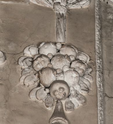 Zdjęcie nr 23: Kaplica zbudowana została na planie kwadratu i nakryta wzniesioną na pendentywach kopułą z latarnią. Przylega do kościoła od północy, do pierwszego przęsła nawy, z którą komunikuje się zamkniętym półkoliście przejściem. Wnętrze artykułowane jest w oparciu o schemat starożytnego łuku triumfalnego za pomocą osadzonych na wysokim cokole pilastrów z kompozytowymi głowicami. Pilastry podtrzymują wydatne belkowanie, ozodbione dekoracją stiukową w postaci puttów, festonów owocowych, rozet oraz kartuszy. Równocześnie pilastry ujmują półkoliste arkady, dwie niższe i większą, środkową. Niższe arkady wypełniają obrazy ze scenami z życia św. Karola Boromeusza. Ponad nimi w prostokątnych, stiukowych, obramieniach znajdują się malowane przedstawienia różnych świętych. W środkowej arkadzie ściany północnej umieszczono okazały późnobarokowy ołtarz z cudownym wizerunkiem św. Karola Boromeusza. Z kolei w arkadach wschodniej i zachodniej rozmieszczono prostokątne okna. Poniżej okna w arkadzie zachodniej znajduje się wyjście na zewnątrz kaplicy zaopatrzone w metalowe, prostokątne drzwi. Natomiast pod oknem w ścianie wschodniej zawieszono tablicę pamiątkową ku czci papieża Jana Pawła II. Arkadę wejściową do kaplicy zamyka prostokątna, brązowa krata. W jej podłuczu od wnętrza na wzór tympanonu umieszczono stiukowy kartusz z herbem Szreniawa, podtrzymywany przez dwa anioły. Ściany tarczowe podniebia przepruto czworobocznymi oknami ujętymi w stiukowe obramienia wolutowe. Na pendentywach przedstawiono w czterech stiukowych kartuszach herby: Szreniawa, Gryf i Kotwicz. Czwarty kartusz jest pusty. Czaszę kopuły wypełnia iluzjonistycznie malowana architektura podzielona na dwie strefy. Dolną artykułują pary pilastrów ujmujące okulusy oraz tralkowa balustrada, a górną gurty wyznaczające pola dla dekoracji ornamentalnej. Ściany zewnętrzne kaplicy zostały podzielone za pomocą kamiennych gzymsów i lizen na dwie trójosiowe kondygnacje, z których górna odpowiada wysokością smukłemu cokołowi mieszczącemu wejście. Zewnętrzne pola każdej elewacji dekorowane są płaskimi pasami tynku w układzie wzoru geometrycznego, zbliżonego do okuciowego. Okna i portal zostały ujęte w profilowane kamienne obramienia. Na ścianie północnej w środkowej kondygnacji pod kartuszem z herbem Szreniawa umieszczono tablicę fundacyjną z napisem: STANISLAUS COMES IN WIŚNICZ LUBOMIRSKI / PALATINUS ET GENERALIS CRACOVIEN[SIS] / SCEPUSIEN[SIS], BIALLOCERKIEVIEN[SIS] / ZATHORIEN[SIS], NIEPOLOMICIEN[SIS] E[T]C[ETER]A, E[T]C[ETER]A, CAPITANEUS / CAPELLAM HANC, / S[ANCTO] CAROLO BARRHOMAEO SUO TUTELARI PATRONO / POST RECEPTA SA[N]CTI HUIUS MERITIS TOT BENEFICIA / DICATAM / EX FUNDAMENTIS EREXIT, DONAVIT / EXORNAVIT, / ANNO D[O]MI[NI], 1640 (Stanisław hrabia na Wiśniczu Lubomirski wojewoda i starosta generalny krakowski, starosta spiski, białocerkiewski, zatorski, niepołomicki, i tak dalej, i tak dalej, tę kaplicę, poświęconą św. Karolowi Boromeuszowi, swojemu patronowi opiekuńczemu, po otrzymaniu tak wielkich łask za wstawiennictwem tego świetego, od fundamentów wzniósł, uposażył i ozdobił, roku Pańskiego 1640). Dach kaplicy oraz latarnia pokryte są blachą miedzianą.
