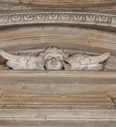 Zdjęcie nr 26: Kaplica zbudowana została na planie kwadratu i nakryta wzniesioną na pendentywach kopułą z latarnią. Przylega do kościoła od północy, do pierwszego przęsła nawy, z którą komunikuje się zamkniętym półkoliście przejściem. Wnętrze artykułowane jest w oparciu o schemat starożytnego łuku triumfalnego za pomocą osadzonych na wysokim cokole pilastrów z kompozytowymi głowicami. Pilastry podtrzymują wydatne belkowanie, ozodbione dekoracją stiukową w postaci puttów, festonów owocowych, rozet oraz kartuszy. Równocześnie pilastry ujmują półkoliste arkady, dwie niższe i większą, środkową. Niższe arkady wypełniają obrazy ze scenami z życia św. Karola Boromeusza. Ponad nimi w prostokątnych, stiukowych, obramieniach znajdują się malowane przedstawienia różnych świętych. W środkowej arkadzie ściany północnej umieszczono okazały późnobarokowy ołtarz z cudownym wizerunkiem św. Karola Boromeusza. Z kolei w arkadach wschodniej i zachodniej rozmieszczono prostokątne okna. Poniżej okna w arkadzie zachodniej znajduje się wyjście na zewnątrz kaplicy zaopatrzone w metalowe, prostokątne drzwi. Natomiast pod oknem w ścianie wschodniej zawieszono tablicę pamiątkową ku czci papieża Jana Pawła II. Arkadę wejściową do kaplicy zamyka prostokątna, brązowa krata. W jej podłuczu od wnętrza na wzór tympanonu umieszczono stiukowy kartusz z herbem Szreniawa, podtrzymywany przez dwa anioły. Ściany tarczowe podniebia przepruto czworobocznymi oknami ujętymi w stiukowe obramienia wolutowe. Na pendentywach przedstawiono w czterech stiukowych kartuszach herby: Szreniawa, Gryf i Kotwicz. Czwarty kartusz jest pusty. Czaszę kopuły wypełnia iluzjonistycznie malowana architektura podzielona na dwie strefy. Dolną artykułują pary pilastrów ujmujące okulusy oraz tralkowa balustrada, a górną gurty wyznaczające pola dla dekoracji ornamentalnej. Ściany zewnętrzne kaplicy zostały podzielone za pomocą kamiennych gzymsów i lizen na dwie trójosiowe kondygnacje, z których górna odpowiada wysokością smukłemu cokołowi mieszczącemu wejście. Zewnętrzne pola każdej elewacji dekorowane są płaskimi pasami tynku w układzie wzoru geometrycznego, zbliżonego do okuciowego. Okna i portal zostały ujęte w profilowane kamienne obramienia. Na ścianie północnej w środkowej kondygnacji pod kartuszem z herbem Szreniawa umieszczono tablicę fundacyjną z napisem: STANISLAUS COMES IN WIŚNICZ LUBOMIRSKI / PALATINUS ET GENERALIS CRACOVIEN[SIS] / SCEPUSIEN[SIS], BIALLOCERKIEVIEN[SIS] / ZATHORIEN[SIS], NIEPOLOMICIEN[SIS] E[T]C[ETER]A, E[T]C[ETER]A, CAPITANEUS / CAPELLAM HANC, / S[ANCTO] CAROLO BARRHOMAEO SUO TUTELARI PATRONO / POST RECEPTA SA[N]CTI HUIUS MERITIS TOT BENEFICIA / DICATAM / EX FUNDAMENTIS EREXIT, DONAVIT / EXORNAVIT, / ANNO D[O]MI[NI], 1640 (Stanisław hrabia na Wiśniczu Lubomirski wojewoda i starosta generalny krakowski, starosta spiski, białocerkiewski, zatorski, niepołomicki, i tak dalej, i tak dalej, tę kaplicę, poświęconą św. Karolowi Boromeuszowi, swojemu patronowi opiekuńczemu, po otrzymaniu tak wielkich łask za wstawiennictwem tego świetego, od fundamentów wzniósł, uposażył i ozdobił, roku Pańskiego 1640). Dach kaplicy oraz latarnia pokryte są blachą miedzianą.
