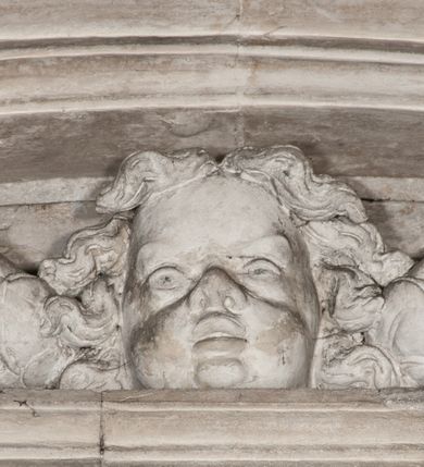 Zdjęcie nr 30: Kaplica zbudowana została na planie kwadratu i nakryta wzniesioną na pendentywach kopułą z latarnią. Przylega do kościoła od północy, do pierwszego przęsła nawy, z którą komunikuje się zamkniętym półkoliście przejściem. Wnętrze artykułowane jest w oparciu o schemat starożytnego łuku triumfalnego za pomocą osadzonych na wysokim cokole pilastrów z kompozytowymi głowicami. Pilastry podtrzymują wydatne belkowanie, ozodbione dekoracją stiukową w postaci puttów, festonów owocowych, rozet oraz kartuszy. Równocześnie pilastry ujmują półkoliste arkady, dwie niższe i większą, środkową. Niższe arkady wypełniają obrazy ze scenami z życia św. Karola Boromeusza. Ponad nimi w prostokątnych, stiukowych, obramieniach znajdują się malowane przedstawienia różnych świętych. W środkowej arkadzie ściany północnej umieszczono okazały późnobarokowy ołtarz z cudownym wizerunkiem św. Karola Boromeusza. Z kolei w arkadach wschodniej i zachodniej rozmieszczono prostokątne okna. Poniżej okna w arkadzie zachodniej znajduje się wyjście na zewnątrz kaplicy zaopatrzone w metalowe, prostokątne drzwi. Natomiast pod oknem w ścianie wschodniej zawieszono tablicę pamiątkową ku czci papieża Jana Pawła II. Arkadę wejściową do kaplicy zamyka prostokątna, brązowa krata. W jej podłuczu od wnętrza na wzór tympanonu umieszczono stiukowy kartusz z herbem Szreniawa, podtrzymywany przez dwa anioły. Ściany tarczowe podniebia przepruto czworobocznymi oknami ujętymi w stiukowe obramienia wolutowe. Na pendentywach przedstawiono w czterech stiukowych kartuszach herby: Szreniawa, Gryf i Kotwicz. Czwarty kartusz jest pusty. Czaszę kopuły wypełnia iluzjonistycznie malowana architektura podzielona na dwie strefy. Dolną artykułują pary pilastrów ujmujące okulusy oraz tralkowa balustrada, a górną gurty wyznaczające pola dla dekoracji ornamentalnej. Ściany zewnętrzne kaplicy zostały podzielone za pomocą kamiennych gzymsów i lizen na dwie trójosiowe kondygnacje, z których górna odpowiada wysokością smukłemu cokołowi mieszczącemu wejście. Zewnętrzne pola każdej elewacji dekorowane są płaskimi pasami tynku w układzie wzoru geometrycznego, zbliżonego do okuciowego. Okna i portal zostały ujęte w profilowane kamienne obramienia. Na ścianie północnej w środkowej kondygnacji pod kartuszem z herbem Szreniawa umieszczono tablicę fundacyjną z napisem: STANISLAUS COMES IN WIŚNICZ LUBOMIRSKI / PALATINUS ET GENERALIS CRACOVIEN[SIS] / SCEPUSIEN[SIS], BIALLOCERKIEVIEN[SIS] / ZATHORIEN[SIS], NIEPOLOMICIEN[SIS] E[T]C[ETER]A, E[T]C[ETER]A, CAPITANEUS / CAPELLAM HANC, / S[ANCTO] CAROLO BARRHOMAEO SUO TUTELARI PATRONO / POST RECEPTA SA[N]CTI HUIUS MERITIS TOT BENEFICIA / DICATAM / EX FUNDAMENTIS EREXIT, DONAVIT / EXORNAVIT, / ANNO D[O]MI[NI], 1640 (Stanisław hrabia na Wiśniczu Lubomirski wojewoda i starosta generalny krakowski, starosta spiski, białocerkiewski, zatorski, niepołomicki, i tak dalej, i tak dalej, tę kaplicę, poświęconą św. Karolowi Boromeuszowi, swojemu patronowi opiekuńczemu, po otrzymaniu tak wielkich łask za wstawiennictwem tego świetego, od fundamentów wzniósł, uposażył i ozdobił, roku Pańskiego 1640). Dach kaplicy oraz latarnia pokryte są blachą miedzianą.
