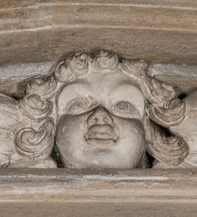 Zdjęcie nr 25: Kaplica zbudowana została na planie kwadratu i nakryta wzniesioną na pendentywach kopułą z latarnią. Przylega do kościoła od północy, do pierwszego przęsła nawy, z którą komunikuje się zamkniętym półkoliście przejściem. Wnętrze artykułowane jest w oparciu o schemat starożytnego łuku triumfalnego za pomocą osadzonych na wysokim cokole pilastrów z kompozytowymi głowicami. Pilastry podtrzymują wydatne belkowanie, ozodbione dekoracją stiukową w postaci puttów, festonów owocowych, rozet oraz kartuszy. Równocześnie pilastry ujmują półkoliste arkady, dwie niższe i większą, środkową. Niższe arkady wypełniają obrazy ze scenami z życia św. Karola Boromeusza. Ponad nimi w prostokątnych, stiukowych, obramieniach znajdują się malowane przedstawienia różnych świętych. W środkowej arkadzie ściany północnej umieszczono okazały późnobarokowy ołtarz z cudownym wizerunkiem św. Karola Boromeusza. Z kolei w arkadach wschodniej i zachodniej rozmieszczono prostokątne okna. Poniżej okna w arkadzie zachodniej znajduje się wyjście na zewnątrz kaplicy zaopatrzone w metalowe, prostokątne drzwi. Natomiast pod oknem w ścianie wschodniej zawieszono tablicę pamiątkową ku czci papieża Jana Pawła II. Arkadę wejściową do kaplicy zamyka prostokątna, brązowa krata. W jej podłuczu od wnętrza na wzór tympanonu umieszczono stiukowy kartusz z herbem Szreniawa, podtrzymywany przez dwa anioły. Ściany tarczowe podniebia przepruto czworobocznymi oknami ujętymi w stiukowe obramienia wolutowe. Na pendentywach przedstawiono w czterech stiukowych kartuszach herby: Szreniawa, Gryf i Kotwicz. Czwarty kartusz jest pusty. Czaszę kopuły wypełnia iluzjonistycznie malowana architektura podzielona na dwie strefy. Dolną artykułują pary pilastrów ujmujące okulusy oraz tralkowa balustrada, a górną gurty wyznaczające pola dla dekoracji ornamentalnej. Ściany zewnętrzne kaplicy zostały podzielone za pomocą kamiennych gzymsów i lizen na dwie trójosiowe kondygnacje, z których górna odpowiada wysokością smukłemu cokołowi mieszczącemu wejście. Zewnętrzne pola każdej elewacji dekorowane są płaskimi pasami tynku w układzie wzoru geometrycznego, zbliżonego do okuciowego. Okna i portal zostały ujęte w profilowane kamienne obramienia. Na ścianie północnej w środkowej kondygnacji pod kartuszem z herbem Szreniawa umieszczono tablicę fundacyjną z napisem: STANISLAUS COMES IN WIŚNICZ LUBOMIRSKI / PALATINUS ET GENERALIS CRACOVIEN[SIS] / SCEPUSIEN[SIS], BIALLOCERKIEVIEN[SIS] / ZATHORIEN[SIS], NIEPOLOMICIEN[SIS] E[T]C[ETER]A, E[T]C[ETER]A, CAPITANEUS / CAPELLAM HANC, / S[ANCTO] CAROLO BARRHOMAEO SUO TUTELARI PATRONO / POST RECEPTA SA[N]CTI HUIUS MERITIS TOT BENEFICIA / DICATAM / EX FUNDAMENTIS EREXIT, DONAVIT / EXORNAVIT, / ANNO D[O]MI[NI], 1640 (Stanisław hrabia na Wiśniczu Lubomirski wojewoda i starosta generalny krakowski, starosta spiski, białocerkiewski, zatorski, niepołomicki, i tak dalej, i tak dalej, tę kaplicę, poświęconą św. Karolowi Boromeuszowi, swojemu patronowi opiekuńczemu, po otrzymaniu tak wielkich łask za wstawiennictwem tego świetego, od fundamentów wzniósł, uposażył i ozdobił, roku Pańskiego 1640). Dach kaplicy oraz latarnia pokryte są blachą miedzianą.
