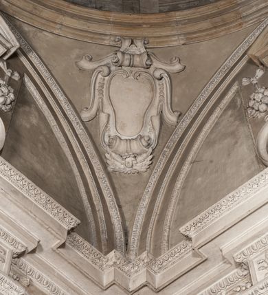 Zdjęcie nr 28: Kaplica zbudowana została na planie kwadratu i nakryta wzniesioną na pendentywach kopułą z latarnią. Przylega do kościoła od północy, do pierwszego przęsła nawy, z którą komunikuje się zamkniętym półkoliście przejściem. Wnętrze artykułowane jest w oparciu o schemat starożytnego łuku triumfalnego za pomocą osadzonych na wysokim cokole pilastrów z kompozytowymi głowicami. Pilastry podtrzymują wydatne belkowanie, ozodbione dekoracją stiukową w postaci puttów, festonów owocowych, rozet oraz kartuszy. Równocześnie pilastry ujmują półkoliste arkady, dwie niższe i większą, środkową. Niższe arkady wypełniają obrazy ze scenami z życia św. Karola Boromeusza. Ponad nimi w prostokątnych, stiukowych, obramieniach znajdują się malowane przedstawienia różnych świętych. W środkowej arkadzie ściany północnej umieszczono okazały późnobarokowy ołtarz z cudownym wizerunkiem św. Karola Boromeusza. Z kolei w arkadach wschodniej i zachodniej rozmieszczono prostokątne okna. Poniżej okna w arkadzie zachodniej znajduje się wyjście na zewnątrz kaplicy zaopatrzone w metalowe, prostokątne drzwi. Natomiast pod oknem w ścianie wschodniej zawieszono tablicę pamiątkową ku czci papieża Jana Pawła II. Arkadę wejściową do kaplicy zamyka prostokątna, brązowa krata. W jej podłuczu od wnętrza na wzór tympanonu umieszczono stiukowy kartusz z herbem Szreniawa, podtrzymywany przez dwa anioły. Ściany tarczowe podniebia przepruto czworobocznymi oknami ujętymi w stiukowe obramienia wolutowe. Na pendentywach przedstawiono w czterech stiukowych kartuszach herby: Szreniawa, Gryf i Kotwicz. Czwarty kartusz jest pusty. Czaszę kopuły wypełnia iluzjonistycznie malowana architektura podzielona na dwie strefy. Dolną artykułują pary pilastrów ujmujące okulusy oraz tralkowa balustrada, a górną gurty wyznaczające pola dla dekoracji ornamentalnej. Ściany zewnętrzne kaplicy zostały podzielone za pomocą kamiennych gzymsów i lizen na dwie trójosiowe kondygnacje, z których górna odpowiada wysokością smukłemu cokołowi mieszczącemu wejście. Zewnętrzne pola każdej elewacji dekorowane są płaskimi pasami tynku w układzie wzoru geometrycznego, zbliżonego do okuciowego. Okna i portal zostały ujęte w profilowane kamienne obramienia. Na ścianie północnej w środkowej kondygnacji pod kartuszem z herbem Szreniawa umieszczono tablicę fundacyjną z napisem: STANISLAUS COMES IN WIŚNICZ LUBOMIRSKI / PALATINUS ET GENERALIS CRACOVIEN[SIS] / SCEPUSIEN[SIS], BIALLOCERKIEVIEN[SIS] / ZATHORIEN[SIS], NIEPOLOMICIEN[SIS] E[T]C[ETER]A, E[T]C[ETER]A, CAPITANEUS / CAPELLAM HANC, / S[ANCTO] CAROLO BARRHOMAEO SUO TUTELARI PATRONO / POST RECEPTA SA[N]CTI HUIUS MERITIS TOT BENEFICIA / DICATAM / EX FUNDAMENTIS EREXIT, DONAVIT / EXORNAVIT, / ANNO D[O]MI[NI], 1640 (Stanisław hrabia na Wiśniczu Lubomirski wojewoda i starosta generalny krakowski, starosta spiski, białocerkiewski, zatorski, niepołomicki, i tak dalej, i tak dalej, tę kaplicę, poświęconą św. Karolowi Boromeuszowi, swojemu patronowi opiekuńczemu, po otrzymaniu tak wielkich łask za wstawiennictwem tego świetego, od fundamentów wzniósł, uposażył i ozdobił, roku Pańskiego 1640). Dach kaplicy oraz latarnia pokryte są blachą miedzianą.
