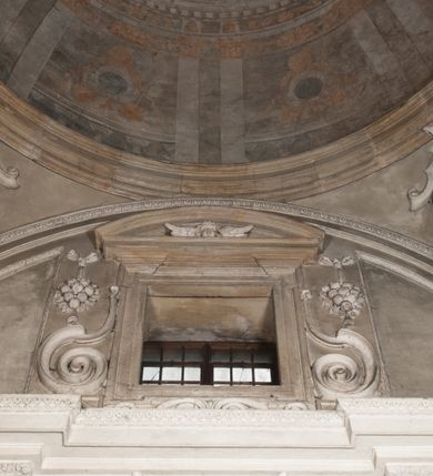 Zdjęcie nr 29: Kaplica zbudowana została na planie kwadratu i nakryta wzniesioną na pendentywach kopułą z latarnią. Przylega do kościoła od północy, do pierwszego przęsła nawy, z którą komunikuje się zamkniętym półkoliście przejściem. Wnętrze artykułowane jest w oparciu o schemat starożytnego łuku triumfalnego za pomocą osadzonych na wysokim cokole pilastrów z kompozytowymi głowicami. Pilastry podtrzymują wydatne belkowanie, ozodbione dekoracją stiukową w postaci puttów, festonów owocowych, rozet oraz kartuszy. Równocześnie pilastry ujmują półkoliste arkady, dwie niższe i większą, środkową. Niższe arkady wypełniają obrazy ze scenami z życia św. Karola Boromeusza. Ponad nimi w prostokątnych, stiukowych, obramieniach znajdują się malowane przedstawienia różnych świętych. W środkowej arkadzie ściany północnej umieszczono okazały późnobarokowy ołtarz z cudownym wizerunkiem św. Karola Boromeusza. Z kolei w arkadach wschodniej i zachodniej rozmieszczono prostokątne okna. Poniżej okna w arkadzie zachodniej znajduje się wyjście na zewnątrz kaplicy zaopatrzone w metalowe, prostokątne drzwi. Natomiast pod oknem w ścianie wschodniej zawieszono tablicę pamiątkową ku czci papieża Jana Pawła II. Arkadę wejściową do kaplicy zamyka prostokątna, brązowa krata. W jej podłuczu od wnętrza na wzór tympanonu umieszczono stiukowy kartusz z herbem Szreniawa, podtrzymywany przez dwa anioły. Ściany tarczowe podniebia przepruto czworobocznymi oknami ujętymi w stiukowe obramienia wolutowe. Na pendentywach przedstawiono w czterech stiukowych kartuszach herby: Szreniawa, Gryf i Kotwicz. Czwarty kartusz jest pusty. Czaszę kopuły wypełnia iluzjonistycznie malowana architektura podzielona na dwie strefy. Dolną artykułują pary pilastrów ujmujące okulusy oraz tralkowa balustrada, a górną gurty wyznaczające pola dla dekoracji ornamentalnej. Ściany zewnętrzne kaplicy zostały podzielone za pomocą kamiennych gzymsów i lizen na dwie trójosiowe kondygnacje, z których górna odpowiada wysokością smukłemu cokołowi mieszczącemu wejście. Zewnętrzne pola każdej elewacji dekorowane są płaskimi pasami tynku w układzie wzoru geometrycznego, zbliżonego do okuciowego. Okna i portal zostały ujęte w profilowane kamienne obramienia. Na ścianie północnej w środkowej kondygnacji pod kartuszem z herbem Szreniawa umieszczono tablicę fundacyjną z napisem: STANISLAUS COMES IN WIŚNICZ LUBOMIRSKI / PALATINUS ET GENERALIS CRACOVIEN[SIS] / SCEPUSIEN[SIS], BIALLOCERKIEVIEN[SIS] / ZATHORIEN[SIS], NIEPOLOMICIEN[SIS] E[T]C[ETER]A, E[T]C[ETER]A, CAPITANEUS / CAPELLAM HANC, / S[ANCTO] CAROLO BARRHOMAEO SUO TUTELARI PATRONO / POST RECEPTA SA[N]CTI HUIUS MERITIS TOT BENEFICIA / DICATAM / EX FUNDAMENTIS EREXIT, DONAVIT / EXORNAVIT, / ANNO D[O]MI[NI], 1640 (Stanisław hrabia na Wiśniczu Lubomirski wojewoda i starosta generalny krakowski, starosta spiski, białocerkiewski, zatorski, niepołomicki, i tak dalej, i tak dalej, tę kaplicę, poświęconą św. Karolowi Boromeuszowi, swojemu patronowi opiekuńczemu, po otrzymaniu tak wielkich łask za wstawiennictwem tego świetego, od fundamentów wzniósł, uposażył i ozdobił, roku Pańskiego 1640). Dach kaplicy oraz latarnia pokryte są blachą miedzianą.
