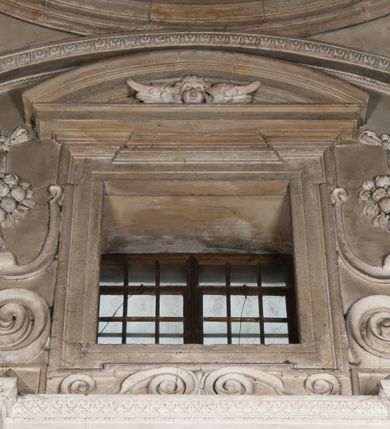 Zdjęcie nr 27: Kaplica zbudowana została na planie kwadratu i nakryta wzniesioną na pendentywach kopułą z latarnią. Przylega do kościoła od północy, do pierwszego przęsła nawy, z którą komunikuje się zamkniętym półkoliście przejściem. Wnętrze artykułowane jest w oparciu o schemat starożytnego łuku triumfalnego za pomocą osadzonych na wysokim cokole pilastrów z kompozytowymi głowicami. Pilastry podtrzymują wydatne belkowanie, ozodbione dekoracją stiukową w postaci puttów, festonów owocowych, rozet oraz kartuszy. Równocześnie pilastry ujmują półkoliste arkady, dwie niższe i większą, środkową. Niższe arkady wypełniają obrazy ze scenami z życia św. Karola Boromeusza. Ponad nimi w prostokątnych, stiukowych, obramieniach znajdują się malowane przedstawienia różnych świętych. W środkowej arkadzie ściany północnej umieszczono okazały późnobarokowy ołtarz z cudownym wizerunkiem św. Karola Boromeusza. Z kolei w arkadach wschodniej i zachodniej rozmieszczono prostokątne okna. Poniżej okna w arkadzie zachodniej znajduje się wyjście na zewnątrz kaplicy zaopatrzone w metalowe, prostokątne drzwi. Natomiast pod oknem w ścianie wschodniej zawieszono tablicę pamiątkową ku czci papieża Jana Pawła II. Arkadę wejściową do kaplicy zamyka prostokątna, brązowa krata. W jej podłuczu od wnętrza na wzór tympanonu umieszczono stiukowy kartusz z herbem Szreniawa, podtrzymywany przez dwa anioły. Ściany tarczowe podniebia przepruto czworobocznymi oknami ujętymi w stiukowe obramienia wolutowe. Na pendentywach przedstawiono w czterech stiukowych kartuszach herby: Szreniawa, Gryf i Kotwicz. Czwarty kartusz jest pusty. Czaszę kopuły wypełnia iluzjonistycznie malowana architektura podzielona na dwie strefy. Dolną artykułują pary pilastrów ujmujące okulusy oraz tralkowa balustrada, a górną gurty wyznaczające pola dla dekoracji ornamentalnej. Ściany zewnętrzne kaplicy zostały podzielone za pomocą kamiennych gzymsów i lizen na dwie trójosiowe kondygnacje, z których górna odpowiada wysokością smukłemu cokołowi mieszczącemu wejście. Zewnętrzne pola każdej elewacji dekorowane są płaskimi pasami tynku w układzie wzoru geometrycznego, zbliżonego do okuciowego. Okna i portal zostały ujęte w profilowane kamienne obramienia. Na ścianie północnej w środkowej kondygnacji pod kartuszem z herbem Szreniawa umieszczono tablicę fundacyjną z napisem: STANISLAUS COMES IN WIŚNICZ LUBOMIRSKI / PALATINUS ET GENERALIS CRACOVIEN[SIS] / SCEPUSIEN[SIS], BIALLOCERKIEVIEN[SIS] / ZATHORIEN[SIS], NIEPOLOMICIEN[SIS] E[T]C[ETER]A, E[T]C[ETER]A, CAPITANEUS / CAPELLAM HANC, / S[ANCTO] CAROLO BARRHOMAEO SUO TUTELARI PATRONO / POST RECEPTA SA[N]CTI HUIUS MERITIS TOT BENEFICIA / DICATAM / EX FUNDAMENTIS EREXIT, DONAVIT / EXORNAVIT, / ANNO D[O]MI[NI], 1640 (Stanisław hrabia na Wiśniczu Lubomirski wojewoda i starosta generalny krakowski, starosta spiski, białocerkiewski, zatorski, niepołomicki, i tak dalej, i tak dalej, tę kaplicę, poświęconą św. Karolowi Boromeuszowi, swojemu patronowi opiekuńczemu, po otrzymaniu tak wielkich łask za wstawiennictwem tego świetego, od fundamentów wzniósł, uposażył i ozdobił, roku Pańskiego 1640). Dach kaplicy oraz latarnia pokryte są blachą miedzianą.
