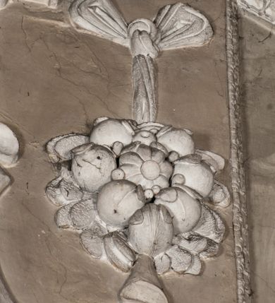 Zdjęcie nr 32: Kaplica zbudowana została na planie kwadratu i nakryta wzniesioną na pendentywach kopułą z latarnią. Przylega do kościoła od północy, do pierwszego przęsła nawy, z którą komunikuje się zamkniętym półkoliście przejściem. Wnętrze artykułowane jest w oparciu o schemat starożytnego łuku triumfalnego za pomocą osadzonych na wysokim cokole pilastrów z kompozytowymi głowicami. Pilastry podtrzymują wydatne belkowanie, ozodbione dekoracją stiukową w postaci puttów, festonów owocowych, rozet oraz kartuszy. Równocześnie pilastry ujmują półkoliste arkady, dwie niższe i większą, środkową. Niższe arkady wypełniają obrazy ze scenami z życia św. Karola Boromeusza. Ponad nimi w prostokątnych, stiukowych, obramieniach znajdują się malowane przedstawienia różnych świętych. W środkowej arkadzie ściany północnej umieszczono okazały późnobarokowy ołtarz z cudownym wizerunkiem św. Karola Boromeusza. Z kolei w arkadach wschodniej i zachodniej rozmieszczono prostokątne okna. Poniżej okna w arkadzie zachodniej znajduje się wyjście na zewnątrz kaplicy zaopatrzone w metalowe, prostokątne drzwi. Natomiast pod oknem w ścianie wschodniej zawieszono tablicę pamiątkową ku czci papieża Jana Pawła II. Arkadę wejściową do kaplicy zamyka prostokątna, brązowa krata. W jej podłuczu od wnętrza na wzór tympanonu umieszczono stiukowy kartusz z herbem Szreniawa, podtrzymywany przez dwa anioły. Ściany tarczowe podniebia przepruto czworobocznymi oknami ujętymi w stiukowe obramienia wolutowe. Na pendentywach przedstawiono w czterech stiukowych kartuszach herby: Szreniawa, Gryf i Kotwicz. Czwarty kartusz jest pusty. Czaszę kopuły wypełnia iluzjonistycznie malowana architektura podzielona na dwie strefy. Dolną artykułują pary pilastrów ujmujące okulusy oraz tralkowa balustrada, a górną gurty wyznaczające pola dla dekoracji ornamentalnej. Ściany zewnętrzne kaplicy zostały podzielone za pomocą kamiennych gzymsów i lizen na dwie trójosiowe kondygnacje, z których górna odpowiada wysokością smukłemu cokołowi mieszczącemu wejście. Zewnętrzne pola każdej elewacji dekorowane są płaskimi pasami tynku w układzie wzoru geometrycznego, zbliżonego do okuciowego. Okna i portal zostały ujęte w profilowane kamienne obramienia. Na ścianie północnej w środkowej kondygnacji pod kartuszem z herbem Szreniawa umieszczono tablicę fundacyjną z napisem: STANISLAUS COMES IN WIŚNICZ LUBOMIRSKI / PALATINUS ET GENERALIS CRACOVIEN[SIS] / SCEPUSIEN[SIS], BIALLOCERKIEVIEN[SIS] / ZATHORIEN[SIS], NIEPOLOMICIEN[SIS] E[T]C[ETER]A, E[T]C[ETER]A, CAPITANEUS / CAPELLAM HANC, / S[ANCTO] CAROLO BARRHOMAEO SUO TUTELARI PATRONO / POST RECEPTA SA[N]CTI HUIUS MERITIS TOT BENEFICIA / DICATAM / EX FUNDAMENTIS EREXIT, DONAVIT / EXORNAVIT, / ANNO D[O]MI[NI], 1640 (Stanisław hrabia na Wiśniczu Lubomirski wojewoda i starosta generalny krakowski, starosta spiski, białocerkiewski, zatorski, niepołomicki, i tak dalej, i tak dalej, tę kaplicę, poświęconą św. Karolowi Boromeuszowi, swojemu patronowi opiekuńczemu, po otrzymaniu tak wielkich łask za wstawiennictwem tego świetego, od fundamentów wzniósł, uposażył i ozdobił, roku Pańskiego 1640). Dach kaplicy oraz latarnia pokryte są blachą miedzianą.
