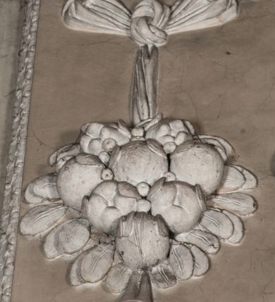 Zdjęcie nr 34: Kaplica zbudowana została na planie kwadratu i nakryta wzniesioną na pendentywach kopułą z latarnią. Przylega do kościoła od północy, do pierwszego przęsła nawy, z którą komunikuje się zamkniętym półkoliście przejściem. Wnętrze artykułowane jest w oparciu o schemat starożytnego łuku triumfalnego za pomocą osadzonych na wysokim cokole pilastrów z kompozytowymi głowicami. Pilastry podtrzymują wydatne belkowanie, ozodbione dekoracją stiukową w postaci puttów, festonów owocowych, rozet oraz kartuszy. Równocześnie pilastry ujmują półkoliste arkady, dwie niższe i większą, środkową. Niższe arkady wypełniają obrazy ze scenami z życia św. Karola Boromeusza. Ponad nimi w prostokątnych, stiukowych, obramieniach znajdują się malowane przedstawienia różnych świętych. W środkowej arkadzie ściany północnej umieszczono okazały późnobarokowy ołtarz z cudownym wizerunkiem św. Karola Boromeusza. Z kolei w arkadach wschodniej i zachodniej rozmieszczono prostokątne okna. Poniżej okna w arkadzie zachodniej znajduje się wyjście na zewnątrz kaplicy zaopatrzone w metalowe, prostokątne drzwi. Natomiast pod oknem w ścianie wschodniej zawieszono tablicę pamiątkową ku czci papieża Jana Pawła II. Arkadę wejściową do kaplicy zamyka prostokątna, brązowa krata. W jej podłuczu od wnętrza na wzór tympanonu umieszczono stiukowy kartusz z herbem Szreniawa, podtrzymywany przez dwa anioły. Ściany tarczowe podniebia przepruto czworobocznymi oknami ujętymi w stiukowe obramienia wolutowe. Na pendentywach przedstawiono w czterech stiukowych kartuszach herby: Szreniawa, Gryf i Kotwicz. Czwarty kartusz jest pusty. Czaszę kopuły wypełnia iluzjonistycznie malowana architektura podzielona na dwie strefy. Dolną artykułują pary pilastrów ujmujące okulusy oraz tralkowa balustrada, a górną gurty wyznaczające pola dla dekoracji ornamentalnej. Ściany zewnętrzne kaplicy zostały podzielone za pomocą kamiennych gzymsów i lizen na dwie trójosiowe kondygnacje, z których górna odpowiada wysokością smukłemu cokołowi mieszczącemu wejście. Zewnętrzne pola każdej elewacji dekorowane są płaskimi pasami tynku w układzie wzoru geometrycznego, zbliżonego do okuciowego. Okna i portal zostały ujęte w profilowane kamienne obramienia. Na ścianie północnej w środkowej kondygnacji pod kartuszem z herbem Szreniawa umieszczono tablicę fundacyjną z napisem: STANISLAUS COMES IN WIŚNICZ LUBOMIRSKI / PALATINUS ET GENERALIS CRACOVIEN[SIS] / SCEPUSIEN[SIS], BIALLOCERKIEVIEN[SIS] / ZATHORIEN[SIS], NIEPOLOMICIEN[SIS] E[T]C[ETER]A, E[T]C[ETER]A, CAPITANEUS / CAPELLAM HANC, / S[ANCTO] CAROLO BARRHOMAEO SUO TUTELARI PATRONO / POST RECEPTA SA[N]CTI HUIUS MERITIS TOT BENEFICIA / DICATAM / EX FUNDAMENTIS EREXIT, DONAVIT / EXORNAVIT, / ANNO D[O]MI[NI], 1640 (Stanisław hrabia na Wiśniczu Lubomirski wojewoda i starosta generalny krakowski, starosta spiski, białocerkiewski, zatorski, niepołomicki, i tak dalej, i tak dalej, tę kaplicę, poświęconą św. Karolowi Boromeuszowi, swojemu patronowi opiekuńczemu, po otrzymaniu tak wielkich łask za wstawiennictwem tego świetego, od fundamentów wzniósł, uposażył i ozdobił, roku Pańskiego 1640). Dach kaplicy oraz latarnia pokryte są blachą miedzianą.
