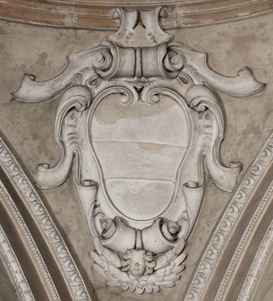 Zdjęcie nr 35: Kaplica zbudowana została na planie kwadratu i nakryta wzniesioną na pendentywach kopułą z latarnią. Przylega do kościoła od północy, do pierwszego przęsła nawy, z którą komunikuje się zamkniętym półkoliście przejściem. Wnętrze artykułowane jest w oparciu o schemat starożytnego łuku triumfalnego za pomocą osadzonych na wysokim cokole pilastrów z kompozytowymi głowicami. Pilastry podtrzymują wydatne belkowanie, ozodbione dekoracją stiukową w postaci puttów, festonów owocowych, rozet oraz kartuszy. Równocześnie pilastry ujmują półkoliste arkady, dwie niższe i większą, środkową. Niższe arkady wypełniają obrazy ze scenami z życia św. Karola Boromeusza. Ponad nimi w prostokątnych, stiukowych, obramieniach znajdują się malowane przedstawienia różnych świętych. W środkowej arkadzie ściany północnej umieszczono okazały późnobarokowy ołtarz z cudownym wizerunkiem św. Karola Boromeusza. Z kolei w arkadach wschodniej i zachodniej rozmieszczono prostokątne okna. Poniżej okna w arkadzie zachodniej znajduje się wyjście na zewnątrz kaplicy zaopatrzone w metalowe, prostokątne drzwi. Natomiast pod oknem w ścianie wschodniej zawieszono tablicę pamiątkową ku czci papieża Jana Pawła II. Arkadę wejściową do kaplicy zamyka prostokątna, brązowa krata. W jej podłuczu od wnętrza na wzór tympanonu umieszczono stiukowy kartusz z herbem Szreniawa, podtrzymywany przez dwa anioły. Ściany tarczowe podniebia przepruto czworobocznymi oknami ujętymi w stiukowe obramienia wolutowe. Na pendentywach przedstawiono w czterech stiukowych kartuszach herby: Szreniawa, Gryf i Kotwicz. Czwarty kartusz jest pusty. Czaszę kopuły wypełnia iluzjonistycznie malowana architektura podzielona na dwie strefy. Dolną artykułują pary pilastrów ujmujące okulusy oraz tralkowa balustrada, a górną gurty wyznaczające pola dla dekoracji ornamentalnej. Ściany zewnętrzne kaplicy zostały podzielone za pomocą kamiennych gzymsów i lizen na dwie trójosiowe kondygnacje, z których górna odpowiada wysokością smukłemu cokołowi mieszczącemu wejście. Zewnętrzne pola każdej elewacji dekorowane są płaskimi pasami tynku w układzie wzoru geometrycznego, zbliżonego do okuciowego. Okna i portal zostały ujęte w profilowane kamienne obramienia. Na ścianie północnej w środkowej kondygnacji pod kartuszem z herbem Szreniawa umieszczono tablicę fundacyjną z napisem: STANISLAUS COMES IN WIŚNICZ LUBOMIRSKI / PALATINUS ET GENERALIS CRACOVIEN[SIS] / SCEPUSIEN[SIS], BIALLOCERKIEVIEN[SIS] / ZATHORIEN[SIS], NIEPOLOMICIEN[SIS] E[T]C[ETER]A, E[T]C[ETER]A, CAPITANEUS / CAPELLAM HANC, / S[ANCTO] CAROLO BARRHOMAEO SUO TUTELARI PATRONO / POST RECEPTA SA[N]CTI HUIUS MERITIS TOT BENEFICIA / DICATAM / EX FUNDAMENTIS EREXIT, DONAVIT / EXORNAVIT, / ANNO D[O]MI[NI], 1640 (Stanisław hrabia na Wiśniczu Lubomirski wojewoda i starosta generalny krakowski, starosta spiski, białocerkiewski, zatorski, niepołomicki, i tak dalej, i tak dalej, tę kaplicę, poświęconą św. Karolowi Boromeuszowi, swojemu patronowi opiekuńczemu, po otrzymaniu tak wielkich łask za wstawiennictwem tego świetego, od fundamentów wzniósł, uposażył i ozdobił, roku Pańskiego 1640). Dach kaplicy oraz latarnia pokryte są blachą miedzianą.
