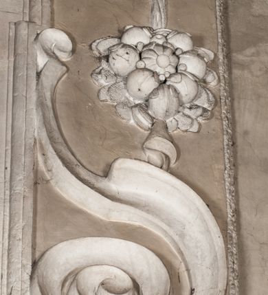 Zdjęcie nr 33: Kaplica zbudowana została na planie kwadratu i nakryta wzniesioną na pendentywach kopułą z latarnią. Przylega do kościoła od północy, do pierwszego przęsła nawy, z którą komunikuje się zamkniętym półkoliście przejściem. Wnętrze artykułowane jest w oparciu o schemat starożytnego łuku triumfalnego za pomocą osadzonych na wysokim cokole pilastrów z kompozytowymi głowicami. Pilastry podtrzymują wydatne belkowanie, ozodbione dekoracją stiukową w postaci puttów, festonów owocowych, rozet oraz kartuszy. Równocześnie pilastry ujmują półkoliste arkady, dwie niższe i większą, środkową. Niższe arkady wypełniają obrazy ze scenami z życia św. Karola Boromeusza. Ponad nimi w prostokątnych, stiukowych, obramieniach znajdują się malowane przedstawienia różnych świętych. W środkowej arkadzie ściany północnej umieszczono okazały późnobarokowy ołtarz z cudownym wizerunkiem św. Karola Boromeusza. Z kolei w arkadach wschodniej i zachodniej rozmieszczono prostokątne okna. Poniżej okna w arkadzie zachodniej znajduje się wyjście na zewnątrz kaplicy zaopatrzone w metalowe, prostokątne drzwi. Natomiast pod oknem w ścianie wschodniej zawieszono tablicę pamiątkową ku czci papieża Jana Pawła II. Arkadę wejściową do kaplicy zamyka prostokątna, brązowa krata. W jej podłuczu od wnętrza na wzór tympanonu umieszczono stiukowy kartusz z herbem Szreniawa, podtrzymywany przez dwa anioły. Ściany tarczowe podniebia przepruto czworobocznymi oknami ujętymi w stiukowe obramienia wolutowe. Na pendentywach przedstawiono w czterech stiukowych kartuszach herby: Szreniawa, Gryf i Kotwicz. Czwarty kartusz jest pusty. Czaszę kopuły wypełnia iluzjonistycznie malowana architektura podzielona na dwie strefy. Dolną artykułują pary pilastrów ujmujące okulusy oraz tralkowa balustrada, a górną gurty wyznaczające pola dla dekoracji ornamentalnej. Ściany zewnętrzne kaplicy zostały podzielone za pomocą kamiennych gzymsów i lizen na dwie trójosiowe kondygnacje, z których górna odpowiada wysokością smukłemu cokołowi mieszczącemu wejście. Zewnętrzne pola każdej elewacji dekorowane są płaskimi pasami tynku w układzie wzoru geometrycznego, zbliżonego do okuciowego. Okna i portal zostały ujęte w profilowane kamienne obramienia. Na ścianie północnej w środkowej kondygnacji pod kartuszem z herbem Szreniawa umieszczono tablicę fundacyjną z napisem: STANISLAUS COMES IN WIŚNICZ LUBOMIRSKI / PALATINUS ET GENERALIS CRACOVIEN[SIS] / SCEPUSIEN[SIS], BIALLOCERKIEVIEN[SIS] / ZATHORIEN[SIS], NIEPOLOMICIEN[SIS] E[T]C[ETER]A, E[T]C[ETER]A, CAPITANEUS / CAPELLAM HANC, / S[ANCTO] CAROLO BARRHOMAEO SUO TUTELARI PATRONO / POST RECEPTA SA[N]CTI HUIUS MERITIS TOT BENEFICIA / DICATAM / EX FUNDAMENTIS EREXIT, DONAVIT / EXORNAVIT, / ANNO D[O]MI[NI], 1640 (Stanisław hrabia na Wiśniczu Lubomirski wojewoda i starosta generalny krakowski, starosta spiski, białocerkiewski, zatorski, niepołomicki, i tak dalej, i tak dalej, tę kaplicę, poświęconą św. Karolowi Boromeuszowi, swojemu patronowi opiekuńczemu, po otrzymaniu tak wielkich łask za wstawiennictwem tego świetego, od fundamentów wzniósł, uposażył i ozdobił, roku Pańskiego 1640). Dach kaplicy oraz latarnia pokryte są blachą miedzianą.
