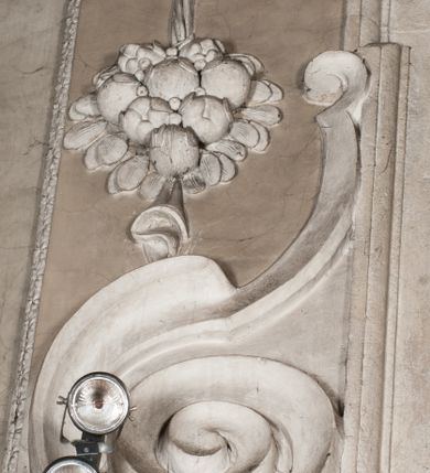 Zdjęcie nr 31: Kaplica zbudowana została na planie kwadratu i nakryta wzniesioną na pendentywach kopułą z latarnią. Przylega do kościoła od północy, do pierwszego przęsła nawy, z którą komunikuje się zamkniętym półkoliście przejściem. Wnętrze artykułowane jest w oparciu o schemat starożytnego łuku triumfalnego za pomocą osadzonych na wysokim cokole pilastrów z kompozytowymi głowicami. Pilastry podtrzymują wydatne belkowanie, ozodbione dekoracją stiukową w postaci puttów, festonów owocowych, rozet oraz kartuszy. Równocześnie pilastry ujmują półkoliste arkady, dwie niższe i większą, środkową. Niższe arkady wypełniają obrazy ze scenami z życia św. Karola Boromeusza. Ponad nimi w prostokątnych, stiukowych, obramieniach znajdują się malowane przedstawienia różnych świętych. W środkowej arkadzie ściany północnej umieszczono okazały późnobarokowy ołtarz z cudownym wizerunkiem św. Karola Boromeusza. Z kolei w arkadach wschodniej i zachodniej rozmieszczono prostokątne okna. Poniżej okna w arkadzie zachodniej znajduje się wyjście na zewnątrz kaplicy zaopatrzone w metalowe, prostokątne drzwi. Natomiast pod oknem w ścianie wschodniej zawieszono tablicę pamiątkową ku czci papieża Jana Pawła II. Arkadę wejściową do kaplicy zamyka prostokątna, brązowa krata. W jej podłuczu od wnętrza na wzór tympanonu umieszczono stiukowy kartusz z herbem Szreniawa, podtrzymywany przez dwa anioły. Ściany tarczowe podniebia przepruto czworobocznymi oknami ujętymi w stiukowe obramienia wolutowe. Na pendentywach przedstawiono w czterech stiukowych kartuszach herby: Szreniawa, Gryf i Kotwicz. Czwarty kartusz jest pusty. Czaszę kopuły wypełnia iluzjonistycznie malowana architektura podzielona na dwie strefy. Dolną artykułują pary pilastrów ujmujące okulusy oraz tralkowa balustrada, a górną gurty wyznaczające pola dla dekoracji ornamentalnej. Ściany zewnętrzne kaplicy zostały podzielone za pomocą kamiennych gzymsów i lizen na dwie trójosiowe kondygnacje, z których górna odpowiada wysokością smukłemu cokołowi mieszczącemu wejście. Zewnętrzne pola każdej elewacji dekorowane są płaskimi pasami tynku w układzie wzoru geometrycznego, zbliżonego do okuciowego. Okna i portal zostały ujęte w profilowane kamienne obramienia. Na ścianie północnej w środkowej kondygnacji pod kartuszem z herbem Szreniawa umieszczono tablicę fundacyjną z napisem: STANISLAUS COMES IN WIŚNICZ LUBOMIRSKI / PALATINUS ET GENERALIS CRACOVIEN[SIS] / SCEPUSIEN[SIS], BIALLOCERKIEVIEN[SIS] / ZATHORIEN[SIS], NIEPOLOMICIEN[SIS] E[T]C[ETER]A, E[T]C[ETER]A, CAPITANEUS / CAPELLAM HANC, / S[ANCTO] CAROLO BARRHOMAEO SUO TUTELARI PATRONO / POST RECEPTA SA[N]CTI HUIUS MERITIS TOT BENEFICIA / DICATAM / EX FUNDAMENTIS EREXIT, DONAVIT / EXORNAVIT, / ANNO D[O]MI[NI], 1640 (Stanisław hrabia na Wiśniczu Lubomirski wojewoda i starosta generalny krakowski, starosta spiski, białocerkiewski, zatorski, niepołomicki, i tak dalej, i tak dalej, tę kaplicę, poświęconą św. Karolowi Boromeuszowi, swojemu patronowi opiekuńczemu, po otrzymaniu tak wielkich łask za wstawiennictwem tego świetego, od fundamentów wzniósł, uposażył i ozdobił, roku Pańskiego 1640). Dach kaplicy oraz latarnia pokryte są blachą miedzianą.
