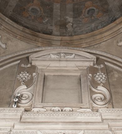 Zdjęcie nr 41: Kaplica zbudowana została na planie kwadratu i nakryta wzniesioną na pendentywach kopułą z latarnią. Przylega do kościoła od północy, do pierwszego przęsła nawy, z którą komunikuje się zamkniętym półkoliście przejściem. Wnętrze artykułowane jest w oparciu o schemat starożytnego łuku triumfalnego za pomocą osadzonych na wysokim cokole pilastrów z kompozytowymi głowicami. Pilastry podtrzymują wydatne belkowanie, ozodbione dekoracją stiukową w postaci puttów, festonów owocowych, rozet oraz kartuszy. Równocześnie pilastry ujmują półkoliste arkady, dwie niższe i większą, środkową. Niższe arkady wypełniają obrazy ze scenami z życia św. Karola Boromeusza. Ponad nimi w prostokątnych, stiukowych, obramieniach znajdują się malowane przedstawienia różnych świętych. W środkowej arkadzie ściany północnej umieszczono okazały późnobarokowy ołtarz z cudownym wizerunkiem św. Karola Boromeusza. Z kolei w arkadach wschodniej i zachodniej rozmieszczono prostokątne okna. Poniżej okna w arkadzie zachodniej znajduje się wyjście na zewnątrz kaplicy zaopatrzone w metalowe, prostokątne drzwi. Natomiast pod oknem w ścianie wschodniej zawieszono tablicę pamiątkową ku czci papieża Jana Pawła II. Arkadę wejściową do kaplicy zamyka prostokątna, brązowa krata. W jej podłuczu od wnętrza na wzór tympanonu umieszczono stiukowy kartusz z herbem Szreniawa, podtrzymywany przez dwa anioły. Ściany tarczowe podniebia przepruto czworobocznymi oknami ujętymi w stiukowe obramienia wolutowe. Na pendentywach przedstawiono w czterech stiukowych kartuszach herby: Szreniawa, Gryf i Kotwicz. Czwarty kartusz jest pusty. Czaszę kopuły wypełnia iluzjonistycznie malowana architektura podzielona na dwie strefy. Dolną artykułują pary pilastrów ujmujące okulusy oraz tralkowa balustrada, a górną gurty wyznaczające pola dla dekoracji ornamentalnej. Ściany zewnętrzne kaplicy zostały podzielone za pomocą kamiennych gzymsów i lizen na dwie trójosiowe kondygnacje, z których górna odpowiada wysokością smukłemu cokołowi mieszczącemu wejście. Zewnętrzne pola każdej elewacji dekorowane są płaskimi pasami tynku w układzie wzoru geometrycznego, zbliżonego do okuciowego. Okna i portal zostały ujęte w profilowane kamienne obramienia. Na ścianie północnej w środkowej kondygnacji pod kartuszem z herbem Szreniawa umieszczono tablicę fundacyjną z napisem: STANISLAUS COMES IN WIŚNICZ LUBOMIRSKI / PALATINUS ET GENERALIS CRACOVIEN[SIS] / SCEPUSIEN[SIS], BIALLOCERKIEVIEN[SIS] / ZATHORIEN[SIS], NIEPOLOMICIEN[SIS] E[T]C[ETER]A, E[T]C[ETER]A, CAPITANEUS / CAPELLAM HANC, / S[ANCTO] CAROLO BARRHOMAEO SUO TUTELARI PATRONO / POST RECEPTA SA[N]CTI HUIUS MERITIS TOT BENEFICIA / DICATAM / EX FUNDAMENTIS EREXIT, DONAVIT / EXORNAVIT, / ANNO D[O]MI[NI], 1640 (Stanisław hrabia na Wiśniczu Lubomirski wojewoda i starosta generalny krakowski, starosta spiski, białocerkiewski, zatorski, niepołomicki, i tak dalej, i tak dalej, tę kaplicę, poświęconą św. Karolowi Boromeuszowi, swojemu patronowi opiekuńczemu, po otrzymaniu tak wielkich łask za wstawiennictwem tego świetego, od fundamentów wzniósł, uposażył i ozdobił, roku Pańskiego 1640). Dach kaplicy oraz latarnia pokryte są blachą miedzianą.
